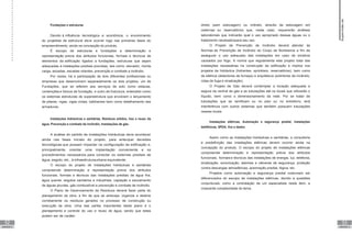 52
UNIDADE III
53
UNIDADE III
Fundações e estruturas
Devido à influência tecnológica e econômica, o envolvimento
do projetista de estrutural deve ocorrer logo nas primeiras fases do
empreendimento, ainda na concepção do produto.
É escopo de estruturas e fundações a determinação e
representação previa dos atributos funcionais, formais e técnicos de
elementos da edificação ligados a fundações, estruturas que sejam
adequadas à instalações prediais previstas, tais como: elevador, monta
carga, escadas, escadas rolantes, prevenção e combate a incêndio.
Por vezes, há a participação de dois diferentes profissionais ou
empresas que desenvolvem separadamente os dois projetos, um de
Fundações, que se referem aos serviços de solo como estacas,
contenções e blocos de fundação, e outro de Estrutura, entendido como
os sistemas estruturais de superestrutura que envolvem o lançamento
de pilares, vigas, vigas cintas, baldrames bem como detalhamento das
armaduras.
Instalações hidráulicas e sanitárias, Resíduos sólidos, Uso e reuso da
água, Prevenção e combate de incêndio, Instalações de gás.
A análise do partido de instalações hidráulicas deve acontecer
ainda nas fases iniciais do projeto, para antecipar decisões
tecnológicas que possam impactar na configuração da edificação e,
principalmente, orientar uma implantação conveniente e os
procedimentos necessários para conectar os sistemas prediais de
água, esgoto, etc., à infraestruturaurbana equivalente.
O escopo do projeto de instalações hidráulicas e sanitárias
compreende determinação e representação previa dos atributos
funcionais, formais e técnicos das instalações prediais de água fria,
água quente, esgotos sanitários e industriais, captação e escoamento
de águas pluviais, gás combustível e prevenção e combate de incêndio.
O Plano de Gerenciamento de Resíduos deverá fazer parte do
planejamento da obra, a fim de que se anteveja, organize e destine
corretamente os resíduos gerados no processo de construção ou
execução da obra. Uma das partes importantes deste plano é o
planejamento e controle do uso e reuso de água, sendo que estas
podem ser de caráter
direto (sem estocagem) ou indireto, através da estocagem em
cisternas ou reservatórios que, neste caso, requererão análises
laboratoriais que indicarão qual o uso apropriado dessas águas ou o
tratamento necessáriopara seu uso.
O Projeto de Prevenção de Incêndio deverá atender às
Normas de Prevenção de Incêndio do Corpo de Bombeiros a fim de
assegurar o uso adequado das instalações em caso de sinistros
causados por fogo. A norma que regulamenta este projeto trata das
instalações necessárias na construção da edificação e implica nos
projetos de hidráulica (hidrantes, sprinklers, reservatórios), bem como
de elétrica (detectores de fumaça) e arquitetura (extintores de incêndio,
rotas de fuga e sinalização).
O Projeto de Gás deverá contemplar a locação adequada e
segura da central de gás e as tubulações até os locais que utilizarão o
líquido, bem como o dimensionamento da rede. Por se tratar de
tubulações que se ramificam ou no piso ou no entreforro, terá
interferência com outros sistemas que também possuem tubulações
nesses locais.
Instalações elétricas, Automação e segurança predial, Instalações
telefônicas, SPDA, Voz e dados.
Assim como as instalações hidráulicas e sanitárias, a consultoria
e predefinição das instalações elétricas devem ocorrer ainda na
concepção do produto. O escopo do projeto de instalações elétricas
compreende determinação e representação prévia dos atributos
funcionais, formais e técnicos das instalações de energia, luz, telefonia,
sinalização, sonorização, alarmes e câmeras de segurança, proteção
contra descargas atmosféricas, automação predial, lógica, etc.
Projetos como automação e segurança predial costumam ser
diferenciados do escopo de instalações elétricas, devido a questões
conjunturais, como a contratação de um especialista neste item, e
crescente complexidade do tema.
Supervisão
de
projetos
 