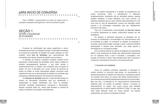 62
UNIDADE IV
63
UNIDADE IV
pARA INíCIO DE CONvERSA
Para o PMBOK “o gerenciamento do tempo do projeto inclui os
processos necessários para gerenciar o término pontual do projeto”.
SEÇÃO 1
DEFINIR E SEqUENCIAR
AS ATIvIDADES
Processo de identificação das ações específicas a serem
realizadaspara produzir as entregas do projeto. As atividades resultantes
do processo de subdivisão do trabalho de projeto realizado na EAP
resultam numa lista de atividades que, essencialmente, são
necessárias para realizar opacote de trabalho que as originou.
A utilização de modelos e trabalhos correlatos contendo EAPs
pode ajudar a determinação das atividades, porém, alguns modelos se
mostram demasiadamente genéricos, o que pode resultar o
subdimensionamento do trabalho total necessário para conclusão do
projeto. Por isso, é importante que o maior número de membros da
equipe de projeto ou outros especialistas estejam envolvidos neste
mapeamento para que a decomposição do trabalho em atividades seja
adequada ao detalhamentopreciso dos atributos das atividades.
Os atributos de atividade associam a cada atividade listada um
número de informações importantes para sua identificação e
caraterização no projeto. Identificador (ID), nome da atividade,
descrição, atividades predecessoras, sucessoras e relacionadas,
esperas, requisitos, datas, etc., situam cada atividade no contexto de
projeto e subsidiam a formulação do planejamento.
Outra medida interessante é a adoção do planejamento em
ondas sucessivas. Nele, o planejamento é elaborado
progressivamente, detalhando até as atividades básicas, apenas
aqueles trabalhos a serem realizados num futuro próximo. Os
trabalhos planejados para um futuro distante serão detalhados em uma
nova onda ou ciclo de planejamento, quando sua realização estiver
próxima e as informações necessárias para seu detalhamento
estiverem mais claras.
Para isso é fundamental a documentação da lista dos marcos
ou eventos significativos do projeto, evidenciando aqueles que são
obrigatórios.
Em seguida, é necessário sequenciar as atividades, em um
processo de identificação e documentação dos relacionamentos entre
as atividades do projeto. Ao considerar as relações de precessão e
sucessão, demarcando entrada, atividade e saída, é possível identificar
antecipações e esperas entre atividades, que darão suporte à
formulação de um cronograma realista.
Isso é possível através do método do diagrama de precedência
(MDP), onde sequências de tarefas são determinadas logicamente
em um diagrama sobre o qual é formulado o cronograma. Com
exceção da primeira e última, cada atividade deve estar conectada a
outra(s) por umaentrada de recursos e uma saída produzida.
1.1 Um porém a ser considerado
Existe um problema conceitual relacionado à abstração do
modelo produtivo no raciocínio input-output. Ao desconsiderar os
aspectos particulares do trabalho em andamento, considerando apenas
as conexões entre inputs em outputs das tarefas transformadoras, o
real dimensionamento das atividadesrelacionadoa ele fica comprometido.
Mais que isso, a construção de um sequenciamento extremamente
detalhado pode, ao contrario do esperado, emperrar o processo de
desenvolvimento do projeto. Isso ocorre porque cada atividade
sequenciada traz um buffer implícito (KOSKELA, 2000). Ou seja, para
cada tarefa estimada existe um “tempo perdido” nas esperas
programadas, que oneram e prolongamo processo.
Supervisão
de
projetos
 
