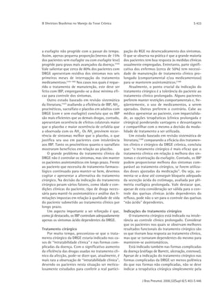 ΙΙ Diretrizes Brasileiras no Manejo da Tosse Crônica                                                       S 433




a esofagite não progride com o passar do tempo.           pação do RGE no desencadeamento dos sintomas.
Assim, apenas pequena proporção (menos de 15%             O que se observa na prática é que a grande maioria
dos pacientes sem esofagite ou com esofagite leve)        dos pacientes tem boa resposta às medidas clínicas
progride para graus mais avançados da doença.(164)        usualmente empregadas. Entretanto, parte signifi-
Vale salientar que cerca de 80% dos pacientes com         cativa dos enfermos (cerca de 50%) tem necessi-
DRGE apresentam recidiva dos sintomas nos seis            dade de manutenção de tratamento clínico pro-
primeiros meses de interrupção do tratamento              longado (comportamental e/ou medicamentoso)
medicamentoso.(165-166) Nos casos nos quais é reque-      para se manterem assintomáticos.(168)
rido o tratamento de manutenção, este deve ser                Atualmente, o ponto crucial da indicação do
feito com IBP, empregando-se a dose mínima efi-           tratamento cirúrgico é a tolerância do paciente ao
caz para controle dos sintomas.                           tratamento clínico prolongado. Alguns pacientes
    Outro estudo baseado em revisão sistemática           preferem manter restrições comportamentais e, fre-
da literatura,(167) avaliando a eficiência de IBP, AH2,   qüentemente, o uso de medicamentos, a serem
procinéticos, sucralfato e placebo em adultos com         operados. Outros preferem o contrário. Cabe ao
DRGE (com e sem esofagite) concluiu que os IBP            médico apresentar ao paciente, com imparcialida-
são mais eficientes que as demais drogas, contudo,        de, as opções terapêuticas (clínica prolongada e
apresentam ocorrência de efeitos colaterais maior         cirúrgica) ponderando vantagens e desvantagens
que o placebo e maior ocorrência de cefaléia que          e compartilhar com o mesmo a decisão da moda-
a observada com os AH2. Os AH 2 previnem recor-           lidade de tratamento a ser utilizada.
rência de sintomas melhor que o placebo, o que                Um estudo baseado em revisão sistemática de
justifica seu uso em pacientes com intolerância           literatura,(169) comparando a eficácia dos tratamen-
aos IBP. Tanto os procinéticos quanto o sucralfato        tos clínico e cirúrgico da DRGE crônica, concluiu
mostraram benefícios em relação ao placebo.               que: “o tratamento cirúrgico é mais eficaz que o
    O grande problema do tratamento clínico da            tratamento clínico em relação à melhora dos sin-
DRGE não é controlar os sintomas, mas sim manter          tomas e cicatrização da esofagite. Contudo, os IBP
os pacientes assintomáticos em longo prazo. Frente        podem proporcionar melhora dos sintomas com-
ao paciente que necessita de tratamento farmaco-          parável ao tratamento cirúrgico, se forem utiliza-
lógico continuado para manter-se bem, devemos             das doses ajustadas da medicação". Ou seja, au-
cogitar e apresentar a alternativa do tratamento          menta-se a dose até conseguir bloqueio adequado
cirúrgico. Na decisão da indicação do tratamento          da secreção ácida do estômago, avaliada por pH-
cirúrgico pesam vários fatores, como idade e con-         metria esofágica prolongada. Vale destacar que,
dições clínicas do paciente, tipo de droga neces-         apesar de esta consideração ser válida para o con-
sária para mantê-lo assintomático e análise das li-       trole das queixas clínicas ácido dependentes do
mitações impostas em relação à qualidade de vida          refluxo, pode não o ser para o controle das queixas
do paciente submetido ao tratamento clínico por           “não ácido" dependentes.
longo prazo.
    Um aspecto importante a ser reforçado é que,          Indicações do tratamento cirúrgico
como já destacado, os IBP controlam adequadamente            O tratamento cirúrgico está indicado na intole-
apenas os sintomas ácido dependentes da DRGE.             rância ao controle clínico prolongado. Considerar
                                                          que os pacientes nos quais se observam melhores
Tratamento cirúrgico                                      resultados funcionais do tratamento cirúrgico são
    Por muito tempo, preconizou-se que o trata-           os que tiveram boa resposta ao tratamento clínico,
mento cirúrgico da DRGE estaria indicado nos ca-          mas que se tornaram dependentes do mesmo para
sos de “intratabilidade clínica" e nas formas com-        manterem-se assintomáticos.
plicadas da doença. Com o significativo aumento              Está indicado também nas formas complicadas
da eficiência das drogas usadas no tratamento clí-        da doença (esôfago de Barrett, ulceração, estenose).
nico da afecção, pode-se dizer que, atualmente, é         Apesar de a indicação do tratamento cirúrgico nas
mais rara a observação de “intratabilidade clínica",      formas complicadas da DRGE ser menos polêmica
devendo os pacientes nesta situação ser meticu-           do que nas formas não complicadas, não se deve
losamente estudados para conferir a real partici-         indicar a terapêutica cirúrgica simplesmente pela


                                                                      J Bras Pneumol. 2006;32(Supl 6):S 403-S 446
 