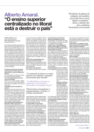 É um cenário desolador, passado para o
papel sob a forma de gráficos. Para iní-
cio de conversa, Alberto Amaral, o pre-
sidente da Agência de Avaliação e Acre-
ditação do Ensino Superior (A3ES), mos-
tra-nos o estado do ensino superior: há
uma debandada geral de alunos que,
para continuarem os estudos, fogem do
Interior para o litoral. Mas há mais: em
dois anos (2011-2013), Portugal perdeu
28 mil estudantes universitários. Fixar
alunos nas regiões desertificadas é um
desafio urgente, tal como acabar com os
interesses instalados que têm impedido
a descentralização do modelo de gestão
no ensino superior.
Os números mostram que há muito
menos alunos no ensino superior. É
possível prever como será daqui para
a frente?
Essa contracção vai continuar e aumen-
tar nas próximas duas décadas.
É o ensino privado aquele que mais
acusa essa redução?
Primeiro é o privado, depois o politéc-
nico e por fim o universitário público.
Todos vão ser atingidos, mais cedo ou
mais tarde.
Consequência directa do poder de
compra?
Não só. Há aqui dois fenómenos: o da
natalidade, que vai continuar a sentir-se
e que mais tarde vai chegar ao ensino
superior, e o da emigração. Mas há ain-
da o fenómeno da crise económica, que
por vezes leva os alunos a optarem por
arranjar emprego logo no final do secun-
dário e a só procurarem o ensino supe-
rior mais tarde, quando podem.
Qual o impacto desses fenómenos na
formação a médio e longo prazo?
Há áreas mais afectadas que outras. É o
caso das Engenharias, em que as disci-
plinas de Matemática e Física passaram
a ser obrigatórias para o acesso a esses
cursos, o que diminuiu o número de can-
didatos. Esse efeito ainda é mais brutal
no caso da Engenharia Civil, em que não
só a entrada é mais difícil, por essa razão,
como ainda por cima, devido à crise eco-
nómica, as pessoas se afastam dessa área
porque a seguir não têm emprego.
As universidades privadas tenderão a
ajustar a oferta de cursos em função
desta contracção do mercado?
As privadas e as públicas, todas farão
esse percurso para se adaptar. O ensino
superior é um bem posicional, há um
conceito de qualidade e de importância
inerente. Harvard, por exemplo, tem um
bem posicional enorme. Uma gradua-
ção lá corresponde a um emprego exce-
lente. A Medicina também. Estando nós
a falar de um sistema em que está em
causa um bem posicional, quando hou-
ver competição ela vai começar por bai-
xo. É isso que se está a observar. Come-
ça por haver grandes dificuldades no
politécnico e no privado e o público uni-
versitário há-de ser atingido, mas mais
tarde.
Haverá outras consequências, mais
graves que a perda de receitas?
Pode pensar-se em consequências a dois
níveis: o desaparecimento das institui-
ções ou a sua fusão. E, claramente, a redu-
ção da dimensão.
Está a pensar a que distância?
Em relação ao privado, está a acontecer
neste momento. Já houve algumas insti-
tuições que fecharam, como o Instituto
Piaget. O Instituto Superior Bissaya Bar-
reto, em Coimbra, vai fechar, o Instituto
de Espinho também fechou.
O ensino público vai aguentando.
O público vai aguentando, primeiro por-
que conta com o suporte do Orçamento
do Estado. Por outro lado, porque a situa-
ção começa a corroer por baixo.
Ao mesmo tempo tem havido fusões. É
uma forma de salvar as instituições?
Fusões e compras. A Universidade Euro-
peia [que pertence ao grupo norte-ame-
ricano Laureate e que na Europa tem
sede na Holanda] comprou o Instituto de
Artes Visuais, Design e Marketing (IADE)
e o Instituto Português de Administra-
ção e Marketing (IPAM). Antes já tinha
comprado o Instituto Superior de Lín-
guas e Administração (ISLA).
Essas alterações no mercado têm
impacto na qualidade dos cursos?
Eventualmente, sim. Havendo uma fusão,
se for bem feita, é de esperar que refor-
ce a qualidade da instituição.
A agência tem a responsabilidade de
avaliar o ensino superior. Para quem
não conheça o trabalho que desenvolve,
em que consiste essa tarefa?
A lei estabelece as condições mínimas em
que o ensino superior deve funcionar. É
preciso definir a composição do corpo
docente, a qualidade da investigação, o
número de alunos por docente.
Como é a relação com as instituições?
De uma forma geral, a instituição apre-
senta um relatório sobre cada um dos
cursos, depois há um grupo de especia-
listas que visita a instituição e discute
com eles, analisa o relatório e faz uma
recomendação.
Com que frequência se faz a avaliação?
É um trabalho feito a cada cinco, seis anos.
A não ser que, a meio
do ciclo, haja a noção
de que qualquer coisa
aconteceu. Se sabemos
que há problemas em
determinado curso, o
que se faz é ir lá mais
cedo.
Há muito trabalho da
instituição nesse pro-
cesso de avaliação?
Sim, ela tem de fazer
uma análise crítica do
que está a ser oferecido
em cada um dos cursos.
Tem de recolher dados
sobre o corpo docente,
o currículo dos docen-
tes, o número de alunos em frequência,
o número de diplomados, instalações, etc.
O contributo dos estudantes na avalia-
ção é importante?
Claro que sim. Para já, os alunos devem
participar nas comissões de avaliação
externa. A comissão de avaliação exter-
na é formada por um conjunto de peritos
e sempre por um aluno. Os estudantes
são essenciais, uma vez que são eles o alvo
do ensino. Uma boa parte do trabalho das
comissões passa por ouvir os alunos da
própria instituição. Ter um aluno do lado
de cá facilita muito esse diálogo, porque
são eles que estão lá dentro, eles é que
sabem como se sentem.
As visões do aluno e das instituições
coincidem ou há desfasamentos?
Às vezes os alunos são mais críticos que
os representantes da instituição. Outras
vezes não. Mas a própria legislação euro-
peia, que vai ser aprovada para o Euro-
pean Standard Guidelines, vai obrigar à
presença de alunos nas comissões de ava-
liação externa.
De que forma esse trabalho de avalia-
ção do ensino superior poderá ajudar o
aluno a escolher a instituição?
Temos eliminado os cursos cuja qualida-
de não corresponde aos padrões mínimos.
Até este momento devem ter sido cerca
de 2200 cursos encerrados. E desses, cer-
ca de 90% foram fechados por decisão das
próprias instituições.
Após a avaliação?
Por vezes até antes da avaliação. No pró-
ximo ano vamos avaliar seis áreas: Físi-
ca, Química, Medicina e outras. Há uma
lista enviada às instituições. Acontece que,
na sequência desse envio, as instituições
fecham em média 150 cursos. Significa
que começam também a ter uma visão
mais crítica. Para mim isto é o mais impor-
tante. Não precisamos de ser nós a encer-
rar, os próprios percebem que aquilo já
não faz sentido – ou porque não tem alu-
nos ou porque não tem qualidade.
Há cursos que existem para garantir a
sobrevivência financeira das institui-
ções. Como se lida com esta situação?
Não temos esse tipo de considerações em
mente. Temos um conjunto de regras e é
isso que aplicamos. Há casos em que as
instituições foram forçadas a encerrar
porque deixaram de ter cursos acredita-
dos. Como também há casos de institui-
ções que mudaram do sistema universi-
tário para o politécnico porque os cursos
não tinham qualidade suficiente.
Mas há alunos que vão para um curso
para o qual não há mercado.
O aluno é considerado um cliente ima-
turo. Por um lado, porque muitas vezes
não tem formação necessária para fazer
uma boa escolha. Se optar por Econo-
mia em Lisboa ou no Porto, deveria saber
quais são as perspectivas de rendimen-
tos ao longo da sua vida de trabalho. E
esta avaliação não existe. O aluno acaba
por escolher por razões que não são as
mais lógicas: ou porque a namorada tam-
bém foi para lá, ou porque os amigos
foram ou porque o tio é jornalista e ele
também quer ser.
Lá fora é diferente?
Já fiz avaliações de instituições na Holan-
da e não encontrei um único aluno que
me dissesse ter escolhido um curso por
causa da qualidade. É importante que
exista um sistema que elimine aquilo que
nãotemqualidade.Oalunotemhojemeios
 