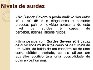 Naquela época o pensamento que emanava era que aqueles que não ouviam não falariam nunca e nem poderiam adquirir os conhecimentos que vem do ouvido, ou seja, da língua oral. Educação de pessoas surdasMais tarde, no século IV, é a vez de Santo Agostinho, quem a partir da informação de que São Jerônimo ensinava o evangelho aos surdos através dos sinais, chega mesmo a afirmar que os sinais constituíam uma verdadeira linguagem que era transmitida de geração para geração entre os surdos e que através dos sinais eles podiam aprender e ensinar tudo.Educação de pessoas surdasA partir do século XVI filósofos e pedagogos relançarão a questão da integração escolar dos surdos. Neste período, na Espanha, o beneditino Ponce de Léon toma para si a tarefa de ensinar a escrita para duas crianças surdas de uma rica família espanhola, ele consegue fazê-las aprender a escrever, e uma vez que, a surdez destas crianças não era tão acentuada, ele consegue, também, lhes fazer falar de maneira razoavelmente correta. Educação de pessoas surdasDo século XVI ao século XVIII, os pioneiros da educação dos surdos são, com exceção de Etienne de Fay, ouvintes e preceptores de crianças de famílias ricas. Seu ensino, muito individualizado, repousa sobretudo na educação da fala. Estas crianças, não mais que seus mestres, não têm contato com a comunidade lingüística surda (INSTITUT NATIONAL DE JEUNES SOURDS DE PARIS, 1990: 33. Trad. minha).Educação de pessoas surdasO século XVIII é um momento marcante na história dos surdos, onde um nome não pode deixar de ser mencionado: o do abade Michel de l’Epée. 