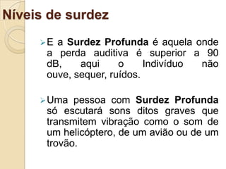 Na ânsia de que todas as crianças surdas de todas as condições aproveitassem as benfeitorias da instrução para que se tornassem bons cristãos e bons trabalhadores, ele funda em Paris em 1760 a primeira verdadeira escola para surdos. Michel de l’Epée entendeu a importância capital da comunicação visual-gestual na instrução e na vida cotidiana dos surdos (INSTITUT NATIONAL DE JEUNES SOURDS DE PARIS, 1990).Educação de pessoas surdasMichel de l’Epée não se propõe a fazer falar os mudos, a lhes fazer chegar à oração, à enunciação sonora. Pois os surdos pensam e vivem no discurso dos outros. Se o pensamento é um verbo interior, a voz não é a representante privilegiada do sujeito (INSTITUT NATIONAL DE JEUNES SOURDS DE PARIS, 1990:34. Trad. minha).Educação de pessoas surdasA partir das iniciativas do abade de l’Epée surgirá em março de 1794, após sua morte, o InstitutNational de JeunesSourds-Muets de Paris – Instituto Nacional de Jovens Surdos-Mudos de Paris (hoje Instituto Nacional de Jovens Surdos de Paris), o primeiro estabelecimento público francês de instrução para surdos. Educação de pessoas surdasEm 1855 o professor E. Huet, do Instituto Nacional de Jovens Surdos de Paris, chega ao Brasil, no Rio de Janeiro, e apresenta ao Imperador Dom Pedro II um relatório, onde exprimia a pretensão de criar aqui no Brasil um estabelecimento para surdos. 