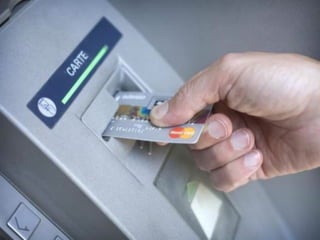 Sûreté de fonctionnement
}  A quel point on peut avoir « confiance » en ces
systèmes ?
6
 