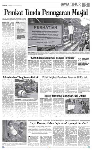 JAWA TIMUR 

| SABTU, 9 NOVEMBER 2013

surya.co.id | surabaya.tribunnews.com

Pemkot Tunda Pemugaran Masjid
■ Ancam Situs Setono Gedong
kediri, surya - Rencana
pemugaran Masjid Auliya, Kota
Kediri dikhawatirkan bakal
mengancam kelestarian situs
sejarah Setono Gedong.
Masalahnya, panitia sudah
melakukan penggalian untuk
memasang rangka besi tembok
di samping bangunan pendopo.
Pantauan Surya Jumat (8/11),
rangka besi untuk bangunan
tembok itu malahan sudah terpasang. Ada beberapa titik tiang
yang akan menjadi penyangga
bangunan tembok keliling.
Panitia terlebih dahulu membenahi bangunan pendopo yang
ada di barat masjid. Rencananya
selama dipugar, pendopo akan
difungsikan untuk masjid sementara.
Pihak Balai Pelestari Cagar
Budaya (BPCB) Trowulan, Jatim
sebenarnya telah memasang
papan peringatan larangan pembongkaran. Malahan pada papan
peringatan tertulis jelas larangan
mengubah atau memindahkan
tanpa seizin pemerintah. Disebutkan juga ancaman hukuman 10
tahun penjara atau denda maksimal Rp 100 juta bagi pelakunya.
Komunitas Pelestari Sejarah dan
Budaya Kediri (Pasak) menyesalkan adanya rencana perluasan
masjid yang mengancam kelestarian situs sejarah di Setono Gedong.
Kami khawatir perluasan
dan pembangunan masjid yang
tidak dikonsultasikan dengan
BPCB Trowolan akan merusak
situs yang ada di Setono Gedong, jelas Ahmad Mubarok,
pegiat Pasak kepada Surya.
Komunitas Pasak tengah menyusun gerakan untuk menyelamatkan situs Setono Gedong yang
merupakan peninggalan Kerajaan
Kahuripan Kediri. Kami berharap
pembangunan masjid tetap memperhatikan pelestarian budaya,
kata Mubarok sembari mengatakan
panitia sudah jauh melangkah.

storyhighlights
■ Takmir Masjid Auliya, Kota
Kediri bakal memugar
bangunan masjid.
Sejumlah titik akan
dipagar tembok
■ Pengalian fondasi dan
pemasangan kerangka
besi dikhawatirkan
mengancam situs sejarah
Setono Gedong
■ Pemkot kediri melalui
Disbudparpora meminta
takmir masjid menunda
pemugaran

Belum Izin BPCB

Perluasan dan pemugaran
Masjid Auliya di kompleks Makam Setono Gedong dipastikan
belum mendapatkan izin resmi
BPCB Trowulan. Sebagai situs
sejarah sebelum ada pemugaran
di kompleks Setono Gedong harus ada kajian terlebih dahulu.
Kabid Kebudayaan Disbudparpora Kota Kediri Roni Yusianto kepada Surya menuturkan, terkait pemugaran Masjid
Auliya, pihaknya telah mengirimkan surat pemberitahuan ke
BPCB Trowulan. Namun sampai
sekarang masih belum mendapatkan jawaban resminya.
Kami sudah mengirim surat
untuk meminta kajian terlebih
dahulu. Namun surat kami
sampai sekarang belum mendapatkan jawaban resmi, ungkap
Roni Setiawan, Jumat (8/11).
Karena belum mendapat
jawaban, Roni memastikan pemugaran masjid belum ada kajian dan izin resmi dari BPCB
Trowulan. Nanti kami akan
memberitahu takmir masjid
supaya tidak melanjutkan lagi
pemasangan rangka besi, janjinya.(dim)

surya/didik mashudi

papan larangan - Pemugaran dan perluasan Masjid Auliya di kompleks makam Setono Gedong mengundang kontraversi. Pemkot Kediri lewat Disbudparpora meminta agar
takmir masjid menunda pemugaran masjid sebelum ada izin dari BPCB Trowulan. Makam Setono Gedong merupakan situs sejarah, sehingga dipasang papan larangan membongkar
dan memasang rangka tiang cor untuk pagar

Kami Sudah Koordinasi dengan Trowulan
takmir Masjid Auliya Setono
Gedong mengaku sudah berkoordinasi dengan petugas BPCB
Trowulan sebelum memulai pemugaran dan perluasan masjid.
Karena telah koordinasi pihak
takmir meneruskan rencana
pemugaran.
Kami sudah koordinasi dengan BPCB Trowulan. Hasilnya
memang tidak menolak dan tidak
mengizinkan serta menyerahkan
kepada masyarakat dan takmir,
tandas H Muhajir Irsyad, Ketua

Polres Madiun Tilang Kereta Kelinci
madiun, surya - Polres
Madiun Kota melarang beroperasinya kereta kelinci di
wilayah Kota dan Kabupaten
Madiun. Pasalnya, dari berbagai kajian operasional kereta
kelinci sangat membahayakan
bagi pengemudi, penumpang
serta pengguna jalan lainnya.
Oleh karenanya, Satuan
Lantas Polres Madiun Kota
menilang dan mengandangkan
4 kereta kelinci hasil modifikasi
dari berbagai jenis kendaraan
mulai mobil mesin diesel hingga sepeda motor.
Larangan itu bukan hanya
di wilayah Polsek Kartoharjo,
Manguharjo, dan Polsek Taman yang ada di wilayah Kota
Madiun, akan tetapi juga di wilayah Polsek Jiwan dan Polsek
Sawahan yang masih berada di
wilayah Kabupaten Madiun.
Kasat Lantas Polres Madiun
Kota, AKP Kasiani mengatakan
jika keempat kereta kelinci
yang diamankan itu merupakan hasil razia selama sebulan
terakhir. Rata-rata kereta itu
merupakan hasil modifikasi
mobil bermesin diesel, motor
dan mesin diesel murni.
Rencananya, para pemilik
diperbolehkan mengambil kereta kelinci yang disita, asalkan
mau membuat surat pernyataan tidak mengoperasikan lagi.
Kalau mau mengambil

Takmir Masjid Auliya saat dikonfirmasi Surya, Jumat (8/11).
Dijelaskan Muhajir Irsyad,
pihaknya hanya memakai bangunan pendopo untuk bangunan masjid sementara selama
pemugaran. Karena bangunan
masjid yang ada sekarang akan
dibongkar.
Bangunan pendopo yang akan
dipakai masjid itu memang akan
dipasang pagar keliling. Sehingga harus memasang tiangnya.
Kalau bangunan pendopo itu

khan bangunan baru bukan masuk
situs cagar budaya, jelasnya.
Selain itu kata Muhajir Irsyad,
situs Setono Gedong merupakan
situs cacat, karena saat ditemukan sudah tidak utuh lagi. Dulu
batu-batunya ada di depan, kemudian dipindah ke belakang,
jelasnya.
Total anggaran pemugaran
masjid yang akan berlangsung
selama 4 tahun mencapai Rp
3,5 miliar. Desain gambar masjid
juga sudah dibuat tim dari ITS.

Sedangkan kontraktor pelaksana ditangani sendiri oleh takmir
masjid. Nanti batu lingganya posisinya juga tetap terbuka, hanya
diberi pembatas rantai saja di
sekelilingnya, jelasnya.
Sementara Tugiman, mandor
proyek pemugaran Masjid Auliya
menyebutkan, mulai mengerjakan pemasangan tiang pagar
tembok sejak Rabu (6/11).
Kompleks makam Setono
Gedong diduga merupakan situs
peninggalan Kerajaan Kahuripan.

Sebelum memugar
bangunan masjid,
kami sudah
koordinasi dengan BPCB
Trowulan. Tetapi memang tidak
menolak atau mengizinkan
pemugaran masjid.
Muhajir irsyad
takmir masjid auliya
Di kompleks itu juga ada makam
para bupati Kediri dan Syech
Wasil. (dim)

Polisi Tangkap Pendekar Perusak 18 Rumah
tulungagung, surya - Polres Tulungagung meringkus seorang penganiaya pendekar silat
berinisial L terkait penyerangan
18 rumah penduduk di Dusun
Centong dan Dusun Genengan,
Desa/Kecamatan Bandung, Jumat (8/11).
Ini terkait aksi balas dendam ratusan pendekar yang
menyerang penduduk Dusun
Centong dan Genengan, Desa/
Kecamatan Bandung, Selasa
(5/11) dini hari.

Polisi juga masih memburu 5
penganiaya lain berinisial U, D,
K, K, L yang semuanya warga
Desa/Kecamatan Besuki. Penyerangan dini hari itu bukan
hanya diwarnai penganiayaan
tetapi juga perusakan terhadap
18 rumah penduduk. Para pendekar bahkan merusak motor
dan mobil polisi.
Kini, seorang perusak mobil
polisi berinisial P sudah ditahan,
sedangkan dari ratusan perusak
rumah penduduk, baru dua

orang yang sudah ditetapkan
sebagai tersangka. Keduanya
berinisial F dan T, warga Desa/
Kecamatan Besuki.
Penangkapan ini berkat penyisiran ketat di titik-titik rawan
konflik di wilayah Dusun Centong dan Genengan. Situasi yang
semula mencekam, kini berangsur-angsur normal namun polisi
tetap rutin berpatroli di wilayah
dusun itu.
“Sebagian anggota Polres dan
Polda Jatim kami tarik, tetapi

patroli tetap kami lakukan, ujar
Kapolres AKBP Whisnu Hermawan Februanto.
Menurut dia, penyelidikan
terhadap kasus ini pasti akan
dikembangkan, terutama untuk
menangkap para buron.
Guna memaksimalkan perburuan itu, Polres membentuk 3
tim khusus yang masing-masing
menangani kasus penganiayaan,
kasus perusakan rumah dan kasus perusakan motor serta mobil
polisi.(yul)

Polres Jombang Bongkar Judi Online
surya/sudarmawan

DIKANDANGKAN - 4 Unit kereta kelinci yang biasa beroperasi di
wilayah jajaran Polres Madiun Kota dikandangkan di Satlantas
silakan asalkan mau membuat
surat pernyataan untuk tidak
mengoperasikan lagi kereta
kelincinya. Karena kali ini kami
sebatas menegur, akan tetapi
jika diulangi maka kami akan
menilang dan memprosesnya,
terangnya, Jumat (8/11).
Dalam surat pernyataan itu,
kata Kasiani berisi kesanggupan tidak lagi menggunakan
kendaraan modifikasi tersebut
di jalan raya demi terciptanya
rasa aman dan ketertiban bersama di jalan raya. Namun, jika
melanggar kembali, siap ditin-

dak sesuai peraturan berlaku
disertai materai Rp 6.000 dan
ditandatangani pemilik serta
pengelola kereta kelinci.
Kami minta mesin harus
dicopoti dengan menunjukan
surat ijin kendaraan. Karena
kenyataannya satu kereta
kelinci memakai mesin mobil
Isuzu Panther sudah mati pajak
sejak 2011 lalu.
Sementara keempat pemilik
kereta kelinci itu, tak bisa berkutik saat barang-barang miliknya disita Satuan Lantas Polres
Madiun Kota. (wan)

jombang, surya - Polres
Jombang mengungkap praktik
judi toto gelap (togel) melalui
jaringan online, Kamis (7/11)
malam.
Omzet judi togel dengan modus baru di wilayah Jombang itu
mencapai ratusan juta rupiah.
Dalam penggerebekan itu,
polisi menangkap tiga tersangka
pelaku, yang berperan sebagai
bandar. Mereka Adi Febrianto
(27), warga Dusun Kedungasem, Desa/Kecamatan Bandarkedungmulyo, Hafid Riski (20),
dan Ari Candra (28), keduanya
warga Desa Candimulyo, Kecamatan Jombang Kota.
Ketiga bandar tersebut dibekuk di Perumahan Kaliwungu

Jombang Kota beserta sejumlah
barang bukti. Di antaranya, uang
tunai Rp 12,9 juta, 6 unit ponsel,
2 unit komputer, 2 kalkulator,
3 buku tabungan, 2 modem internet, serta rekapan tombokan
togel.
Kapolres Jombang, AKBP
Tri Bisono Soemiharso, mengungkapkan, dibongkarnya judi
online itu berawal dari informasi
masyarakat. Dari informasi itu
polisi melakukan penyelidikan
sekitar seminggu.
Hasil penyelidikan, ternyata
mengarah kepada sebuah rumah di Perumahan Kaliwungu,
Kelurahan Kaliwungu, Jombang
Kota yang merupakan markas
bandar judi online.(uto)

surya/sutono

barang bukti - Kapolres Jombang AKBP Tri Bisono Soemiharso
memperlihatkan barang bukti berupa uang tunai, para tersangka judi
online

Derita Sri Rahayu, Potret Kemiskinan yang Tiada Berakhir

Saya Pasrah, Makan Saja Susah Apalagi Berobat
Terhitung sejak tiga tahun terakhir, tubuh wanita
berusia 42 tahun ini tidak bisa dibaringkan, pasalnya perutnya terus membuncit tidak seimbang
dengan tubuhnya yang kurus kering. Akibatnya Sri
Rahayu (42) tidak mampu tidur berbaring, ia hanya
tidur dengan duduk dan bersandar

p
surya/imam taufiq

Membuncit - Sri Rahayu (42) hanya bisa pasrah dengan kondisi perutnya
yang terus membesar. Tumor ganas terus menggerogoti perutnya,
sementara untuk berobat ia tak mampu.
join facebook.com/suryaonline

enderitaan Sri, panggilan akrabnya, seolah
semakin komplet. Selain
kemiskinan terus membelit
hidupnya, kini perutnya terus
membuncit akibat digerogoti
tumor.
Sri Rahayu (42), warga Dusun
Ngadirejo Lor Rt 04/RW 04,
Desa Genengan, Kecamatan

Doko, Kabupaten Blitar, harus
berjuang melawan penderitaan
yang setiap detik terus menyiksanya. Tumor yang bersarang
pada perutnya kian membesar
hingga mendesak organ lain di
sekitar perutnya. Kalau bernafas ngos-ngosan, bahkan kadang
sesak, tuturnya ditemui di rumahnya, Jumat (8/11).

Karena tumor itu terus membesar, kini Sri sulit melakukan
aktivitas. Bahkan, sekadar jalan
saja, ia harus dituntun oleh
suaminya, Munduk (45). Sehari-hari, ia hanya bisa duduk.
Bahkan, kalau capai tiduran, ia
harus duduk dengan bersandar.
Sepertinya tubuh saya semakin berat saja. Padahal, saya ini
kurus dan hanya perut saya yang
kian membesar, keluhnya.
Bahkan, kalau malam, ia tak
bisa tidur karena merasakan
nyeri dalam perutnya. Rasanya,
kata dia, seperti ditusuk-tusuk
dengan duri. Akhirnya, kalau
malam hari saya harus duduk.
Sebab, kalau saya pakai tidur
atau berbaring, rasa nyerinya

bertambah parah, sudah tiga tahun ini saya tidur sambil duduk
dan bersandar, paparnya.
Selama mengalami penderitaan ini, Sri mengaku belum
pernah dibawa ke dokter. Itu
karena ia tak punya uang. Sementara, Jamkesmas juga tak
pernah dapat.
Katanya, ia tak ada yang
menawari dan mau mengurus
tak tahu caranya. Karena itu, ia
hanya bisa pasrah, apalagi saat
ini ia sudah tak bisa makan nasi.
Sebab, kalau diberi makan nasi,
perutnya bertambah sakit. Sebagai penggantinya, ia minum air
dan Energen.
Kadang kalau punya uang ya
beli roti. Namun, kalau lagi tak

punya uang, ya cukup minum
air putih, tuturnya.
Sri dan suaminya menempati
rumah berukuran 3 x 6 m2 dengan tinggi 2,5 meter. Sementara dindingnya hanya gedek,
dengan lantai tanah. Sehari-hari,
suaminya, Munduk hanya buruh tani, dengan penghasilan Rp
15.000 - Rp 30.000 per hari.
Jangankan berobat, makan
saja susah. Selama ini kami juga
tak pernah dapat bantuan apapun dari pemerintah, akunya.
Diceritakan Sri, semula ia
keguguran. Bidan menyarankan
kiret, tetapi ia tidak memiliki
biaya. Lalu perutnya mulai
gatal-gatal dan nyeri, dan kini
terus membesar.(imam taufiq)
follow @portalsurya

 