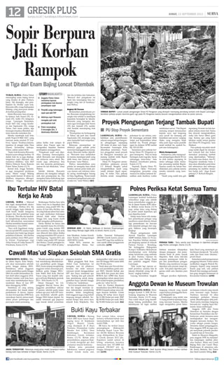 12 surya.co.id | surabaya.tribunnews.com
GRESIKPLUS JUMAT, 13 SEPTEMBER 2013 |
gresik, surya - Maksud
hati ingin memperbaiki ekono-
mi keluarga, Herlina (41), ibu
rumah tangga, ingin bekerja di
Arab Saudi. Sudah mengurus
paspor dan ikut pelatihan kerja
di Jakarta. Tiba-tiba tim kesehat-
an menghalangi niatnya karena
hasil laboratorium menyatakan
Herlina terinfeksi human immu-
nodeficiency virus (HIV).
Saya syok bagaimana mung-
kinsayapositifHIV,rasanyaingin
melompat dari lantai tiga tempat
pelatihan di Jakarta, aku Herlina
pada puluhan siswa SMA peser-
ta Seminar Penyimpangan Gaya
Hidup Remaja di Graha Sarana PT
Petrokimia, Kamis (12/9).
Belakangan Herlina baru tahu
kalau virus itu ia dapatkan dari
suaminya yang positif HIV. Ru-
panya, di luar tahu Herlina, sua-
mi yang bekerja sehari-hari seba-
gai sopir melakukan hubungan
seksual tidak sehat. Namun
hingga kini, sang Suami masih
tidak mengakui perbuatannya.
Derita Herlina itu hanya satu
dari sejumlah kasus ibu di Kabu-
paten Gresik yang tertular HIV
dari suaminya. Bahkan, ada anak
usia dibawah lima tahun (balita)
yang juga terinfeksi HIV secara ti-
dak langsung. Agustus 2013, ada
6 balita yang positif HIV tertular
dari ibunya. Gresik peringkat ke-
12 tertinggi HIV/AIDS di Jatim,
lamongan, surya - Polres
Lamongan kembali berlakukan
wilayahnya siaga satu setelah
kasus penembakan anggota po-
lisi di depan Kantor KPK Jakar-
ta. Bahkan mulai Kamis (12/9)
pagi, setiap tamu yang datang
ke polres untuk keperluan apa
pun diperiksa ketat.
Setiap tamu harus rela menja-
lani pemeriksaan petugas yang
membawa metal detector, belum
lagi pemeriksaan tas bawaan
oleh sejumlah petugas dari ang-
gota Sabhara yang bersenjata
lengkap.
Situasi pengamanan telah
diawali Kapolres Lamongan
AKBP Solehan, Rabu (11/9) ma-
lam. Kapolres Solehan memim-
pin langsung operasi di wilayah
Pantura Paciran – Brondong.
Tak ketinggalan Wakapolres
Kompol Yudhistira Midyahwan
mendampingi razia terhadap
setiap kendaraan yang melintas
di jalur Pantura. Operasi itu
melibatkan para Kabag, Kasat
dan puluhan anggota Polres
Lamongan.
“Kita mulai lagi operasi se-
telah peristiwa saudara kita di
Jakarta ditembak orang tak di-
kenal, ungkap Solehan.
Gayung bersambut, langkah
Solehan semalam dilanjutkan
dengan penjagaan dan peme-
riksaan ketat di pintu masuk
Mapolres. Baik tamu laki-laki
maupun perempuan tidak le-
pas dari pemeriksaan petugas.
Mereka yang membawa tas juga
diperiksa satu persatu tanpa ke-
cuali. Kok pakai diperiksa pak,“
gerutu salah satu diantara para
tamu.
Dengan jawaban diplomatis,
Ipda Daud yang memimpin pe-
meriksaan menjawab. Ini sudah
rutin dan biasa kami lakukan,
jawab Daud.
Sementarauntukpengamanan
panggung hiburan. Polres selalu
melibatkan anggota Brimob Bo-
jonegoro. Seperti yang nampak
Kamis pagi tadi, satu peleton
Brimob ikut menjaga pertunjuk-
kan grup dangdut kenamaan di
Kecamatan Solukuro.	(st36)
Sopir Berpura
Jadi Korban
Rampok
tuban, surya - Polres Tuban
menangkap enam bajing loncat
yang beraksi di jalur Pantura,
Jatim. Tak disangka, aksi pem-
bajakan itu 'diotaki' sopir truk,
Riswanto (48), warga Kabupaten
Malang, yang pura-pura menja-
di korban perampokan.
Selain Riswanto, lima tersang-
ka lainnya: Isak Ansori (35), As-
madi (33), Arifin (37), ketiganya
warga Lamongan. Kemudian,
Imam Safi'i (24), warga Suraba-
ya dan Supriyanto (32), warga
Tuban. Dari enam pelaku, tiga
tersangka terpaksa ditembak lan-
taran mencoba melarikan diri.
Mereka membajak truk boks
putih Nopol B 9840 UEO yang
memuat aneka produk PT Uni-
lever, tujuan Surabaya-Jakarta,
tepatnya di pinggir jalan Desa
Pasean, Kecamatan Jatirogo,
Tuban, sekitar pukul 04.00.
Sopir truk bernama Riswanto
berpura-pura sebagai korban. Di
dalam truk itu ia juga disekap,
tangannya sopir diborgol, dan
mulutnya dilakban, kata AKP
Wahyu Hidayat, Kasat Reskrim
Polres Tuban, Kamis (12/9).
Kernet truk, Anggi Tantuifa-
sa juga mengalami perlakuan
sama. Mulut warga Malang
yang masih berusia 18 tahun ini
dilakban, tangannya diborgol.
Bedanya, Anggi diturunkan
paksa ketika truk sampai di
sekitar desa Pasean agar tak
mengetahui kejadian sinetron
pembajakan sesungguhnya.
Pengakuan sopir saat dipe-
riksa memang mencurigakan,
sebab Riswanto saat dirampok
tak melawan sama sekali. Ris-
wanto juga sebenarnya bisa
lari, dan meminta pertolongan,
namun itu tak dilakukan, tutur
Wahyu.
Setelah didesak, Riswanto
akhirnya dia mengakui sebagai
otak dari perampokan itu. Dia
mengakui kalau berbohong agar
perampokan agar polisi percaya
dan dia terbebas dari hukuman.
Berawal dari pengakuan ini
kami lalu menangkap lima ter-
sangka yang lain di Surabaya,
kata Wahyu.
Bagian 50 Persen
Berdasarkan pemeriksaan po-
lisi, Riswanto menghubungi ter-
sangka lain setelah ia mendapat
kepastian berangkat ke Jakarta.
Riswanto yang mengatur ske-
nario agar tersangka Isak Ansori
(35) dan Asmadi (33), seolah-
olah hendak menumpang truk
ke Jateng.
Perampokan itu berlangsung
di Tuban, tak jauh dari rumah
Supriyanto (32), tersangka yang
akan menadah hasil rampokan,
papar Wahyu.
Rekayasa perampokan ini
akhirnya gagal setelah polisi
menciumkejanggalandaripeng-
akuan Riswanto ketika diperik-
sa. Riswanto mau melakukan
ini karena mendapat jatah yang
lebih besar dari lainnya, yakni
50 persen, tutur Wahyu.
Wahyu menambahkan para
pelaku ini mengaku baru sekali
beraksi, namun polisi tidak per-
caya karena ada informsi mere-
ka sering membongkar barang
di Desa Tegalbang. Kami masih
menelusuri pengakuan para sak-
si-saksi ini, tutur Wahyu.	(dri)
surya/hanif manshuri
tambak bupati - Lokasi proyek plengsengan Dinas PU Pengairan yang disinyalir menerjang pematang tambak milik Bupati Lamongan.
Sembilan pekerja proyek meminta ganti rugi pada PU Pengairan karena disuruh mengembalikan lahan ke posisi semula.
Polres Periksa Ketat Semua Tamu
surya/moch sugiyono
seminar aids - Dr Nalini, berbicara di Seminar Penyimpangan
Gaya Hidup Remaja cegah AIDS, di Gresik, Kamis (12/9).
Ibu Tertular HIV Batal
Kerja ke Arab
Tiga dari Enam Bajing Loncat Ditembak■
Anggota Polres Tuban
menerima laporan
pembajakan truk disertai
penyekapan sopir
Penyidik curiga keterangan
sopir saat olah TKP
Akhirnya sopir Riswanto
mengaku jadi otak
pembajakan truk
Polisi menangkap
5 tersangka lain, 3
diantranya ditembak
■
■
■
■
storyhighlights
lamongan, surya - Re-
habilitasi atau pemeliharaan
saluran sungai berupa bangun-
an plengsengan sepanjang
140 meter di jalan raya Sugio
Kecamatan Lamongan Kota
dihentikan sementara. Pasal-
nya penggalian tanah proyek
itu ditengarai 'memakan' pe-
matang tambak milik Bupati
Lamongan Fadeli.
Dinas PU Pengairan meme-
rintahkan pelaksana proyek
CV Rohzail Bangkit untuk
mengembalikan tanah yang
sudah telanjur digali sepan-
jang 34 meter. Para pekerja
diminta untuk mengalihkan
pekerjaan ke sisi selatan, sam-
bil menunggu petunjuk lebih
lanjut soal kepemilikan lahan
tambak itu. Proyek plengse-
ngan itu didanai APBD senilai
Rp 120.162.000.
Sementara para pekerja ber-
harap Dinas PU Pengairan se-
gera merespons. Kita ini kerja
borongan, kami rugi jika harus
menunggu lama-lama, kata
Maskuri, koordinator pekerja,
Kamis (12/9).
Terpisah, Kepala Dinas PU
Pengairan Djoko Purwanto
mengatakan persoalan yang
muncul itu diakui lantaran ke-
salahan anak buahnya waktu
melakukan survei. Pak Bupati
memang sempat menanyakan
kepada saya, tapi langsung
saya jawab itu memang ada
kesalahan saat survei, ungkap
Djoko yang mengaku tidak
tahu pasti siapa nama pemilik
tanah tambak itu, apakah bu-
pati atau keluarganya.
Minta Kompensasi
Selanjutnya, Joko mengusul-
kan plengsengan ditarik 50 Cm
ke arah selatan sepanjang 34
meter sehingga tidak mema-
kan pematang tambak Bupati.
Namun usulan itu belum bisa
dilakukan para pekerja karena
mereka meminta uang kom-
pensasi.
Tanah yang sudah kita gali
sepanjang 34 meter itu kita ker-
jakan selama enam hari. Kalau
kita disuruh mengembalikan,
maka kita harus diberi ganti
rugi. Karena apa yang kami
lakukan sudah sesuai gambar
dari Dinas PU Pengairan, kata
Maskuri.
Para pekerja meyakini tanah
yang sudah digali itu merupa-
kan wilayah kali dan bukan
memakan pematang tambak
yang dipersoalkan. “Sebenar-
nya, kalau mau diukur dan PU
Pengairan membuka buku C
desa akan diketahui pasti lebar
kali sebenarnya dan seberapa
pematang itu melebar mema-
kan badan kali, duga Kusen
pekerja CV Rohzail Bangkit.	
(st36)
Proyek Plengsengan Terjang Tambak Bupati
PU Stop Proyek Sementara■
surya/hanif manshuri
periksa tamu - Tamu wanita asal Surabaya ini diperiksa petugas
jaga Polres Lamongan, Kamis (11/9).
Cawali Mas'ud Siapkan Sekolah SMA Gratis
kata Maslihan, Asisten Koordi-
nator Komisi Penanggulangan
AIDS (KPA) Gresik.
Selain KPA, seminar itu
menghadirkan Badan Nar-
kotika Nasional Kabupaten
(BNNK) Gresik karena penye-
baran HIV juga bisa melalui ja-
rum suntik akibat penggunaan
narkotika.	(st38)
mojokerto, surya - Mu-
lai tahun depan, Kota Mojok-
erto akan menerapkan sekolah
gratis hingga jenjang SMA.
Setidaknya, tahun anggaran
untuk pendidikan gratis hingga
SMA itu sudah dimasukkan da-
lam draft tahun anggaran 2014.
Pemkot melalui wali kota baru
nanti akan membebaskan biaya
insidental. Biaya di luar SPP
akan ditanggung APBD.
Setidaknya ini yang sedang
diwacanakan dan masuk dalam
pembahasan di dewan. Impian
ini akan terwujud jika APBD kota
mencukupi.Saatini,semuamasih
dalam proses perhitungan dan
penyiapan sistem penunjang.
Mudah-mudahan semua pi-
hak mendukung diberlakukan-
nya pendidikan gratis hingga
SMA. Kami sedang menghitung
anggaran untuk menutupi pen-
didikan gratis hingga SMA,
kata Wakil Wali Kota Mas'ud
Yunus yang kini terpilih seba-
gai wali kota Mojokerto periode
2013 - 2018, Kamis (12/9).
Dalam hitungan Yai Ud,
panggilan Mas'ud Yunus, jika
anggaran pendidikan sebesar
27 persen, sekolah gratis tanpa
tarikan apa pun, baik SPP mau-
pun insidental, sekolah gratis
hingga SMA bukan impian. Ini
sudah termasuk gaji pegawai
juga masuk dalam prosentase
anggaran tersebut.
Bakal pengganti Wali Kota
Abdul Gani Soehartono ini
mengaku saat ini pihaknya
bersama tim telah mencari
rumusan untuk menggratiskan
SPP dan biaya insidental apa
pun. Sedang kita gali seluruh
data pendukung untuk meng-
gratiskan biaya sekolah hingga
12 tahun ini, tambahnya.
Yai Ud menandaskan, dirinya
dan tim tengah mendata se-
mua infrastruktur pendukung
tersebut. Selain menghitung
total anggaran juga yang terkait
langsung dengan sekolah. Ter-
masuk berapa data siswa baru
seluruh Kota Mojokerto. Tim
memprediksi total siswa mulai
dari SD hingga SMA tidak lebih
dari 50 ribu siswa.
Nanti akan ada Perwali khu-
sus soal pendidikan gratis sam-
pai SMA. Sekolah berhak atas
dana BOS dari pusat dan dana
BOSDA dari APBD kita. Kami
menargetkan tahun ajaran baru
2014 sudah berjalan pendidikan
gratis ini, tekat Yai Ud.
Saat ini, Pemkot Mojokerto
memberikan dana BOS dan juga
BOSDAkepada setiap siswa de-
ngan besaran berbeda. Untuk
jenjang SD setiap siswa dapat
Rp 21.000/bulan per anak. SMP
Rp 40.000/bulan per anak. SMA
Rp 50.000/bulan per anak.	(fai)
Bukti Kayu Terbakar
GRESIK, surya - Barang
bukti (BB) kayu kasus ilegal
loging kayu di Kejaksaan
Negeri (Kejari) Gresik,
yang disimpan di Jl Raya
Permata, Perumahan Graha
Bunder Asri (GBA), Desa
Kembangan, Kecamatan
Kebomas, Gresik, terbakar,
Kamis (12/9). Belum jelas
penyebabnya, pegawai Keja-
ri Gresik mengelak api dari
panasnya musim kemarau.
Belum jelas penyebab
kebakaran, namun pegawai
Kejari Gresik mulai staf,
Kasi sampai Jaksa, sempat
tertawa terbahak-bahak usai
memadamkan api oleh dua
mobil PMK.
BB kayu itu terkait kasus
penangkapan Mabespolri
terhadap Kapal Layar Mo-
tor (KLM) Bahtera Bersama
yang dilimpahkan ke Keja-
ri Gresik, Januari 2012 lalu.
Kapalnya sudah selesai di
lelang, sementara kayunya
menyusut dari 337,6808 m3
menjadi 258,5627 m3, se-
hingga hilangnya sekitar 79
m3.	(st38)
Anggota Dewan ke Museum Trowulan
mojokerto, surya - Rom-
bongan Komisi X DPR RI ber-
kunjung langsung ke Museum
Trowulan, Kamis (12/9) siang.
Para wakil rakyat yang membi-
dangi bidang pendidikan dan
kebudayaan ini ingin melihat
langsung wilayah yang masuk
cagar budaya peninggalan Kera-
jaan Majapahit ini.
Rombongan yang terdiri atas
13 orang tersebut meninjau lang-
sung kawasan budaya. Mereka
ingin mengetahui persis batas-
an-batasan wilayah yang masuk
zona kawasan cagar budaya.
Nantinya, kawasan ini akan
mendapat perhatian khusus
untuk dikembangkan lebij jauh.
Kami perlu meninjau langsung
kawasan ini, ungkap Agus Her-
manto, ketua rombongan.
Anggota DPR dari Partai
Demokrat ini bermitra dengan
Kementrian Pendidikan dan Ke-
budayaan untuk bersama-sama
meningkatkan dan mengem-
bangkan kawasan budaya Tro-
wulan sebagai pusaka bangsa.
Terutama dalam penganggaran.
Para anggota DPR itu juga sem-
pat menyimak polemik pendiri-
an pabrik baja di Trowulan.
Selain ke Museum Majapahit,
para anggota DPR itu melanjut-
kan kunjungan, melihat situs-
situs budaya. Mulai sari Candi
Bajang Ratu dan Candi Tikus.
Rombongan di antaranya ada-
lah Venna Melinda, Eko Patrio
dan Dedi Gumelar Miing.	(fai)
surya/moch sugiyono
jaksa tersenyum - Beberapa orang jaksa malah tersenyum ketika
barang bukti kayu terbakar di Kejari Gresik, Kamis (12/9)
surya/faiq nuraini
museum trowulan - Dedi Gumilar Miing (kanan) kunker melihat-
lihat museum Trowulan, Kamis (12/9)
join facebook.com/suryaonline follow @portalsurya
 