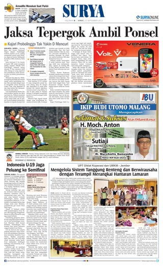 Jakarta, surya - Seorang
jaksa dari Kantor Kejaksaan
Negeri (Kejari) Probolinggo
terekam kamera CCTV sedang
mengambil ponsel milik Widia-
na, pegawai Kantor Mahkamah
Konstitusi (MK) di Jakarta, Rabu
(11/9).
Jaksa berinisial D itu berada
di kantor MK untuk mengikuti
sidang gugatan Pilkada Kota
Probolinggo. Sebelum sidang
dimulai, D dan rekannya lebih
dulu datang ke ruang registrasi
dan pendaftaran untuk memin-
ta print out berkas permohonan
perkara.
Melayani dua jaksa itu, Widia-
na langsung beranjak dari tempat
duduk untuk memfotokopi ber-
kas. Nah, saat itulah dengan cepat
D mengambil ponsel Samsung
Galaxy Note yang tergeletak di
atas meja korban dan memasuk-
kannya ke saku celana.
Usai memfotokopi berkas dan
menyerahkan kepada dua jaksa
asal Jatim itu, Widiana tersentak
kaget, karena ponsel kesayang-
annya sudah tidak ada di tem-
pat. Ia pun bergegas melaporkan
kejadian ini kepada Kompol Edi
Suwito, petugas keamanan MK.
Pada rekaman CCTV, terlihat
D yang mengambil ponsel itu.
Usai sidang, jaksa itu dicegat
dan diamankan di ruang kerja
kompol Edi. Setelah diperiksa,
ternyata ponsel yang hilang itu
ada di saku celana D. Kepada
petugas, D mengaku mengambil
ponsel itu karena mengira milik
temannya.
Menurut Sigit, kepala rumah
tangga yang membidangi ke-
amanan di kantor MK, D sempat
meminta agar masalah ini tidak
diperpanjang. Tapi, dari hasil
analisa rekaman video itu, kata-
nya, pencurian smartphone itu
memang disengaja. Itu sebab-
nya, aparat keamanan MK akan
memproses kasus ini.
Widiana sendiri menyatakan
D sudah meminta maaf. Saya
juga tidak mau memperpan-
jang, ujarnya di Gedung MK
di Jalan Medan Merdeka Barat,
Jakarta Pusat, beberapa saat usai
kejadian.
Namun, Komisi Kejaksaan
(Komjak) menilai kasus ini tidak
cukupselesaidengankata'maaf',
melainkan harus diproses. Dia
kan mencuri di lembaga terhor-
mat, Jamwas dan Jaksa Agung
tidak boleh tinggal diam, kata
Komisioner Komjak Kamilov
Sagala kepada detikcom, Kamis
(12/9).
Kalau menderita kleptomania
(tak dapat menahan diri untuk
mencuri), kata Kamilov, D harus
dites kejiwaan. Tapi, ini tak ma-
suk akal karena untuk menjadi
jaksa tentu sudah lolos tes keji-
waan.
Kajari Probolinggo Saleh Gu-
Jaksa Tepergok Ambil Ponsel
Kajari Probolinggo Tak Yakin D Mencuri■
SURYA/ERFAN HAZRANSYAH
KEMBALI EMNANG - Pemain Timnas Indonesia U-19, Evan Dimas Darmono dihadang
pemain Myanmar pada laga Piala AFF 2013 yang berlangsung di Stadion Petro Kimia
Gresik, Kamis (12/9), yang berakhir dengan skor 2-1 untuk Indonesia.
Indonesia U-19 Jaga
Peluang ke Semifinal
gresik, surya - Tim nasional
Indonesia U-19 menjaga peluang
lolos ke semifinal Piala AFF 2013.
Ini menyusul keberhasilan Evan
Dimas Darmono dkk memetik
kemenangan kedua di Grup B de-
ngan menekuk Myanmar, 2-1 (2-
1) di Stadion Petrokimia Gresik,
Kamis (12/9) malam.
Seiring tambahan tiga poin
itu, Indonesia kokoh di puncak
klasemen sementara Grup B
mengantongi enam poin. Viet-
nam yang kemarin memetik
kemenangan kedua, setelah
mengalahkan Malaysia, 1-0 me-
nempel di peringkat kedua juga
dengan enam poin. Bedanya,
produktivitas gol Garuda Muda
lebih bagus.
Tampil di hadapan sekitar
9.000 pendukungnya, Evan Di-
mas dkk langsung menggebrak.
Skema ini diikuti Myanmar yang
juga tampil terbuka.
Gelombang gempuran bertu-
bi-tubiyangdilancarkanIndone-
sia di awal pertandingan mem-
buat Myanmar lebih banyak
bertahan. Pertandingan baru
berjalan lima menit, Indonesia
unggul melalui Evan Dimas.
Gol ini berawal dari umpan
panjang Hansamu Yama Prana-
ta ke arah pertahanan Myanmar,
bola kemudian disambut Evan
Dimas. Melihat pergerakan
kiper Myo Min Latt yang maju
untuk menutup ruang gerak,
Evan melepaskan tendangan
lambung yang bersarang di ga-
wang Myanmar.
Lahirnya gol ini membuat
motivasi tanding Garuda Muda
semakin membara. Hasilnya, I
Putu Gede Juti Antara meng-
gandakan keunggulan me-
manfaatkan kemelut di depan
gawang Myanmar menit ke-15.
Berselang satu menit, Myanmar
memperkecil kekalahan lewat
Nyein Chan Aung.
Kami memulai permainan
dengan bagus. Buktinya, di
15 menit pertama kami sudah
unggul dua gol. Namun, karena
kesalahan lini belakang, semenit
kemudian kami malah kebobol-
an, papar Indra Sjafri, Pelatih
Indonesia usai pertandingan.
Dijelaskan Indra secara rinci,
usai mencetak dua gol, pemain
Indonesia seperti di atas angin.
Namun, tanpa disadari, ternyata
Myanmar bermain sangat agre-
sif meski tertinggal dua gol.
Myanmar sangat militan,
mereka punya organisasi dan
kemauan yang keras. Saya pre-
diksi, Myanmar akan menjadi
ancaman serius bagi tim-tim
Asia Tenggara, kata Indra.
Usai membekuk Myanmar
dan Brunei, Indonesia akan di-
hadang Vietnam, Sabtu (14/9)
mendatang. Indra akan melaku-
kan evaluasi dan memberikan
menu latihan serta recovery ke-
pada pemainnya.
Recovery dan latihan untuk
persiapan lawan Vietnam akan
kami lakukan, Jumat (13/9) sore.
Kami juga akan mempelajari
permainan Vietnam saat meng-
alahkan Malaysia 1-0, imbuh
Indra. (edr)
Jaksa D meminta kepada
Widiana, staf di kantor
MK untuk menggandakan
berkas
Saat Widiana beranjak
dari tempat duduk, D
mengambil Samsung
Galaxy Note milik korban
lalu memasukkan ke saku
celana.
D mengaku mengambil
karena mengira ponsel itu
milik temannya.
■
■
■
storyhighlights
HALAMAN  | JUMAT, 13 SEPTEMBER 2013
Armadillo Menekuk Saat Parkir
DAEJON - Terinspira-
si hewan trenggiling,
Korsel merancang
mobil pintar Arma-
dillo yang bisa ditekuk ketika parkir.
Disebut pintar karena mobil ini bisa
memarkir diri sendiri dengan pengatur-
an lewat ponsel cerdas. (chinadaily)
nawan juga kaget saat mende-
ngar kasus ini. Saya kenal dekat
dengan dia, karena dia anak
buah saya. Dia baik dan disip-
lin, terangnya kemarin malam.
D bertugas di Kejari Probo-
linggo sejak Januari 2013. Ia
pindahan dari Papua Saya
kira ini hanya salah paham. Dia
mungkin hanya ingin mem-
bantu mengambilkan HP milik
rekannya. Dikira HP itu milik
temannya, karena warnanya
sama-sama putih, terangnya.
Sekjen MK Janedjri M Gaffar
mengaku belum bisa menyim-
pulkan apakah pengambilan
ponsel itu disengaja atau tidak.
Nanti kami akan koordinasi
dengan kejaksaan, internal ke-
jaksaan, katanya.
Senada dengan Janedjri, Ketua
MK Akil Mochtar menyatakan
pihaknya belum memutuskan
MYANMAR 1-2 INDONESIA
KE HALAMAN 7■
Kamis (12/9)
Vietnam 	 1 - 0 Malaysia
Thailand	 8 - 0 Brunei
Myanmar	 1 - 2 Indonesia
Jumat (13/9)
Stadion Gelora Delta Sidoarjo
Kamboja	 vs Timor Leste
Laos	 vs Singapura
Hasil dan Jadwal Pertandingan
ACARA pelatihan ini dihadiri oleh Ke­
pala Dinas Koperasi dan UMKM Pemkab
Jember Ir Mirfano, Luluk Ernaning wakil
dari Pengembangan Diklat, narasumber
dari Koppas Lestari Mandiri Kabupaten
Malang Hj Khulsum Hidayati SE, Dra
Martiwi serta instruktur untuk merangkai
hantaran lamaran Sofi Mustika Sari di­
wakili oleh M. Agus Azhari.
Pengelolaan Simpan Pinjam Sistem
Tanggung Renteng
Koperasi merupakan salah satu badan
ekonomi yang berperan sangat domi­
nan di dalam kehidupan bermasyarakat.
Konsep koperasi secara esensi sejalan
dengan visi kehidupan manusia, teru­
tama di Indonesia yang mengedepankan
semangat kebersamaan.
Dalam tujuannya koperasi berusaha
untuk memenuhi kebutuhan anggotanya
dan tetap memiliki orientasi ekonomi
serta mendapatkan keuntungan. Kopera­
si juga mengemban fungsi sosial dan leb­
ih mengutamakan kepada rakyat dengan
status ekonomi yang rendah. Koperasi
merupakan persekutuan independen
yang lahir tanpa paksaan dan tekanan.
Koperasi juga merupakan salah satu ben­
tuk usaha yang dijalankan berdasarkan
asas kekeluargaan dan kerjasama.
Ada dua fungsi yang harus dilakukan
koperasi yaitu sebagai lembaga usaha
dan lembaga pembelajaran bagi anggot­
anya. Sebagai lembaga usaha, koperasi
harus mampu mempertahankan dan
mengembangkan assetnya yang pada
akhirnya akan meningkatkan kualitas
pelayanan pada anggota dan sebagai
pembelajaran, koperasi harus mampu
mendidik anggotanya untuk mandiri
sehingga dapat meningkatkan kesejater­
aan.
Untuk menjawab kedua fungsi terse­
but, maka koperasi dapat menerapkan
sistem tanggung renteng karena sistem
ini memuat semangat kebersamaan
“berat sama dipikul dan ringan sama
dijijing”.
Tanggung renteng adalah sebuah
sistem yang membagi tanggung jawab
secara merata, menerapkan konsep
kolektifitas, mulai dari merancang pro­
gram hingga mengatasi masalah yang
dihadapi. Kelebihan dari sistem ini
adalah semua ikut berpikir, bekerja dan
memantau. Semua anggota koperasi
berhak mendapatkan informasi menge­
nai perkembangan usaha dan hasil dari
usaha koperasi tersebut.
“Dalam hal ini, sistem tanggung
renteng dipergunakan oleh anggota
koperasi sebagai modal untuk usaha
mikro. Jadi sebaiknya dengan sistem TR
ini semua anggota dapat bertanggung
jawab, karena semakin cepat dan lancar
siklus transaksi maka usaha mikro yang
dijalankan akan semakin produktif”,
kata Ir Mirfano.
Pola sistem tanggung renteng berfung­
si untuk mengendalikan resiko usaha,
khususnya dalam kegiatan simpan pin­
jam, yang timbul dari sikap dan perilaku
anggota yang tidak memenuhi per­
syaratan (untuk melakukan keajiban dari
tugasnya). Juga membantu menciptakan
sikap dan perilaku musyawarah, saling
percaya, disiplin, terbuka satu dengan
lainnya dan kebersamaan serta tanggung
jawab. Hal ini disampaikan oleh Khul­
sum Hidayati SE sebagai narasumber.
Sistem tanggung renteng dapat me­
ningkatkan pengetahuan, keterampilan
pengelolaan kopwan dalam memba­
ngun koperasi dengan sistem kelompok
tanggung renteng khususnya kegiatan
simpan pinjam, dimana dalam konsepsi
tanggung renteng terdapat landasan fi­
losofi, pola pikir serta bentuk sistem pe­
ngelolaan tanggung renteng itu sendiri.
Keterampilan Merangkai
Hantaran Lamaran
Seserahan atau hantaran lamaran
sudah menjadi bagian umum dalam
rangkaian pernikahan adat di Indonesia.
Hantaran lamaran kini sifatnya sudah
mengakar budaya dan menjadi suatu
bagian yang diwajibkan dalam prosesi
pernikahan. Begitu banyak toko souve­
nir yang menawarkan contoh hantaran
lamaran. Namun, kali ini para kopwan
di Jember dibekali keterampilan agar
mereka bisa membuat sendiri hantaran
lamaran untuk sanak saudara atau bah­
kan dijual lagi untuk memulai usaha
mikro.
Pemilik galeri “Sofie Handmade”
Sofi Mustika Sari diwakili oleh M. Agus
Azhari, mengungkapkan bahwa kete­
rampilan handmade yang dibuat de­
ngan ketelatenan dan perhatian dengan
penglihatan dan sentuhan merupakan
hasil karya yang luar biasa yang tidak
bisa dihadirkan dari dunia manufaktur
manapun.
Berawal dari membuat souvenir serta
kartu undangan, kini Sofie Handmade
senantiasa memperluas kiprahnya de­
ngan memberikan pelatihan ketrampilan
bekerjasama dengan banyak pihak baik
pemerintah maupun swasta. Produk
hantaran lamaran juga menjadi salah
satu produk terlaris yang telah dipesan
hingga ke manca negara. (adv)
Mengelola Sistem Tanggung Renteng dan Berwirausaha
dengan Terampil Merangkai Hantaran Lamaran
UPT Diklat Koperasi dan UMKM telah melaksanakan jadwal
pelatihan singkat dan praktek pendidikan kemasyarakatan produk­
tif dalam rangka peningkatan peran wanita pengusaha dalam
pembangunan koperasi dan umkm, diadakan di Hotel Bintang
Mulia, Jember. Kegiatan ini telah dilaksanakan pada tanggal 9 – 11
September 2013 dengan 2 jenis materi yaitu praktek “Pengelolaan
Simpan Pinjam Sistem Tanggung Renteng” dan “Membuat Hanta­
ran Lamaran”.
UPT Diklat Koperasi dan UMKM - Jember
join facebook.com/suryaonline follow @portalsurya
 