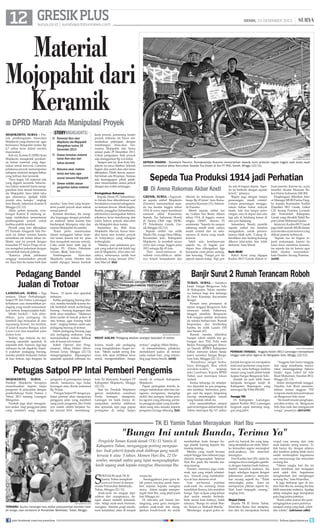 12 GRESIK PLUS

SENIN, 23 DESEMBER 2013

surya.co.id | surabaya.tribunnews.com

|

Material
Mojopahit dari
Keramik
■ DPRD Marah Ada Manipulasi Proyek
mojokerto, surya - Proyek pembangunan Alun-alun
Mojokerto yang direnovasi agar
bernuansa Mojopahit senilai Rp
4,7 miliar terus dalam sorotan
masyarakat.
Kali ini, Komisi II DPRD Kota
Mojokerto mengkritik perubahan bahan material yang digunakan untuk renovasi. Lantaran
pelaksana proyek memanipulasi
sebagian material dengan bahan
yang terbuat dari keramik.
Saya kaget, kok material ada
yang diganti keramik. Seharusnya bahan material lantai menggunakan bata merah bernuansa
ala Mojopahit. Saya tidak tahu
apa alasannya, apakah lebih
murah atau kenapa, ungkap
Soni Basuki, Sekretaris Komisi II
Minggu (22/12).
Akhir pekan kemarin, rombongan Komisi II memang sengaja melakukan pemantauan
pembangunan proyek untuk
fasilitas publik tersebut.
Proyek yang kini dikerjakan
PT Permata Anugerah Yala Persada ini dalam sorotan karena
terindikasi tak tuntas tahun ini.
Meski, saat ini proyek dengan
konsultan PT Surya Praga ini terus mengebut pekerjaan dengan
menambah banyak pekerja.
Katanya pihak pelaksana
sanggup menuntaskan proyek
ini. Saya kira itu niatan baik dari

storyhighlights
■ Renovasi Alun-alun
Mojokerto ala Mojopahit
ditargetkan tuntas 29
Desember 2013
■ Dewan temukan material
lantai Alun-alun dari
bahan keramik
■ Rencana awal, materia
lantai dari bata agar
sesuai suasana Mojopahit
■ Dewan selidiki alasan
pergantian bahan material
itu.

mereka, kata Soni yang berpretensi positif proyek akan selesai
sesuai jadwal.
Kendati demikan, dia mengaku terganggu dengan perubahan material lantai karena bisa
berdampak hilangnya nilai dan
nuansa Mojopahit itu sendiri.
Kami perlu menanyakan
alasan mengganti bahan material lantai, karena hal ini jelas
bisa mengubah rencana semula.
Coba nanti kami teliti lagi di
bagian PU (Dinas Pekerjaan
Umum, -Red), kata Soni.
Pembangunan
Alun-alun
Mojokerto mulai Oktober lalu
sudah dipugar. Sesuai kontrak

kerja proyek, pemenang tender
proyek miliaran ini harus menuntaskan pekerjaan dengan
membangun Alun-alun bernuansa Mojopahit dan harus
selesai pada 29 Desember 2013.
Untuk pengerjaan fisik proyek
saja dianggarkan Rp 4,4 miliar.
Sampai saat ini, ikon Kota Mojokerto ini terus dikebut. Seluruh
bagian dan sudut alun-alun terus
dikerjakan. Pihak dewan menyebut belum ada 80 persen. Namun
ada kesanggupan pihak pelaksana menuntaskan sesuai jadwal
dengan sisa waktu seminggu.
Peringatkan Rekanan

Kepala Dinas PU Subambianto belum bisa dikonfirmasi soal
berubahnya material sebagaimana temuan dewan. Meski begitu,
Bambe, panggilan Subambianto,
sebelumnya menegaskan bahwa
pihaknya terus mendorong dan
yakin bahwa proyek alun-alun
ala-Mojopahit akan tuntas.
Sementara itu, Wali Kota
Mojokerto Mas'ud Yunus bereaksi keras atas kondisi proyek
di wilayahnya yang sebagian
terbengkalai.
Mereka, para pelaksana proyek yang nakal ini tak boleh lagi
ada di Mojokerto. Alun-alun misalnya, seharusnya sudah bisa
dinikmati warga Januari 2014,
kata Mas'ud.	(fai)

surya/moch sugiyono

sepeda inggris - Sekretaris Pasomo, Ramaprasetya Kusuma memamerkan sepeda kuno produksi negara Inggris saat acara rapat
koordinasi nasional akbar Komunitas Sepeda Tua (Kosti) di Sor PT PKG, Gresik, Minggu (22/12).

Sepeda Tua Produksi 1914 jadi Perhatian
■ Di Arena Rakornas Akbar Kosti
gresik, surya - Paguyuban sepeda onthel Mojokerto
(Pasomo) memamerkan sepeda tua buatan Inggris tahun
1914 di acara rapat koordinasi
nasional akbar Komunitas
Sepeda Tua Indonesia (Kosti)
di Sarana Olah raga (SOR),
PT Petrokimia Gresik, Gresik,Minggu (22/12).
Sepeda onthel tua milik
Mardi (56), warga Desa Mlirip,
Kecamatan Jetis, Kabupaten
Mojokerto. Ia membeli secara
online dari warga Inggris pada
2012 seharga Rp 45 Juta.
Dari tawar-menawar di
website www.oldbike.eu akhirnya terjadi kesepakatan dan

Pedagang Bandel
Jualan di Trotoar
lamongan, surya - Tiga
instansi, Dinas Perhubungan,
Satpol PP dan Polres Lamongan
kehabisan cara menertibkan pedagang yang masih memanfaatkan trotoar, tempat pejalan kaki.
Meski berkali – kali ditertibkan, para pedagang itu
kembali lagi berjualan di atas
sepanjang trotoar. Ini terlihat,
di jalan Kusuma Bangsa, jalan
Laras Liris dan sejumlah jalan
dalam kota.
Terkini, tiga instansi itu memasang sejumlah spanduk di
sejumlah titik. Namun, lagi-lagi
imbauan itu tak digubris. Seperti puluhan pedagang burung,
mereka pindah berjualan bukan
di luar trotoar, tapi bergeser ke

Timur, 10 meter dari spanduk
imbauan.
Ketika pedagang burung ditanya, mereka berdalih karena butuh berteduh untuk melindungi
burung – burung dagangan dari
terik sinar matahari. ”Makanya
kami jualan di bawah pohon di
atas trotoar, agar burung tidak
mati,” ungkap Sahlan, salah satu
pedagang burung di trotoar.
Selain pedagang burung, juga
ada pedagang makanan yang
memanfaatkan trotoar. Bahkan
ada di kanan kiri trotoar.
Kabid Operasi dan Pengamanan, Alfian Helmy dikonfirmasi Surya, Minggu (22/12)
mengungkapkan, dipasangnya
sejumlah spanduk imbauan itu,

pengemis di perempatan lampu
merah. Sanksinya tiga bulan
kurungan atau denda maksimal
Rp 50 juta.
Petugas Satpol PP dengan pakaian preman akan mengawasi
pengguna jalan yang memberi
uang pada pengemis, jika Perda
nya sudah efektif berjalan bulan Januari 2014 mendatang,

Raih MURI

Rakor Kosti yang digagas
Kodim 0817/Gresik diikuti ri-

buan peserta. Karena itu, acara
tersebut dicatat Museum Rekor-Dunia Indonesia (MURI).
Penghargaan diberikan Senior Manager MURI Paulus Pangka kepada Komandan Kodim
(Dandim) 0817 Gresik, Letkol
CZI Awang Pramina Lovianto
dan Pemerintah Kabupaten
Gresik yang diwakili Wakil Bupati Gresik Mohamad Qosim.
Selain ini, Kodim 0817 Gresik
juga telah meraih MURI dalam
acara kontes ayam ketawa yang
diikuti peserta terbanyak.
Sepeda tua ini bagian sejarah perjuangan, karena itu
kami terus membina komunitas sepeda tua ini karena agar
lebih disukai masyarakat,
kata Dandim Awang Pramina.	
(st38)

Banjir Surut 2 Rumah Terancam Roboh

surya/hanif manshuri

nekat jualan- Pedagang abaikan larangan berjualan di trotoar
karena masih ada pedagang
yang menghabiskan fungsi trotoar. ”Meski sudah sering kita
razia, kita akan tertibkan terus
untuk mengembalikan fungsi

trotoar,” ungkap Alfian Helmy.
Ia menambahkan, pihaknya
memaklumi jualan di trotoar
pada malam hari, yang terpenting pagi harus bersih.	(st36)

Petugas Satpol PP Intai Pemberi Pengemis
mojokerto, surya Pemkab Mojokerto berupaya
merealisasikan impian tanpa
pengemis di jalan-jalan dengan
pemberlakuan Perda Nomor 2
Tahun 2013 tentang Larangan
Mengemis.
Pemkab juga akan mengenakan sanksi bagi pengguna jalan
yang memberi uang kepada

dikirim ke Indonesia dengan
harga Rp 45 jutan kata Ramaprasetya Kusuma (31), Sekretaris Pasomo.
Merek sepeda onthel tua
itu Golden Sun Beam, dibuat
tahun 1914, di Inggris, nomor
rangka 126607, ukuran 55
sentimeter. Sepeda itu sampai
sekarang masih utuh, catnya
masih orisinil dan ini satusatunya di dunia yang masih
terawat.
Salah satu keistimewaan
sepeda itu, di bagian gear
depan bisa difungsikan tiga
kecepatan yaitu pelan, sedang,
dan kencang. Fungsi gear itu
seperti sepeda balap. Tapi gear

itu ada di bagian depan. Sepeda ini berbeda dengan sepeda
kriwil, jelasnya.
Begitu juga dengan lampu
penerangan, masih orisinil.
Lampu penerangan menggunakan bahan bakar minyak
tanah. Ada dua lampu penerangan, satu di depan dan satu
lagi ada di belakang kanan di
atas gear belakang.
Sementara, Mardi, pemilik
sepeda onthel tua tersebut
mengatakan, untuk perawatannya tidak sulit. Cukup dibersihkan dan kadang-kadang
dibawa jalan-jalan biar tidak
berkarat, kata Mardi.

kata Tri Mulyanto, Kasatpol PP
Kabupaten Mojokerto, Minggu
(22/12).
Saat ini, Pemkab Mojokerto
gencar melakukan sosialisasi
Perda larangan mengemis.
Larangan ini tidak hanya disampaikan melalui selebaran
dan spanduk, tapi juga papan
peringatan di setiap lampu

merah di wilayah Kabupaten
Mojokerto.
Papan peringatan tertulis larangan melakukan aktivitas mengemis, mengamen, mengelap
mobil, dan asongan. Selain pelaku ngemis yang dilarang, perilaku pengguna jalan yang memberikan uang atau sesuatu kepada
pengemis ini juga dilarang.	(fai)

tuban, surya - Surutnya
banjir Sungai Bengawan Solo
di Kabupaten Tuban membawa bahaya bagi dua keluarga
di Desa Kanorejo, Kecamatan
Rengel.
Rumah semi permanen di
tepian tanggul Bengawan Solo
terancam roboh. Faktornya,
tanggul penahan Bengawan
Solo longsor setelah terendam
air selama berhari-hari. Rumah
berpondasi dan berdinding
bambu itu milik Lasutri (50)
dan Sanadi (47).
Rumah mereka diketahui
hampir roboh setelah tim gabungan dari TNI, Polri serta
Badan Penanggulangan Bencana Daerah (BPBD) Kabupaten
Tuban menyisir lokasi banjir,
pasca surutnya Sungai Bengawan Solo, Minggu (22/12/).
Rumahnya sangat berbahaya ditinggali. Bisa roboh
sewaktu-waktu,
ungkap
Joko Loediono, Kepala BPBD
Tuban saat meninjau lokasi
rumah.
Kedua keluarga ini selanjutnya dipindah ke pos pengungsian terdekat. Sementara, petugas saat itu segera bergotong
royong membongkar rumah
yang hendak roboh itu.
Joko menambahkan sampai
saat ini kerugian akibat banjir di
Tuban mencapai Rp 9,5 miliar.

surya/hanif manshuri

perbaiki tanggul - Anggota Kodim 0812 Lamongan memperbaiki
tanggul saat jebol digerus air Bengawan Solo, Minggu (22/12).
Jumlah kerugian ini merupakan
total areal pertanian yang terendam air, serta berbagai fasilitas
umum yang rusak akibat banjir
luapan Sungai Bengawan Solo.
Jumlah ini jauh lebih besar
daripada kerugian banjir di
Kabupaten Bojonegoro yang
mencapai Rp 8.966.950.000.
Tenaga TNI

Di Kabupaten Lamongan,
jajaran Kodim 0812 Lamongan
bergerak cepat menutup tanggul yang jebol.

”Anggota kita harus tanggap
dan sigap membantu masyarakat menanggulangi bahaya
banjir, tegas Letkol Inf Ade
Rizal Muharram, Dandim 0812,
Mnggu (22/12).
Selain memperbaiki tanggul,
Dandim Ade Rizal memerintahkan semua anggota TNI
waspada meski kini permukaan
air Bengawan Solo surut.
“Ini masih musim penghujan,
sewaktu-waktu air Bengawan
Solo bisa naik dan mengancam
warga, pesannya.	(dri/st36)

TK El Yamin Tuban Merayakan Hari Ibu

Bunga Ini untuk Bunda, Terima Ya
Pengelola Taman Kanak-kanak (TK) El Yamin di
Kabupaten Tuban, menganggap penting mengajarkan budi pekerti kepada anak didiknya yang masih
berusia 4 atau 5 tahun. Momen Hari Ibu, 22 Desember, menjadi waktu yang tepat mengungkapkan
kasih sayang anak kepada orangtua, khususnya Ibu.

S
surya/adrianus adhi

Terharu- Ibu-ibu menangis haru ketika putra-putrinya memberi hadiah bunga, usai out-bound di Pemandian Bektiharjo, Tuban, Minggu.
join facebook.com/suryaonline

ekitar 80 anak TK El
Yamin, Tuban mengikuti
acara out-bound di tempat
wisata Pemandian Bektiharjo,
Tuban, Minggu (22/12).
Anak-anak itu sengaja dipisahkan dari orangtuanya, dengan alasan melatih kemandirian. Selagi anak-anak bermain,
orangtua diminta pergi menikmati keindahan alam di tempat

wisata itu.
Sesungguhnya para guru telah punya rencana untuk memberi kejutan kepada orangtua
siswa, dalam rangka memperingati Hari Ibu, yang jatuh pada
hari Minggu ini.
Di sela-sela out bound berlangsung, para guru mengumpulkan anak-anak dan mengajarkan bocah-bocah itu untuk

memberikan kado berupa bunga plastik kuning kepada ibu
masing-masing.
Mereka yang masih berusia
empat hingga lima tahunan juga
diminta mengucapkan 'Selamat
Hari Ibu' pada ibu mereka masing-masing.
Namun, namanya juga anakanak, apa yang terjadi selanjutnya, banyak yang melakukannya di luar skenario awal.
Usai out-bound, puluhan
anak-anak itu memang benar
mendekati ibunya, lalu memberi
bunga. Tapi, ucapan yang keluar
dari mulut mereka berbedabeda sesuai kata hatinya. Salah
satunya, Bunga ini untuk Bunda. Terima ya. Makasih Bunda,
Mendengar ucapan polos se-

perti ini, banyak ibu yang langsung menitikkan air mata. Mereka kemudian segera merangkul
anak-anaknya, lalu mencium
keningnya.
Erni Kartika Sari (35), salah itu
orangtua siswa mengaku gembira dengan kejutan buah hatinya.
Sambil memeluk anaknya, dia
kaget, sekaligus kagum dengan
keberanian anaknya menyatakan sayang seperti itu. Tidak
menyangka, putra kami ini
mempunyai pikiran seperti itu.
Hati kami tergugah, senang,”
ungkap Erni.
Wujud Cinta

Kepala TK El Yamin Tuban,
Kharolina Ratna Sari menjelaskan aksi itu merupakan bentuk

wujud rasa senang dan cinta
anak kepada orang tuanya. Tidak hanya itu, dengan adanya
aksi tersebut, paling tidak siswa
sudah menerapkan bagaimana
cara menyayangi dan mencintai
seorang ibu .
“Dalam rangka hari ibu ini
kami membuat dan mengajari
anak sejak dini, bagaimana
menghormati dan menghargai
seorang ibu, kata Kharolina.
Ia juga berharap agar di momen Hari Ibu ini, seorang ibu bisa
lebih mencintai anaknya. Apalagi
setiap orangtua juga merupakan
guru bagi putra putrinya.
“Kami yakin semua ibu pasti
menginginkan putra putrinya
menjadi orang yang baik, soleh
dan soleha”.	(adrianus adhi)		
follow @portalsurya

 