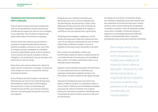 SUSTENTABILIDADE 2017
PETROBRAS 11
PREPARAÇÃO DOS PROCESSOS DECISÓRIOS
PARA A TRANSIÇÃO
Diversos fatores tornam essencial que empresas do
setor de energia detenham sistemas robustos para
consideração da mudança do clima em suas estratégias,
riscos e operações. São crescentes os requisitos das
partes interessadas e há incertezas na regulação.
Estamos cientes das mudanças que pressionam o
mercado de energia tanto pelo lado da demanda
(eficiência energética, economia circular, smart cities,
tecnologias veiculares, paradigmas de mobilidade,
economia compartilhada), quanto da oferta (queda de
custo e aumento de escala de renováveis e baterias,
hidrogênio), com envolvimento, inclusive, de players não
tradicionais do setor de energia.
Dessa forma, pela natureza intensiva em capital e do
longo ciclo dos investimentos em energia, a mudança do
clima configura-se como um componente relevante
da tomada de decisão.
O tema Mudança do Clima é tratado no Conselho de
Administração, por meio de seu Comitê de Segurança,
Meio Ambiente e Saúde e pelo Comitê Estratégico.
Da mesma forma, o tema é acompanhado pelo
Comitê Executivo de SMS, que assessora a Diretoria
Executiva, com participação dos gerentes executivos
da companhia.
Na gestão de riscos, definimos sistemática para
identificação dos riscos a serem considerados pela
alta administração. Atualmente Risco Carbono, Risco
Adaptação à Mudança do Clima e Risco Emissões de
Poluentes Regulados e Qualidade do Ar integram o
portfólio de riscos que quantificamos e gerenciamos.
No planejamento estratégico, trabalhamos com três
cenários de longo prazo e todos têm mudança do clima
como um dos aspectos fundamentais de suas narrativas,
influenciando as diferentes variáveis, inclusive as
projeções de demanda e preços de petróleo e derivados.
Nosso cenário mais desafiador considera que
transformações rápidas de valores e comportamentos do
consumidor levariam à transição para uma sociedade de
baixo carbono, com reflexos significativos sobre a curva
estimada de preço de petróleo.
Segundo a nossa sistemática de projetos de investimento,
os novos projetos precisam ser submetidos para
aprovação considerando a avaliação econômica nos
três cenários, inclusive o cenário de mais rápida transição.
A perspectiva da adoção de preços de carbono nas
políticas climáticas mundiais é considerada em todos os
nossos cenários. Definimos uma metodologia de projeção
para preços de carbono consistente com as lógicas
internas de cada cenário e estudamos metodologias para
incorporação de preço do carbono ao processo decisório
de investimentos.
Em relação aos riscos físicos, há indicativos de que,
sem medidas de adaptação, possa haver perda de valor
das companhias no horizonte de longo prazo. Eventos
extremos, como ciclones extratropicais, tempestades,
inundações e aumentos críticos de temperatura podem
causar danos a unidades, constituindo ameaças à
segurança e à continuidade operacional. Pode haver
impactos na disponibilidade hídrica, relevantes,
principalmente, para nossos ativos industriais continentais.
Para mitigar esses riscos,
desenvolvemos, em nosso
centro de pesquisas, um
modelo para avaliação de
impactos físicos sobre as
operações. No prazo de vida
útil de nossos ativos, a
magnitude desses impactos
encontra-se dentro dos
parâmetros de segurança já
considerados em
nossos projetos.
TRANSIÇÃO PARA UMA
ECONOMIA DE
BAIXO CARBONO
TRANSFORMAÇÃO
DIGITAL
PESSOAS MEIO
AMBIENTE
SOCIEDADE E
RELACIONAMENTO
 