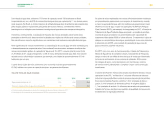 SUSTENTABILIDADE 2017
PETROBRAS 64
Com relação à água doce, utilizamos 175 fontes de captação, sendo 158 localizadas no Brasil
(respondendo por cerca de 97% do volume total de água doce que captamos) e 17 nos demais países
onde atuamos. No Brasil, os limites máximos de retirada de água doce do ambiente são estabelecidos
pelos órgãos públicos responsáveis pela gestão de recursos hídricos, considerando critérios
hidrológicos e os múltiplos usos humanos e ecológicos da água dentro de uma bacia hidrográfica.
Investimos, continuamente, na avaliação de impactos das nossas atividades, observando áreas
protegidas e identificando áreas sensíveis localizadas nas regiões de influência de nossas unidades.
Não identificamos impactos significativos nos mananciais onde realizamos captação direta de água.
Parte significativa de nossos investimentos na racionalização do uso da água tem sido orientada para
o desenvolvimento de projetos de reúso. Entre os benefícios alcançados, obtivemos a redução das
nossas necessidades globais de captação de “água nova”. Em 2017, o volume total de reúso foi de
25,4 milhões de m³, o que corresponde a 12,5% de nossa demanda total de água doce. Esse volume
reusado seria o suficiente para abastecer, por exemplo, uma cidade de aproximadamente 615 mil
habitantes por um ano.
A partir dessas ações de reúso, estimamos uma economia anual de aproximadamente
R$ 24,2 milhões nos custos de captação de água e lançamento de efluentes.
VOLUME TOTAL DE ÁGUA REUSADA
2015 2016 2017
Água reusada (milhões de m3
) 23,6 24,8 25,4
Reúso em relação ao total de água doce utilizada (%) 10 11,5 12,5
a) A fonte de dados utilizada para os cálculos foi o Inventário de Recursos Hídricos e Efluentes 2017.
b) A atividade de refino responde por aproximadamente 98,5% do volume total de água reusada.
As ações de reúso implantadas nas nossas refinarias envolvem mudanças
em procedimentos operacionais e em projetos de investimento, visando
a maior recuperação de água, além de medidas que proporcionam maior
eficiência no uso de água e vapor nas operações. Na Refinaria Potiguar
Clara Camarão (RPCC), por exemplo, foi inaugurada, em 2017, a Estação de
Tratamento de Água Produzida (água associada à produção de petróleo,
oriunda de poços produtores nas proximidades), com capacidade de
tratamento diário de até 1.600 m³ deste efluente. O tratamento é capaz de
adequar as características dessa água, possibilitando o seu reúso industrial
e reduzindo em até 90% a necessidade de captação de água nova de
poços artesianos para fins industriais.
Em 2017, com cinco anos de funcionamento, a Estação de Tratamento e
Reúso de Água (Etra) do Complexo Cenpes, nosso Centro de Pesquisas,
atingiu o marco de um bilhão de litros de água de reúso que é destinada
às torres de resfriamento do seu sistema de utilidades. A Etra reúne
tecnologias de ponta, como biorreatores com membrana e sistema
de osmose inversa, destacando o Complexo Cenpes como construção
ecoeficiente.
O volume de efluentes hídricos descartados no ambiente devido a nossas
operações foi de 293,2 milhões de m³, incluindo efluentes de natureza
industrial e água produzida oriunda do processo de extração de petróleo.
Esse volume total de efluentes continha: 1,9 mil toneladas de óleos e
graxas; 5,4 mil toneladas de demanda química de oxigênio (DQO) e
1,7 mil toneladas de amônia. Os efluentes descartados são previamente
tratados de forma a atenderem aos padrões de qualidade de lançamento
estabelecidos na legislação ambiental.
TRANSIÇÃO PARA UMA
ECONOMIA DE
BAIXO CARBONO
TRANSFORMAÇÃO
DIGITAL
PESSOAS MEIO
AMBIENTE
SOCIEDADE E
RELACIONAMENTO
 