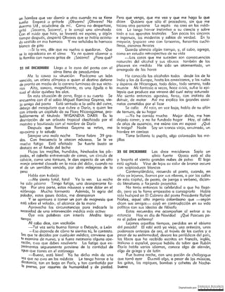 Digitalizado por: ~N"RI,PJ¿E .B9L~..l~O~
25 DE DICIEMBRE Las doce meridianas Sopla un
alisio fuerte Opaco está el día
y levanta el viento grandes nubes de polvo El lago
está agitado Vése de lejos su color de bronce oscuro
con salpicaduras blancas
Contemplándolo, recuerdo al poeta, cuando, en
años ya lejanos, íbamos por sus riberos, o por las calles
de esta capital, de paseo, de juerga o verbena, dicien-
do literaturas o fo1 jando proyectos
No tenía entonces la celebridad a que ha llega-
do, pero ya ta fama empezaba a conscqrcrlo Hcbíc
sido huésped en El Cabrero del poeta Presidente Rafael
Núñez, aquel alto ingenio colombiano que -según
dicen sus amigos- cayó en contradicción en su vida
política con sus ideales de filósofo
Estos recuerdos me acompañan al entrar a su
estancia Hoy es día de Navidad ¡ Qué Pascuas pa-
ra el pobre enfermo!
Lejanos aquellos tiempos, perdidos en el abismo
del pasado! El rabí está ya viejo, usa anteojos, unos
poderosos anteojos de oro, al través de los cuales y a
pesar de su enfermedad, devoro los periódicos del país,
los libros· que ha recibido escritos en francés, inglés,
italiano o español, porque habéis de saber que Rubén
Darío habla varios idiomas, conoce algo de alemán,
algo de gliego y de latín
Fue buena noche, con una poción de cholagogu.e
que tomó ayer Durmió algo, a pesar de [es músicas,
los gritos, los repiques, bombas y cohetes de Noche-
buena · -
Pero qué venqo, que me vea y que me haga lo que
dicen Quislero que sólo él procediera, sin que me
tocara otra persono Lo repito no creo en los médi-
cos Le tengo horror instintivo a su ciencia y sobre
todo a sus aparatos teatrales Son pocos los sinceros
e ingenuos, los modestos y sabios de verdad. En la
mayoría, tropieza uno con Iorsontes, farsantes cuchi-
lleros, asesinos feroces
Guarda silencio olgún tiempo, y, al cabo, agrega,
como en estudio retrospectivo de su vida
-Las cosas que me suceden son consecuencias
naturales del alcohol y sus obuses también de los
placeres sin medido He sido un atormentado, un
amargado de las horas
He conoc.ido los alcoholes todos desde los de la
India y los de Europa, hasta los americanos, y los rudos
y ásperos de Nicaragua, todo dolor, todo veneno, todo
muer te Mi fantasía a veces, hace c1 isis, suf e la epi-
lepsia que produce ese veneno del cual estoy saturado
Me siento entonces oqresivo, feroz, con instinto de
dstruir, de matar Así1 me explico los grandes asesi-
natos cometidos por el licor
Se calla Al rato, en voz baja, habla de su afán
de ternura, de su hogar
-Yo he corrido mucho Mejor dicho, me han
dejado correr, y no he fundado hogar Hoy, al cabo
de años de ausencia, me reúno con mi esposa ¿Qué
le traigo? Nada Soy un tronco viejo, orruincdo, un
hombre en cenizas
Tiene brillante la pupila, algo coloreadas las me-
jillas
21 DE DICIEMBRE Llego a la casa del poeta con el
alma llena de pesadumbre
Me lo causo su situación Pméceme un león
vencido, un atleta olímpico a quien el destino detiene
de pronto en medio de la carrera luminosa de sus victo-
rias Alto, sonoro, magnificente, es una águila a lo
cual el dolor quiebra las alas.
En esta situación de pena, llego a su cuarto Se
encuentra con él el sabio Miguel Ramírez Goyena, vie-
jo amigo del poeta Está sentado a la orilla del catre,
debajo del mosquitero que cubre a Daría, a quien lee
con interés un capítulo de su Flora Nicaragüense, pro-
bablemente el titulado WIGANDIA DAR Es la
descripción de un arbusto tropical clasificado por el
maestro y bautizado con el nombre de Darío
Después que Ramírez. Goyena se retira, me
aproximo y lo saludo
Siempre una mala noche Tiene fiebre 39 gra-
dos. Con frecuencia le atacan néuseos. Se le ve
mucha fatiga Está afeitado Su fuerte busto se
destaca en el fondo del lecho
Flojas las mejillas, hundidas, hinchados los pár-
pados, el cabello entreverado de canas, un círculo de
calvicie, como una tonsura, le dan aspecto de un alto
monje oriental clavado en la roca del dolor, cuando no
el de un semldlos vencido, por obra milogrosa de la
pena
Habla con tt aba jo
-Me siento fotal, fatal Ya lo ves La noche
ha sido pésima Tengo fatiga, una desesperante fa-
tiga Por otra parte, estas náuseas y este dolor en el
estómago Mucho tormento Además, lo agrio del
paladar, estos gases ácidos, me desesperan
Y se apresura a comer un pan de magnesia que
está sobre el velador, al olccnce de la mano
Aprovecho las circunstancias para indicarle la
necesidad de una intervención médica más activa
Oye mis palabras con interés Medita largo
tiempo
Al cabo dice, con vacilaión
-·-Tal vez sería bueno llamar a Debayle, a León
--Eso depende de cómo te sientas tú, le contesto.
Sea que te decidas por cualquier médico, conviene que
te examine de nuevo, y si fuere necesaria alguna ope-
ración, cieo que debes resolverte La fati_go que ex-
perimentas seguramente proviene de la cantidad de
aguq que tienes en el estómago
-~ueno, está bien! Ya he dicho más de una
V~z que no creo en los médicos Le tengo horror a la
r1cotomía, tan en boga en París, y tan combatida por
a prensa, por razones de humanidad y de piedad.
un hombre que ver dormir a otro cuando no se tiene
sueño Empecé a gritarle [Olivores! [Olivores! No
duerma Ud, acuérdese de mí. Como no despertase,
grité [Socorro, Socorro], y le arrojé una almohada
Con el ruido que hice, se levantó mi esposa, y algún
tiempo después, despertó Olivares que se había acosta-
do vestido en esa hamaca Y me señalaba la hamaca
blanca de pita
-Si lo ves, dile que no vuelva a quedarse. Que
se Jo agradezco en el alma Yo no quiero alarmar a
la familia con nuevos gritos de ¡ Socorro! ¿Para qué?
 