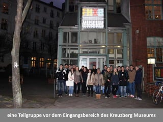 eine Teilgruppe vor dem Eingangsbereich des Kreuzberg Museums
 