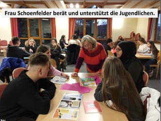 Frau Schoenfelder berät und unterstützt die Jugendlichen.
 