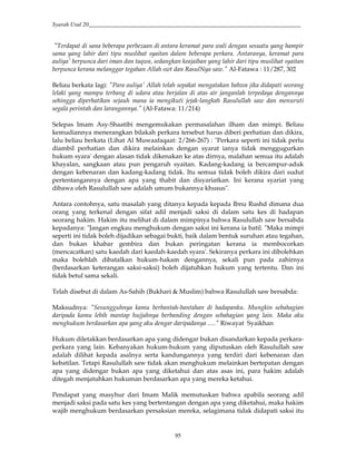 Syarah Usul 20_________________________________________________________________________
95
"Terdapat di sana beberapa perbezaan di antara keramat para wali dengan sesuatu yang hampir
sama yang lahir dari tipu muslihat syaitan dalam beberapa perkara. Antaranya, keramat para
auliya' berpunca dari iman dan taqwa, sedangkan keajaiban yang lahir dari tipu muslihat syaitan
berpunca kerana melanggar tegahan Allah swt dan RasulNya saw." Al-Fatawa : 11/287, 302
Beliau berkata lagi: "Para auliya' Allah telah sepakat mengatakan bahwa jika didapati seorang
lelaki yang mampu terbang di udara atau berjalan di atas air janganlah terpedaya dengannya
sehingga diperhatikan sejauh mana ia mengikuti jejak-langkah Rasulullah saw dan menuruti
segala perintah dan larangannya." (Al-Fatawa: 11/214)
Selepas Imam Asy-Shaatibi mengemukakan permasalahan ilham dan mimpi. Beliau
kemudiannya menerangkan bilakah perkara tersebut harus diberi perhatian dan dikira,
lalu beliau berkata (Lihat Al Muwaafaqaat: 2/266-267) : "Perkara seperti ini tidak perlu
diambil perhatian dan dikira melainkan dengan syarat ianya tidak menggugurkan
hukum syara' dengan alasan tidak dikenakan ke atas dirnya, malahan semua itu adalah
khayalan, sangkaan atau pun pengaruh syaitan. Kadang-kadang ia bercampur-aduk
dengan kebenaran dan kadang-kadang tidak. Itu semua tidak boleh dikira dari sudut
pertentangannya dengan apa yang thabit dan disyariatkan. Ini kerana syariat yang
dibawa oleh Rasulullah saw adalah umum bukannya khusus".
Antara contohnya, satu masalah yang ditanya kepada kepada Ibnu Rushd dimana dua
orang yang terkenal dengan sifat adil menjadi saksi di dalam satu kes di hadapan
seorang hakim. Hakim itu melihat di dalam mimpinya bahwa Rasulullah saw bersabda
kepadanya: "Jangan engkau menghukum dengan saksi ini kerana ia batil. "Maka mimpi
seperti ini tidak boleh dijadikan sebagai bukti, baik dalam bentuk suruhan atau tegahan,
dan bukan khabar gembira dan bukan peringatan kerana ia membocorkan
(mencacatkan) satu kaedah dari kaedah-kaedah syara'. Sekiranya perkara ini dibolehkan
maka bolehlah dibatalkan hukum-hakam dengannya, sekali pun pada zahirnya
(berdasarkan keterangan saksi-saksi) boleh dijatuhkan hukum yang tertentu. Dan ini
tidak betul sama sekali.
Telah disebut di dalam As-Sahih (Bukhari & Muslim) bahwa Rasulullah saw bersabda:
Maksudnya: "Sesungguhnya kamu berbantah-bantahan di hadapanku. Mungkin sebahagian
daripada kamu lebih mantap hujjahnya berbanding dengan sebahagian yang lain. Maka aku
menghukum berdasarkan apa yang aku dengar daripadanya ....." Riwayat Syaikhan
Hukum diletakkan berdasarkan apa yang didengar bukan disandarkan kepada perkara-
perkara yang lain. Kebanyakan hukum-hukum yang diputuskan oleh Rasulullah saw
adalah dilihat kepada asalnya serta kandungannya yang terdiri dari kebenaran dan
kebatilan. Tetapi Rasulullah saw tidak akan menghukum melainkan bertepatan dengan
apa yang didengar bukan apa yang diketahui dan atas asas ini, para hakim adalah
ditegah menjatuhkan hukuman berdasarkan apa yang mereka ketahui.
Pendapat yang masyhur dari Imam Malik memutuskan bahwa apabila seorang adil
menjadi saksi pada satu kes yang bertentangan dengan apa yang diketahui, maka hakim
wajib menghukum berdasarkan persaksian mereka, selagimana tidak didapati saksi itu
 