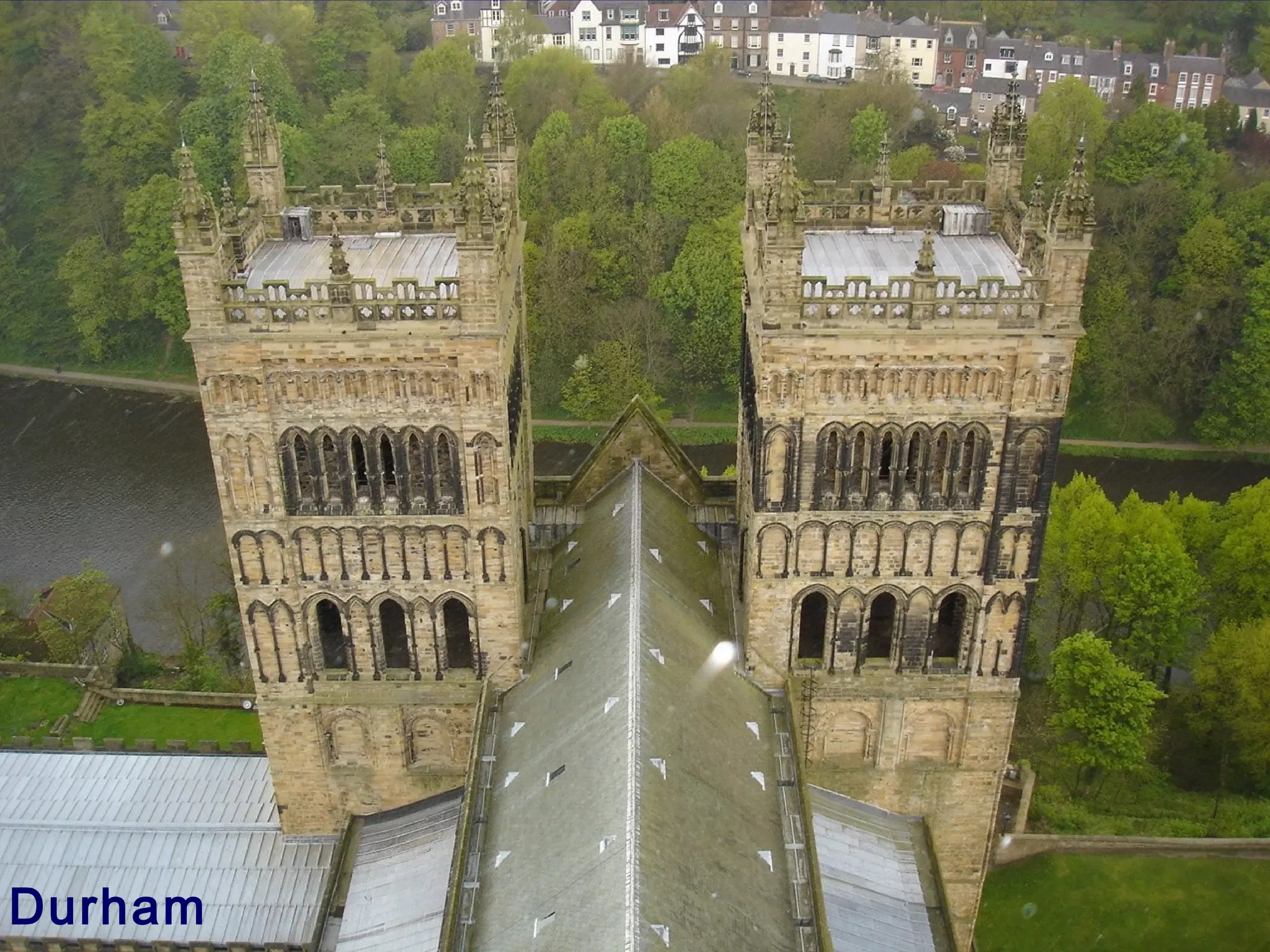DEPARTAMENTO DE CIENCIAS SOCIALES – HISTORIA DEL ARTE 
Copyright Colegio Escolapias Gandia info@escolapiasgandia.es www.escolapiasgandia.es 
36 
Mezquita de cúpula central y exedras: 
Mezquita Azul (Estambul) 
Durham 
 