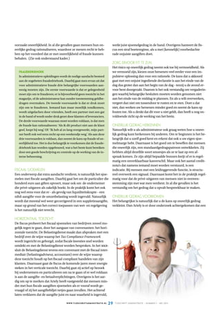 29W W W.tijdschriftadministratie.NL tijdschrift administratie – nummer 5 – mei 2013
werkt juist sjoemelgedrag in de hand. Overigens hanteert de fis-
cus een straf boeteregime, als u met (kennelijk) voorbedachte
rade onjuiste aangiften doet.
Zorg ervoor fit te zijn
Het risico op oneerlijk gedrag neemt ook toe bij vermoeidheid. Als
we vermoeid zijn, kiezen onze hersenen veel eerder voor een im-
pulsieve oplossing dan voor een rationele. De kans dat u akkoord
gaat met een onjuist ingediende declaratie is aan het einde van de
dag dus groter dan aan het begin van de dag - tenzij u de avond er-
voor bent doorgezakt. Daarom is het ook verstandig om vergaderin-
gen waarbij belangrijke besluiten moeten worden genomen niet
aan het einde van de middag te plannen. En als u wilt overwerken,
vergeet dan niet om tussendoor te rusten en te eten. Doet u dat
niet, dan werken uw hersenen minder goed en neemt de kans op
fouten toe. Als u denkt dat dit voor u niet geldt, dan heeft u nog on-
voldoende zicht op de werking van het brein.
Oneerlijk gedrag herkennen
Natuurlijk wilt u als administrateur ook graag weten hoe u oneer-
lijk gedrag kunt herkennen bij anderen. Om te beginnen is het be-
langrijk dat u uzelf goed kent en erkent dat ook u uw eigen sjoe-
melmarge hebt. Daarnaast is het goed om te beseffen dat mensen
die oneerlijk zijn, een standaardgedragspatroon ontwikkelen. Zij
hebben altijd dezelfde soort smoesjes als ze te laat op een af-
spraak komen. Ze zijn altijd bepaalde bonnen kwijt of er is regel-
matig een onverklaarbaar kasverschil. Maar ook het aantal credit-
nota’s dat namens iemand moet worden verstuurd, is een
indicatie. Bij mensen met een leidinggevende functie, is structu-
reel overwerk een signaal. Daarnaast komt het in de praktijk regel-
matig voor dat de privé-uitgaven van mensen niet in overeen-
stemming zijn met wat men verdient. In al die gevallen is het
verstandig om het gedrag dat u opvalt bespreekbaar te maken.
Oneerlijk gedrag voorkomen
Het belangrijkst is natuurlijk dat u de kans op oneerlijk gedrag
verkleint. Dan Ariely is er door onderzoek achtergekomen dat een
oorzaakt oneerlijkheid. In al die gevallen gaan mensen hun on-
eerlijke gedrag rationaliseren, waardoor ze menen recht te heb-
ben op het voordeel dat ze met oneerlijkheid of fraude kunnen
behalen. (Zie ook onderstaand kader.)
Fraudedriehoek
In administratieve opleidingen wordt de nodige aandacht besteed
aan de zogeheten fraudedriehoek. Daarbij gaat men ervan uit dat
voor administratieve fraude drie belangrijke voorwaarden aan-
wezig moeten zijn. De eerste voorwaarde is dat er gelegenheid
moet zijn om te frauderen; er is bijvoorbeeld geen toezicht in het
magazijn, of de administrateur kan zonder toestemming geldbe-
dragen overmaken. De tweede voorwaarde is dat er druk moet
zijn om te frauderen. Iemand kan maar moeilijk rondkomen,
wordt uitgelachen door vrienden, heeft een partner met een gat
in de hand of wordt onder druk gezet door klanten of leveranciers.
De derde voorwaarde waaraan moet worden voldaan, is dat men
de fraude kan rationaliseren: ‘Als ik dit product niet aan de klant
geef, loopt hij weg’. Of: ‘Ik heb al zo lang overgewerkt, mijn part-
ner heeft ook wel eens recht op een weekendje weg.’ Als aan deze
drie voorwaarden is voldaan, dan neemt de kans op fraude of on-
eerlijkheid toe. Het is dus belangrijk te voorkomen dat de fraude-
driehoek kan worden opgebouwd, wat u het beste kunt bereiken
door een goede beschrijving en controle op de werking van de in-
terne beheersing.
Fiscaal sjoemelen
Een onderwerp dat extra aandacht verdient, is natuurlijk het sjoe-
melen met fiscale aangiften. Daarbij gaat het om de particulier die
honderd euro aan giften opvoert, maar ook om de ondernemer
die privé-uitgaven als zakelijk boekt. In de praktijk komt het ook
nog wel eens voor dat er - als gevolg van liquiditeitskrapte - een
nihil-aangifte voor de omzetbelasting wordt ingevuld. Natuurlijk
wordt dat meestal wel weer gecorrigeerd in een suppletieaangifte,
maar op grond van het correct toepassen van wet- en regelgeving
is het natuurlijk niet terecht.
Horizontaal Toezicht
De fiscus probeert het fiscaal sjoemelen van bedrijven zoveel mo-
gelijk tegen te gaan, door het aangaan van convenanten: het hori-
zontale toezicht. De Belastingdienst maakt dan afspraken met een
bedrijf over de wijze waarop het Tax Compliance Framework
wordt ingericht en geborgd, zodat fiscale kwesties snel worden
ontdekt en met de Belastingdienst worden besproken. In het mkb-
sluit de Belastingdienst tevens een convenant met de fiscaal inter-
mediair (belastingadviseur, accountant) over de wijze waarop
deze toezicht houdt op het fiscaal compliant handelen van zijn
klanten. Daarnaast gaat de fiscus de komende jaren meer energie
steken in het verticale toezicht. Daarbij gaat zij actief op bezoek
bij ondernemers en particulieren om na te gaan of er wel voldaan
is aan de aangifte- en betaalverplichtingen. Overigens is het aar-
dig om op te merken dat Ariely heeft vastgesteld dat mensen min-
der met hun fiscale aangiften sjoemelen als er vooraf wordt ge-
vraagd of zij het aangiftebiljet netjes gaan invullen. Het achteraf
laten verklaren dat de aangifte juist en naar waarheid is ingevuld,
 