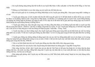 - Các tuyến đường hàng không hầu hết là đều là các tuyến Bắc-Nam vì đều xuất phát từ Nội Bài đi Đà Nẵng và Tân Sơn
Nhất.
* Những cơ sở hình thành và các chức năng của các tuyến này thể hiện như sau:
- Đối với tuyến quốc lộ 1A và đường sắt Thống Nhất được coi là 2 tuyến giao thông Bắc - Nam quan trọng nhất vì những cơ
sở sau:
+ 2 tuyến giao thông này có lịch sử phát triển lâu đời nhất trong đó quốc lộ 1A đã hình thành từ nhiều thế kỷ nay và trước
kia được coi là đường "thiên lý mã", trong thời kỳ Pháp thuộc, nó đã được coi là đường quốc lộ xuyên Việt, xuyên Đông Dương;
còn đường sắt Thống Nhất thì đã được xây dựng từ năm 35-36, mặc dù nó đã nhiều lần bị giặc phá hoại nhưng ngày nay nó đã trở
thành đường sắt xuyên Đông Dương và Đông Nam á.
+ 2 tuyến giao thông này chạy như gần song song với nhau, đồng thời được coi là những tuyến dài nhất và xuyên qua hầu
hết các trung tâm kinh tế - chính trị - văn hóa và những vùng kinh tế cả nước. Vì vậy 2 tuyến giao thông này có tính liên vùng mạnh
mẽ vì thế mà nó có khả năng tạo ra mối lưu thông rất thuận lợi giữa 3 miền Bắc - Trung - Nam.
+ 2 tuyến này được coi như là động mạch chủ, huyết mạch giao thông quan trọng nhất của hệ thần kinh các mối lưu thông
phân phối của cả nước. Vì thể mà 2 tuyến giao thông này đảm nhận 1 vai trò vô cùng quan trọng là luôn luôn phải đảm bảo sự thông
suốt.
+ 2 tuyến giao thông này không những là động mạch chủ của các mối lưu thông phân phối mà nó còn được coi là xương
sống của mạng lưới giao thông hình xương cá của cả nước. Chính vì thế mà trên tuyến này xuất hiện nhiều đầu mối, nhiều nút giao
thông quan trọng như Hà Nội, TPHCM.
+ Trên cơ sở hình thành nêu trên mà 2 tuyến giao thông này đảm nhận nhiều chức năng quan trọng.
. Chức năng kinh tế là vận chuyển, luân chuyển hàng hóa hành khách lưu thông giữa 3 vùng Bắc-Trung-Nam.
. Chức năng văn hóa, xã hội: nhờ 2 tuyến này mà các dân tộc Việt Nam có thể giao lưu thuận lợi với nhau tiếp thu được
những tinh hoa, văn minh của nhau. Đồng thời cũng nhờ 2 tuyến này mà nhân dân ta ở mọi miền đất nước có thể tiếp thu được
những tinh hoa, văn hóa của cả thế giới.
. Chức năng quốc phòng: nhờ 2 tuyến này mà Nhà nước ta có thể "điều binh, khiến tướng" thuận lợi cho cuộc kháng chiến,
bảo vệ đất nước.
109
 