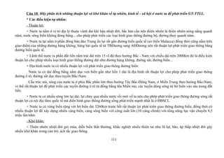 Câu 10: Hãy phân tích những thuận lợi và khó khăn về tự nhiên, kinh tế - xã hội ở nước ta để phát triển GT-TTLL.
* Các điều kiện tự nhiên:
- Thuận lợi:
+ Nước ta nằm ở vị trí địa lý thuộc vành đai khí hậu nhiệt đới, bắc bán cầu nên thiên nhiên là thiên nhiên nóng nắng quanh
năm, nước sông biển không đóng băng... cho phép phát triển các loại hình giao thông đường bộ, đường thuỷ quanh năm.
+ Nước ta lại nằm ở phần đông bán đảo Trung ấn lại rất gần đường biển quốc tế (eo biển Malacca) đồng thời cũng nằm trên
giao điểm của những đường hàng không, hàng hải quốc tế từ TBDương sang AĐDương nên rất thuận lợi phát triển giao thông bằng
đường biển quốc tế.
+ Lãnh thổ nước ta phần đất liền nằm trải dài trên 15 vĩ độ theo hướng Bắc - Nam với chiều dài trên 2000km đó là điều kiện
thuận lợi cho phép nhiều loại hình giao thông đường dài như đường hàng không, đường sắt, đường biển...
+ Địa hình nước ta có nhiều thuận lợi với phát triển giao thông đường biển:
. Nước ta có dải đồng bằng nằm dọc ven biển gần như liền 1 dải là địa hình rất thuận lợi cho phép phát triển giao thông
đường ô tô, đường sắt dọc theo tuyến Bắc-Nam.
. Cấu trúc núi, sông của nước ta ở phía Bắc phần lớn theo hướng Tây Bắc-Đông Nam, ở Miền Trung theo hướng Bắc-Nam,
vì thế rất thuận lợi để phát triển các tuyến đường ô tô từ đồng bằng lên Miền núi, các tuyến dòng sông từ bờ biển vào sâu trong đất
liền.
+ Nước ta có nhiều sông lớn lại dài, lại chảy qua nhiều nước rồi mới về ta nên cho phép phát triển giao thông đường sông rất
thuận lợi cả nội địa lânx quốc tế mà điển hình giao thông đường sống phát triển mạnh nhất là ở ĐBSCL.
+ Nước ta có vùng biển rộng với bờ biển dài 3260km trước hết rất thuận lợi phát triển giao thông đường biển, đồng thời có
nhiều thuận lợi để xây dựng nhiều cảng biển, cảng sông biển với công suất lớn (10 cảng chính) với tổng năng lực vận chuyển 8,5
triệu tấn/năm.
- Khó khăn:
+ Thiên nhiên nhiệt đới gió mùa, diễn biến thất thường, khắc nghiệt nhiều thiên tai như lũ lụt, bão, áp thấp nhiệt đới gây
nhiều khó khăn trong cản trở, ách tắc giao thông.
111
 