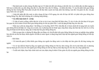 + Địa hình nước ta nhìn chung rất phức tạp (có 3/4 diện tích đồi núi) nhưng có độ dốc lớn và có nhiều dãy núi đâm ngang ra
biển tạo ra nhiều đèo cao dốc đứng như đèo Cả, đèo Hải Vân, đèo Cù Mông... và nhiều đèo khác. Vì vậy khi phát triển giao thông
đường bộ theo hướng Bắc-Nam phải chi phí lớn để đào hầm xuyên núi hoặc phải làm đường vượt đèo vừa giảm tốc độ, vừa gây
nguy hiểm cho con người.
+ Lãnh thổ phần đất liền nước ta nhìn chung rất hẹp về bề ngang cho nên rất hạn chế đối với phát triển giao thông theo
hướng Đông-Tây, đặc biệt là đường sắt và đường hàng không...
* Các điều kiện kinh tế - xã hội.
+ Vì dân số nước ta đông, nhiều dân tộc và lại cư trú ở mọi vùng lãnh thổ khác nhau. Vì vậy có nhu cầu lớn được đi lại giao
lưu quan hệ, đó là nhân tố kích thích giao thông-thông tin liên lạc phát triển 1 cách đa dạng để đáp ứng cho nhu cầu.
+ Hiện nay ta đã xây dựng được 1 hệ thống cơ sở hạ tầng vềGT-TTLL khá đầy đủ và hoàn chỉnh đó là mạng lưới các tuyến
giao thông đã toả đi khắp các vùng của cả nước, lại có phương tiện kỹ thuật ngày càng được nâng cấp hiện đại cho nên là cơ sở hạ
tầng rất thuận lợi để tiếp tục nâng cấp và hiện đại hóa giao thông thông tin.
+ Nhờ sự quan tâm và đường lối đúng đắn của Đảng với vấn đề phát triển giao thông thông tin trong sự nghiệp công nghiệp
hóa nhờ đó mà thu hút được nhiều nguồn vốn đầu tư nước ngoài và đang từng bước hiện đại hóa ngành giao thông thông tin liên lạc
nước ta.
- Khó khăn:
+ Về trình độ quản lý điều khiển giao thông của nguồn lao động nước ta còn thấp nên làm giảm tốc độ tăng trưởng của
ngành.
+ Cơ sở vật chất kỹ thuật hạ tầng của ngành giao thông thông tin liên lạc nhìn chung vẫn còn là một khâu yếu và phương
tiện kỹ thuật già cỗi cũ kỹ cho nên ngành giao thông thông tin liên lạc thật sự chưa đáp ứng nổi cho nhu cầu công nghiệp hóa.
+ Ta đổi mới chậm, thực hiện chính sách mở cửa chậm cũng là nhân tố làm giảm tốc độ của ngành giao thông thông tin liên
lạc.
112
 