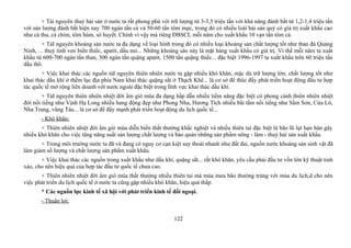 + Tài nguyên thuỷ hải sản ở nước ta rất phong phú với trữ lượng từ 3-3,5 triệu tấn với khả năng đánh bắt từ 1,2-1,4 triệu tấn
với sản lượng đánh bắt hiện nay 700 ngàn tấn cá và 50-60 tấn tôm mực, trong đó có nhiều loài hải sản quý có giá trị xuất khẩu cao
như cá thu, cá chim, tôm hùm, sò huyết. Chính vì vậy mà riêng ĐBSCL mỗi năm cho xuất khẩu 10 vạn tấn tôm cá.
+ TàI nguyên khoáng sản nước ta đa dạng về loại hình trong đó có nhiều loại khoảng sản chất lượng tốt như than đá Quảng
Ninh, ... thuỷ tinh ven biển thiếc, apatít, dầu mỏ... Những khoáng sản này là mặt hàng xuất khẩu có giá trị. Vì thế mỗi năm ta xuất
khẩu từ 600-700 ngàn tấn than, 300 ngàn tấn quặng apatit, 1500 tấn quặng thiếc... đặc biệt 1996-1997 ta xuất khẩu trên 60 triệu tấn
dầu thô.
+ Việc khai thác các nguồn tàI nguyên thiên nhiên nước ta gặp nhiều khó khăn, mặc dù trữ lượng lớn, chất lượng tốt như
khai thác dầu khí ở thềm lục địa phía Nam khai thác quặng sắt ở Thạch Khê... là cơ sở để thúc đẩy phát triển hoạt động đầu tư hợp
tác quốc tế mở rộng liên doanh với nước ngoài đặc biệt trong lĩnh vực khai thác dầu khí.
+ TàI nguyên thiên nhiên nhiệt đới ẩm gió mùa đa dạng hấp dẫn nhiều tiềm năng đặc biệt có phong cảnh thiên nhiên nhiệt
đới nổi tiếng như Vịnh Hạ Long nhiều hang động đẹp như Phong Nha, Hương Tích nhiều bãi tắm nổi tiếng như Sầm Sơn, Cửa Lò,
Nha Trang, vũng Tàu... là cơ sở để đẩy mạnh phát triển hoạt động du lịch quốc tế...
- Khó khăn:
+ Thiên nhiên nhiệt đới ẩm gió mùa diễn biến thất thường khắc nghiệt và nhiều thiên tai đặc biệt là bão lũ lụt hạn hán gây
nhiều khó khăn cho việc tăng năng suất sản lượng chất lượng và bảo quản những sản phẩm nông - lâm - thuỷ hải sản xuất khẩu.
+ Trong môi trường nước ta đã và đang có nguy cơ cạn kiệt suy thoái nhanh như đất đai, nguồn nước khoáng sản sinh vật đã
làm giảm số lượng và chất lượng sản phẩm xuất khẩu.
+ Việc khai thác các nguồn trong xuất khẩu như dầu khí, quặng sắt... rất khó khăn, yêu cầu phải đầu tư vốn lớn kỹ thuật tinh
xảo, cho nên hiệu quả của hợp tác đầu tư quốc tế chưa cao.
+ Thiên nhiên nhiệt đới ẩm gió mùa thất thường nhiều thiên tai mà mùa mưa bão thường trùng với mùa du lịch,d cho nên
việc phát triển du lịch quốc tế ở nước ta cũng gặp nhiều khó khăn, hiệu quả thấp.
* Các nguồn lực kinh tế xã hội với phát triển kinh tế đối ngoại.
- Thuận lợi:
122
 