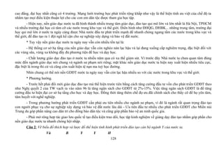 cao đẳng, đại học nhất cũng có 4 trường. Mạng lưới trường học phát triển rộng khắp như vậy là thể hiện tính ưu việt của chế độ ta
nhằm tạo mọi điều kiện thuận lợi cho các con em dân tộc được tham gia học tập.
- Hiện nay, nền giáo dục nước ta đã hình thành nhiều trung tâm giáo dục, đào tạo qui mô lớn và lớn nhất là Hà Nội, TPHCM
và nhiều trường đại học có tâm cỡ các nước trong khu vực và thế giới. Điển hình như ĐHQG, ĐHBK... những trung tâm, trường đại
học qui mô lớn ở nước ta ngày càng được Nhà nước đầu tư phát triển mạnh để nhanh chóng ngang tầm các nước trong khu vực và
thế giới, để đào tạo ra 1 đội ngũ kế cận cho sự nghiệp xây dựng và bảo vệ đất nước.
* Tuy vậy nền giáo dục nước ta ngày nay vẫn còn nhiều tồn tại là:
- Hệ thống cơ sở hạ tầng của nền giáo dục vẫn còn nghèo nàn lạc hậu và lại đang xuống cấp nghiêm trọng, đặc biệt đối với
các vùng sâu, vùng xa không đầy đủ phương tiện để học và dạy học.
- Chất lượng giáo dục đào tạo ở nước ta nhiều năm qua có xu thế giảm sút. Vì trước đây Nhà nước ta chưa quan tâm đúng
mức đến ngành giáo dục nói chung và ngành sư phạm nói riêng; mặt khác nền giáo dục nước ta hiện nay xuất hiện nhiều tiêu cực,
đặc biệt là trong thi cử và cũng còn xuất hiện tệ nạn ma tuý học đường.
Nhìn chung có thể nói nền GDĐT nước ta ngày nay vẫn còn lạc hậu nhiều so với các nước trong khu vực và thế giới.
* Phương hướng.
- Trước hết phải đổi mới giáo dục đào tạo mà thể hiện trước tiên bằng cách tăng cường đầu tư vốn cho phát triển GDĐT theo
như Nghị quyết 2 của TW vạch ra vào năm 96 là tăng ngân sách cho GDĐT từ 2%-15%. Việc tăng ngân sách GDĐT là để tăng
cường đầu tư hiện đại cơ sở hạ tầng cho học và dạy học. Đồng thời tăng thêm chế đọ ưu đãi chính sách cho thầy cô để họ yên tâm,
tâm huyết với nghề nghiệp.
- Trong phương hướng phát triển GDĐT cần phải ưu tiên nhiều cho ngành sư phạm, vì đó là ngành rất quan trọng đào tạo
con người phục vụ cho sự nghiệp xây dựng và bảo vệ đất nước lâu dài - Ưu tiên đầu tư nhiều cho phát triển GDĐT cho Miền núi
Trung du góp phần nâng cao dân trí cho đồng bào dân tộc và cũng góp phần bảo vệ an ninh quốc gia.
- Phải mở rông hợp tác giao lưu quốc tế tạo điều kiện trao dổi, học tập kinh nghiệm về giảng dạy đào tạo nhằm góp phần cho
nền giáo dục nước ta nhanh chóng hội nhập.
Câu 2: Vẽ biểu đồ thích hợp và lược đồ thể hiện tình hình phát triển đào tạo cán bộ ngành Y của nước ta.
Vù B Y Y H
128
 