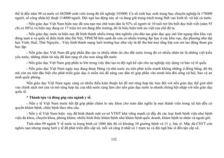 thể là đến năm 98 cả nước có 682000 sinh viên trong đó tốt nghiệp 103000. Có số sinh học sinh trung học chuyên nghiệp là 178000
người, số công nhân kỹ thuật 114000 người. Đội ngũ lao động này sẽ và đang giữ trọng trách trong lĩnh vực kinh tế- xã hội cả nước.
- Nền giáo dục Việt Nam hiện nay đã xóa nạn mù chữ toàn dân là 92% số người từ 10 tuổi trở lên biết đọc biết viết (năm 93
chỉ có 88%) và hiện nay đang có 17 triệu trẻ em đang đến trường, đó là biểu hiện tính ưu việt của chế độ ta.
- Nền giáo dục nước ta hiện nay đã hình thành nhiều trung tâm nghiên cứu đào tạo giáo dục quy mô lớn ngang tầm khu vực
đông nam á và quốc tế điển hình như Hà Nội, TPHCM bên cạnh đó còn có nhiều trường đại học ở các khu vực, địa phương như đại
học Vinh, Huế, Thái Nguyên... Việc hình thành mạng lưới trường học như vậy là để thu hút mọi tầng lớp con em lao động tham gia
học tập.
- Nền giáo dục Việt Nam đã góp phần đào tạo ra nhiều nhân tài cho đất nước trong đó có nhiều nhân tài là những việt kiều
yêu nước, những nhân tài này đã làm rạng rỡ cho non sông đất nước.
- Nền giáo dục Việt Nam góp phần to lớn trong việc đào tạo ra đội ngũ kế cận cho sự nghiệp xây dựng và bảo vệ tổ quốc.
- Nền giáo dục Việt Nam ngày nay đang được Đảng và nhà nước ưu tiên phát triển mạnh không những ở đồng bằng, đô thị
mà còn ưu tiên đặc biệt cho phát triển giáo dục ở miền núi để nâng cao dân trí góp phần văn minh hóa đời sống xã hội, bảo vệ an
ninh quốc phòng.
Nền giáo dục Việt Nam ngày càng có nhiều điều kiện thuận lợi để mở rộng hợp tác trao đổi với nền giáo dục thế giới nhờ
vào chính sách mở cửa và mở rộng hợp tác của nhà nước càng làm cho nền giáo dục nước ta nhanh chóng hội nhập với nền giáo dục
quốc tế.
* Thành tựu và đóng góp của ngành y tế.
- Nền y tế Việt Nam trước hết đã góp phần chăm lo sức khoẻ cho toàn dân nghĩa là mọi thành viên trong xã hội đều có
quyền khám bệnh, chữa bệnh theo nhu cầu.
- Nền y tế Việt Nam hiện nay đã hình thành một cơ sở VTHT khá vững mạnh có đầy đủ các loại hình bệnh viện như bệnh
viện đa khoa, chuyên khoa, phòng khám; nhiều hình thức khám bệnh như khám bệnh quốc doanh, khám bệnh tư nhân và ngoài giờ.
Tính năm 99 ngành Y tế nước ta trung bình cứ 1000 dân thì có khoảng 34 giường bệnh và 11 y, bác sĩ. Mặc dù CSVT còn
nghèo nạn nhưng mạng lưới y tế đã phát triển đến cấp xã, mỗi xã cũng ít nhất có 1 trạm xá và đội ngũ bác sĩ đến tận cấp xã.
132
 
