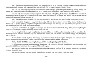 - Nền y tế Việt Nam đã góp phần làm giảm tỉ lệ tử của trẻ sơ sinh từ 79/104
vào năm 70 xuống còn 44/104
vào 99. Đồng thời
cũng làm tăng tuổi thọ trung bình của người Việt Nam từ 55 tuổi (70) - 65 tuổi (99) nam; - 70 tuổi (99) nữ.
- Nền y tế Việt Nam cũng đã góp phần xoá sạch một số bệnh dịch nguy hiểm chết người như kiết lị, ỉa chảy, thương hàn,
phong, lao... đồng thời phong trào phòng chống bệnh thế kỷ của loài người đang diễn ra ở Việt Nam đó là chống bệnh HIV.
- Nền Y tế Việt Nam ngày nay không những được phát triển mạnh ở đồng bằng, đô thị mà còn được Nhà nước quan tâm tới
phát triển y tế Miền núi, trung du và đến ngày nay ta có thể tự hào rằng nước ta đã có nền y tế phát triển có trình độ cao hơn hẳn 1 số
nước có mức sống trung bình cao hơn nước ta.
- Nền y tế Việt Nam đã đào tạo được 1 đội ngũ thầy thuốc vừa có chuyên môn giỏi, nhân cách tốt, "lương y như từ mẫu".
- Trước hết ta đã xây dựng được 1 mạng lưới văn hóa rộng khắp trên địa bàn cả nước đó là hệ thống các nhà văn hóa, câu lạc
bộ, thư viện và đặc biệt ta đã xây dựng được mạng lưới truyền thanh, truyền hình phủ sóng toàn quốc. Những năm gần đây ta đã nối
với mạng truyền hình quốc tế đặc biệt có mạng internet.
- Ngành văn hóa Việt Nam đã góp phần tuyên truyền giáo dục toàn dân nắm bắt nhanh chóng những chủ trương đường lôí,
chính sách của Đảng và cũng góp phần nâng cao dân trí cho toàn dân.
- Nhờ có mạng lưới văn hóa ngày càng hiện đại có quá trình bùng nổ văn hóa, du lịch ngày càng mạnh mẽ nên đã tạo đIều
kiện thuận lợi cho nhân dân ta tiếp thu được văn minh tinh hoa của thế giới, làm cho nền văn hoá nước ta ngày càng thêm phong
phú và hiện đại.
- Do nền văn hóa nước ta đã phong phú đa dạng và giầu bản sắc dân tộc lại được tiếp thu những tinh hoa, văn minh của thế
giới có chọn lọc lại càng làm cho nền văn hóa Việt Nam vừa đậm đà nét truyền thống dôn tộc, vừa hiện đại.
* Những tồn tại, khó khăn và phương hướng phát triển của nền giáo dục, y tế, văn hóa.
- Có thể nói cơ sở vật chất kỹ thuật hạ tầng của nền giáo dục y tế, văn hóa cả nước vẫn còn nằm trong tình trạng lạc hậu kém
phát triển và thể hiện rõ nhất ở các vùng nông thôn Miền núi Trung du.
- Nền giáo dục, văn hóa, y tế nói chung trình độ chuyên môn kỹ thuật tay nghề còn rất lạc hậu chưa đáp ứng đủ cho nhu cầu
về khám bệnh, chữa bệnh.
- Nền giáo dục, văn hóa, y tế hiện nay vẫn còn nhiều tiêu cực trong giáo dục, đào tạo, khám chữa bệnh.
133
 