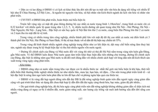 + Dân cư và lao động ở ĐBSH vì có lịch sử khai thác lâu đời nên đã tạo ra một nền văn hóa đa dạng nổi tiếng với nhiều lễ
hội như lễ Chùa Hương, Lễ Hội Lim... là nguồn tài nguyên văn hóa, xã hội nhân văn kích thích ngành du lịch văn hóa và nhân văn
phát triển.
+ CSVTHT ở ĐBSH khá phát triển, hoàn thiện mà biểu hiện là:
. Trước hết vùng này có mật độ giao thông đường bộ cao nhất cả nước trung bình 1,18km/km2
, trung bình cả nước chỉ có
0,32 km/km2
với nhiều quốc lộ quan trọng như 1,2,3, 5, 6; nhiều tuyến đường sắt quan trọng như Hà Nội - Hải Phòng; Hà Nội -
Thái Nguyên; Hà Nội - Lạng Sơn... Đặc biệt có sân bay quốc tế Nội Bài lớn thứ 2 cả nước, cảng biển Hải Phòng lớn thứ 2 cả nước
và 2 trạm thu tin mặt đất từ vệ tinh.
. Trong vùng có nhiều trung tâm công nghiệp, nhiều thành phố lớn với mật độ đô thị cao nhất cả nước mà điển hình có 3
thành phố lớn Hà Nội, Hải Phòng và Nam Định, 10 thị xã trực thuộc với số dân đô thị hiện nay chiếm tới 35%.
. Trong vùng đã hình thành nhiều ngành công nghiệp trọng điểm như cơ khí điện tử, dệt may chế biến nông lâm thuỷ hải
sản, ngành này được trang bị kỹ thuật hiện đại và thu hút nhiều nguồn vốn nước ngoài.
+ Đường lối chính sách của Đảng và Nhà nước đối với vùng thì nhờ có thủ đô Hà Nội nằm trong vùng nên luôn gần Đảng,
gần Nhà nước. Vì thế ĐBSH luôn được Nhà nước quan tâm triển khải thực hiện đầu tiên những chủ trương, đường lối chính sách
của Đảng, đặc biệt là những năm qua Nhà nước ta đã đổi mới đúng đắn với nhiều chính sách hợp với lòng dân nên đã kích thích sản
xuất trong vùng ngày càng phát triển.
- Khó khăn:
+ ĐBSH cũng như cả nước nằm trong khu vực được coi là nhiều thiên tai nhất thế giới mà biểu hiện là khí hậu, thời tiết
diễn biến thất thường khắc nghiệt nhiều thiên tai như nhiều bão, mưa lụt, hạn hán, rét đậm... Cho nên trong phát triển kinh tế - xã
hội đặc biệt là nông lâm ngư luôn luôn phải đầu tư lớn để hạn chế và phòng ngừa hậu quả của thiên tai.
+ ĐBSH vì là vùng đất hẹp người đông nên đất đai ĐB là đất nông nghiệp bình quân trên đầu người ngày càng giảm dần
cộng với quá trình khai thác sử dụng đất chưa thật hợp lý dẫn đến đất đai ngày càng thoái hóa, bạc màu, giảm độ phì nhiêu...
+ Do quá trình công nghiệp hóa, độ thị hóa ngày càng phát triển nên đất nông nghiệp không những giảm dần về diện tích mà
nhiều vùng đang có nguy cơ bị ô nhiễm đất, nước giảm năng suất, sản lượng cây trồng vật nuôi ảnh hưởng xấu đến đời sống con
người.
137
 