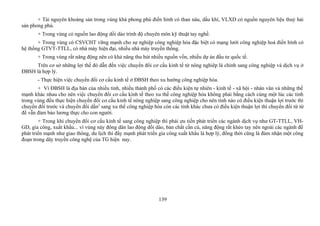 + Tài nguyên khoáng sản trong vùng khá phong phú điển hình có than nâu, dầu khí, VLXD có nguồn nguyên liệu thuỷ hải
sản phong phú.
+ Trong vùng có nguồn lao động dồi dào trình độ chuyên môn kỹ thuật tay nghề.
+ Trong vùng có CSVCHT vững mạnh cho sự nghiệp công nghiệp hóa đặc biệt có mạng lưới công nghiệp hoá điển hình có
hệ thống GTVT-TTLL, có nhà máy hiện đại, nhiều nhà máy truyền thống.
+ Trong vùng rất năng động nên có khả năng thu hút nhiều nguồn vốn, nhiều dự án đầu tư quốc tế.
Trên cơ sở những lợi thế đó dẫn đến việc chuyển đổi cơ cấu kinh tế từ nông nghiêp là chính sang công nghiệp và dịch vụ ở
ĐBSH là hợp lý.
- Thực hiện việc chuyển đổi cơ cấu kinh tế ở ĐBSH theo xu hướng công nghiệp hóa.
+ Vì ĐBSH là địa bàn của nhiều tỉnh, nhiều thành phố có các điều kiện tự nhiên - kinh tế - xã hội - nhân văn và những thế
mạnh khác nhau cho nên việc chuyển đổi cơ cấu kinh tế theo xu thế công nghiệp hóa không phải bằng cách cùng một lúc các tỉnh
trong vùng đều thực hiện chuyển đổi cơ cấu kinh tế nông nghiệp sang công nghiệp cho nên tỉnh nào có điều kiện thuận lợi trước thì
chuyển đổi trước và chuyển đổi dần2
sang xu thế công nghiệp hóa còn các tỉnh khác chưa có điều kiện thuận lợi thì chuyển đổi từ từ
để vẫn đảm bảo lương thực cho con người.
+ Trong khi chuyển đổi cơ cấu kinh tế sang công nghiệp thì phải ưu tiến phát triển các ngành dịch vụ như GT-TTLL, VH-
GD, gia công, xuất khẩu... vì vùng này đông dân lao động dồi dào, bản chất cần cù, năng động rất khéo tay nên ngoài các ngành để
phát triển mạnh như giao thông, du lịch thì đẩy mạnh phát triển gia công xuất khẩu là hợp lý, đồng thời cũng là đảm nhận một công
đoạn trong dây truyền công nghệ của TG hiện nay.
139
 
