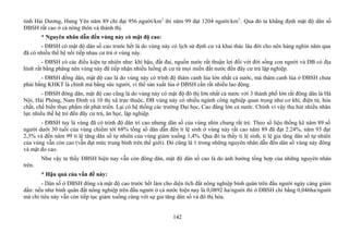 tỉnh Hải Dương, Hưng Yên năm 89 chỉ đạt 956 người/km2
thì năm 99 đạt 1204 người/km2.
. Qua đó ta khẳng định mật độ dân số
ĐBSH rất cao ở cả nông thôn và thành thị.
* Nguyên nhân dẫn đến vùng này có mật độ cao:
- ĐBSH có mật độ dân số cao trước hết là do vùng này có lịch sử định cư và khai thác lâu đời cho nên hàng nghìn năm qua
đã có nhiều thế hệ nối tiếp nhau cư trú ở vùng này.
- ĐBSH có các điều kiện tự nhiên như: khí hậu, đất đai, nguồn nước rất thuận lợi đối với đời sống con người và ĐB có địa
hình rất bằng phẳng nên vùng này đã tiếp nhận nhiều luồng di cư từ mọi miền đất nước đến đây cư trú lập nghiệp.
- ĐBSH đồng dân, mật độ cao là do vùng này có trình độ thâm canh lúa lớn nhất cả nước, mà thâm canh lúa ở ĐBSH chưa
phải bằng KHKT là chính mà bằng sức người, vì thế sản xuất lúa ở ĐBSH cần rất nhiều lao động.
- ĐBSH đông dân, mật độ cao cũng là do vùng này có mật độ đô thị lớn nhất cả nước với 3 thành phố lớn rất đông dân là Hà
Nội, Hải Phòng, Nam Đinh và 10 thị xã trực thuộc, ĐB vùng này có nhiều ngành công nghiệp quan trọng như cơ khí, điện tử, hóa
chất, chế biến thực phẩm rất phát triển. Lại có hệ thống các trường Đại học, Cao đẳng lớn cả nước. Chính vì vậy thu hút nhiều nhân
lực nhiều thế hệ trẻ đến đây cư trú, ăn học, lập nghiệp.
- ĐBSH tuy là vùng đã có trình độ dân trí cao nhưng dân số của vùng nhìn chung rất trẻ. Theo số liệu thống kê năm 89 số
người dưới 30 tuổi của vùng chiếm tới 68% tổng số dân dẫn đến tỉ lệ sinh ở vùng này rất cao năm 89 đã đạt 2.24%, năm 93 đạt
2,3% và đến năm 99 tỉ lệ tăng dân số tự nhiên của vùng giảm xuống 1,4%. Qua đó ta thấy tỉ lệ sinh, tỉ lệ gia tăng dân số tự nhiên
của vùng vẫn còn cao (vẫn đạt mức trung bình trên thế giới). Đó cũng là 1 trong những nguyên nhân dẫn đến dân số vùng này đông
và mật đo cao.
Như vậy ta thấy ĐBSH hiện nay vẫn còn đông dân, mật độ dân số cao là do ảnh hưởng tổng hợp của những nguyên nhân
trên.
* Hậu quả của vấn đề này:
- Dân số ở ĐBSH đông và mật độ cao trước hết làm cho diện tích đất nông nghiệp bình quân trên đầu người ngày càng giảm
dần: nếu như bình quân đất nông nghiệp trên đầu người ở cả nước hiện nay là 0,0892 ha/người thì ở ĐBSH chỉ bằng 0,046ha/người
mà chỉ tiêu này vẫn còn tiếp tục giảm xuống cùng với sự gia tăng dân số và đô thị hóa.
142
 