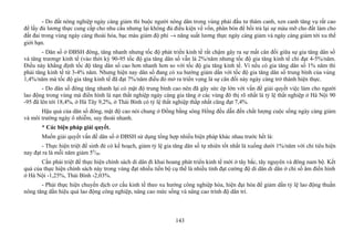 - Do đất nông nghiệp ngày càng giảm thì buộc người nông dân trong vùng phải đầu tư thâm canh, xen canh tăng vụ rất cao
để lấy đủ lương thực cung cấp cho nhu cầu nhưng lại không đủ điều kiện về vốn, phân bón để bồi trả lại sự màu mỡ cho đất làm cho
đất đai trong vùng ngày càng thoái hóa, bạc màu giảm độ phì → năng suất lương thực ngày càng giảm và ngày càng giảm tới xu thế
giới hạn.
- Dân số ở ĐBSH đông, tăng nhanh nhưng tốc độ phát triển kinh tế rất chậm gây ra sự mất cân đối giữa sự gia tăng dân số
và tăng trươngr kinh tế (vào thời kỳ 90-95 tốc độ gia tăng dân số vẫn là 2%/năm nhưng tốc độ gia tăng kinh tế chỉ đạt 4-5%/năm.
Điều này khẳng định tốc độ tăng dân số cao hơn nhanh hơn so với tốc độ gia tăng kinh tế. Vì nếu có gia tăng dân số 1% năm thì
phải tăng kinh tế từ 3-4% năm. Nhưng hiện nay dân số đang có xu hướng giảm dần với tốc độ gia tăng dân số trung bình của vùng
1,4%/năm mà tốc độ gia tăng kinh tế đã đạt 7%/năm điều đó mở ra triển vọng là sự cân đối này ngày càng trở thành hiện thực.
- Do dân số đông tăng nhanh lại có mật độ trung bình cao nên đã gây sức ép lớn với vấn đề giải quyết việc làm cho người
lao động trong vùng mà điển hình là nạn thất nghiệp ngày càng gia tăng ở các vùng đô thị rõ nhất là tỷ lệ thất nghiệp ở Hà Nội 90
-95 đã lên tới 18,4%, ở Hà Tây 9,2%, ở Thái Bình có tỷ lệ thất nghiệp thấp nhất cũng đạt 7,4%.
Hậu quả của dân số đông, mật độ cao nói chung ở Đồng bằng sông Hồng đều dẫn đến chất lượng cuộc sống ngày càng giảm
và môi trường ngày ô nhiễm, suy thoái nhanh.
* Các biện pháp giải quyết.
Muốn giải quyết vấn đề dân số ở ĐBSH sử dụng tổng hợp nhiều biện pháp khác nhau trước hết là:
- Thực hiện triệt để sinh đẻ có kế hoạch, giảm tỷ lệ gia tăng dân số tự nhiên tốt nhất là xuống dưới 1%/năm với chỉ tiêu hiện
nay đạt ra là mỗi năm giảm 50
/00.
Cần phải triệt để thực hiện chính sách di dân đi khai hoang phát triển kinh tế mới ở tây bắc, tây nguyên và đông nam bộ. Kết
quả của thực hiện chính sách này trong vùng đạt nhiều tiến bộ cụ thể là nhiều tỉnh đạt cường độ di dân di dân ở chỉ số âm điển hình
ở Hà Nội -1,25%, Thái Bình -2,03%.
- Phải thực hiện chuyển dịch cơ cấu kinh tế theo xu hướng công nghiệp hóa, hiện đại hóa để giảm dần tỷ lệ lao động thuần
nông tăng dần hiệu quả lao động công nghiệp, nâng cao mức sống và nâng cao trình độ dân trí.
143
 