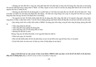 + Khoáng sản trên đất liền ở vùng này chưa phát hiện hết mới phát hiện có than nâu trữ lượng nhỏ, than bùn có trữ lượng
lớn mà lớn nhất tập trung ở rừng chàm U Minh - Cà Mau. Ngoài ra còn có một số vật liệu xây dựng điển hình là đá vôi Hà Tiên là
nguyên liệu làm xi măng rất tốt.
+ Khoáng sản dưới biển thì rất phong phú vì ta phát hiện có 2 bể trầm tích chứa dầu mỏ, khí đốt. Đó là bể trầm tích - Nam
Côn Đảo với nhiều mỏ nổi tiếng như Bạch Hổ, Đại Hùng... bể trầm tích vùng trũng Cửu Long và vùng thổ Chu Ma Lai, trong đó
đang khai thác lớn quy mô lớn ở mỏ Bạch Hổ và mỏ Rồng...
- Tài nguyên du lịch: Do thiên nhiên nhiệt đới ẩm đa dạng giàu tiềm năng, đặc biệt có tài nguyên sông ngòi, rừng chàm,
rừng đước Cà Mau và đặc biệt có khu 7 núi Hà Tiên là những phong cảnh thiên nhiên rất hấp dẫn với du lịch sinh thái, du lịch xanh.
- Qua chứng minh trên ta thấy thiên nhiên ở ĐBSCL đa dạng giàu tiềm năng, trong đó tiềm năng đa dạng, phong phú nhất
là:
+ Tiềm năng nhiệt ẩm dồi dào.
+ Tiềm năng đất nông nghiệp rất phong phú.
+ Tiềm năng thuỷ sản với trữ lượng nhất cả nước.
+ Khoáng sản dầu khí cả nước.
Nhưng vùng này rất nhiều khó khăn và trở ngại khó khăn lớn nhất là:
- Thiếu nước ngọt vào mùa khô
- Diện tích đất nhiễm phèn rất lớn cần phải được cải tạo mà lại thiếu nước ngọt để thau chua và rửa phèn.
- Lũ lụt triền miên vào mùa mưa và hiện nay chưa có biện pháp cải tạo hợp lý.
Câu 2: Giải thích tại sao việc cải tạo và bảo vệ tự nhiên ở ĐBSCL hiện nay được coi là vấn đề cần thiết và rất cấp bách.
Hãy nêu rõ những biện pháp cụ thể để cải tạo và bảo vệ tự nhiên ở vùng này.
149
 