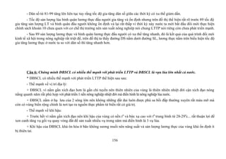 - Dân số từ 81-99 tăng lên liên tục tuy rằng tốc độ gia tăng dân số giữa các thời kỳ có xu thế giảm dần.
- Tốc độ sản lượng lúa bình quân lương thực đầu người gia tăng và ổn định nhưng trên đồ thị thể hiện rất rõ trước 89 tốc độ
gia tăng sản lượng LT và bình quân đầu người không ổn định và lại rất thấp vì thời kỳ này nước ta mới bắt đầu đổi mới thực hiện
chính sách khoán 10 chưa quen với cơ chế thị trường nên sản xuất nông nghiêp nói chung LTTP nói riêng còn chưa phát triển mạnh.
- Sau 89 sản lượng lương thực và bình quân lương thực đầu người có xu thế tăng nhanh, đó là kết quả của quá trình đổi mới
kinh tế xã hội trong nông nghiệp rất triệt để, trên đồ thị ta thấy đường DS nằm dưới đường SL, lương thực nằm trên biểu hiện tốc độ
gia tăng lương thực ở nước ta so với dân số thì tăng nhanh hơn.
Câu 6: Chứng minh ĐBSCL có nhiều thế mạnh với phát triển LTTP và ĐBSCL là vựa lúa lớn nhất cả nước.
* ĐBSCL có nhiều thế mạnh với phát triển LTTP thể hiện sau sau:
- Thế mạnh về vị trí địa lý:
+ ĐBSCL vì nằm gần xích đạo hơn là gần chí tuyến nên thiên nhiên của vùng là thiên nhiên nhiệt đới cận xích đạo nóng
nắng quanh năm rất phù hợp với phát triển 1 nền nông nghiệp nhiệt đới mà điển hình là nông nghiệp lúa nước.
+ ĐBSCL nằm ở hạ lưu của 2 sông lớn nên không những đất đai luôn được phù sa bồi đắp thường xuyên rất màu mỡ mà
còn có vùng biển rộng chính là nơi tạo ra nguồn thực phẩm từ biển rất có giá trị.
- Thế mạnh về khí hậu:
+ Trước hết vì nằm gần xích đạo nên khí hậu của vùng có nền t0
và bức xạ cao với t0
trung bình từ 28-290
c... rất thuận lợi để
xen canh tăng vụ gối vụ quay vòng đất để sản xuất nhiều vụ trong năm mà điển hình là 3 vụ lúa.
+ Khí hậu của ĐBSCL khá ôn hòa ít bão không sương muối nên năng suất và sản lượng lương thực của vùng khá ổn định ít
bị thiên tai.
156
 