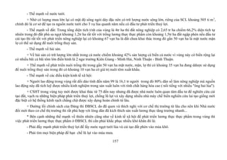 - Thế mạnh về nước tưới.
+ Nhờ có lượng mưa lớn lại có mật độ sông ngòi dày đặc nên có trữ lượng nước sông lớn, riêng của SCL khoảng 505 tỉ m3
,
chính đó là cơ sở để tạo ra nguồn nước tưới cho 3 vụ lúa quanh năm nếu có đầu tư phát triển thuỷ lợi.
- Thế mạnh về đất: Trong tổng diện tích t/nh của vùng là 4tr ha thì đất nông nghiệp có 2,65 tr ha chiếm 66,2% diện tích tự
nhiên trong đó đất phù sa ngọt khoảng 1,2tr ha rất tốt với trồng lương thực thực phẩm còn khoảng 1,5tr ha đất ngập phèn nếu đầu tư
cải tạo thì rất tốt với phát triển nông nghiệp lại có khoảng 67 vạn ha là đất chưa khai thác trong đó gần 50 vạn ha là mặt nước mặn
lợ có thể sử dụng để nuôi trồng thuỷ sản.
- Thế mạnh về hải sản.
+ Về hải sản có trữ lượng lớn nhất trong cả nước chiếm khoảng 42% sản lượng cá biển cả nước vì vùng này có biển rộng lại
có nhiều bãi cá bãi tôm lớn điển hình là 2 ngư trường Kiên Giang - Minh Hải, Ninh Thuận - Bình Thuận.
+ Thế mạnh về phát triển nuôi trồng thì trong gần 50 vạn ha mặt nước, mặn, lợ thì có khoảng 35 vạn ha đang ddược sử dụng
để nuôi trồng thuỷ sản trong đó có khoảng 10 vạn ha có giá trị nuôi tôm xuất khẩu.
- Thế mạnh về các điều kiện kinh tế xã hội:
+ Người lao động trong vùng rất dồi dào tính đến năm 99 là 16,1 tr người trong đó 80% dân số làm nông nghiệp mà nguồn
lao động này đã tích luỹ được nhiều kinh nghiệm trong sản xuất luôn với tính chất hàng hóa cao ( nổi tiếng với nhiều "ông hai lúa").
+ CSHT trong vùng tuy mới được khai thác từ 75 đến nay nhưng đã được nhà nước luôn quan tâm đầu tư để nghiên cứu cải
tạo đất, vạch ra những biện pháp phát triển thuỷ lợi, chống lũ lụt và xây dựng nhiều nhà máy chế biến nghiên cứu lai tạo giống mới
đặc biệt có hệ thống kênh rạch chằng chịt được xây dựng hoàn chỉnh từ lâu.
+ Đường lối chính sách của Đảng thì ĐBSCL do đã quen và thích nghi với cơ chế thị trường từ lâu cho nên khi Nhà nước
đổi mới theo cơ chế thị trường thì rất phù hợp với lòng dân đã kích thích sản xuất lương thực tăng trưởng nhanh...
* Bên cạnh những thế mạnh về thiên nhiên cũng như về kinh tế xã hội để phát triển lương thực thực phẩm trong vùng thì
việc phát triển lương thực thực phẩm ở ĐBSCL thì cần phải khắc phục nhiều khó khăn đó là:
- Phải đẩy mạnh phát triển thuỷ lợi để lấy nước ngọt tưới lúa và cải tạo đất phèn vào mùa khô.
- Phải tìm mọi biện pháp để hạn chế lũ lụt vào mùa mưa.
157
 