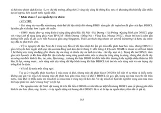 xã hội như chính sách khoán 10, cơ chế thị trường, đồng thời 2 vùng này cũng là những khu vực có khả năng thu hút hấp dẫn nhiều
dự án hợp tác liên doanh nước ngoài nhất.
* Khác nhau về các nguồn lực tự nhiên:
- Về VTĐL:
+ Hai vùng này tuy đều nằm trong vành đai khí hậu nhiệt đới nhưng ĐBSH nằm gần chí tuyến hơn là gần xích đạo; ĐBSCL
lại nằm gần xích đạo hơn là gần chí tuyến.
+ ĐBSH thuộc khu vực vùng kinh tế năng động phía Bắc: Hà Nội - Hải Dương - Hải Phòng - Quảng Ninh còn ĐBSCL giáp
với vùng kinh tế năng động phía Nam TPHCM - Bình Dương - Đồng Nai - Vũng Tàu. Nhưng ĐBSCL thuận lợi hơn là nằm gần
đường biển quốc tế, dó là eo biển Malacca gần cảng Singapore, Thái Lan thích ứng nhanh với cơ chế thị trường và được các nước
này đầu tư phát triển sớm.
- Về tài nguyên khí hậu: Mặc dù 2 vùng này đều có khí hậu nhiệt đới ẩm gió mùa đều phân hóa theo mùa, nhưng ĐBSH vì
gần chí tuyến hơn là gần xích đạo nên có mùa đông lạnh kéo dài từ tháng 11 đến tháng 4. Cho nên ĐBSH rất thuận lợi để hình thành
1 hệ thống cây trồng đa dạng gồm nhiều cây ưa nóng và nhiều cây ưa lạnh (xu hào, cải bắp, xúp lơ..). Trong khi đó ĐBSCL nằm
gần xích đạo nên có khí hậu nhiệt đới cận xích đạo nóng nắng quanh năm, nên cơ cấu cây trồng cũng đa dạng, nhưng chủ yếu là cây
ưa nóng mà điển hình là lúa, lạc, mía, đậu tương...) nhưng khí hậu ĐBSH thì diễn biến thất thường khắc nghiệt nhiều thiên tai ĐB
bão, lũ lụt, sương muối... nên năng suất cây trồng rất bấp bênh trong khí hậu ĐBSCL khá ôn hòa nên năng suất và sản lượng cây
trồng khá ổn định.
- Về chế độ nước trên sông ngòi.
Tuy cả 2 vùng đều phân hóa theo 2 mùa mưa và khô, nhưng mức độ phân hóa ở ĐBSH ít thể hiện rõ sự thừa và thiếu nước
không gay gắt vào mùa khô nhưng mức độ phân hóa giữa mùa mưa và khô ở ĐBSCL rất gay gắt, trong đó mùa mưa thì rất thừa
nước, mùa khô rất thiếu nước mà mùa khô và mùa mưa ở vùng này rất kéo dài. Vì vậy mùa khô hạn hán nghiêm trọng còn mùa mưa
thì buộc phải tìm cách "chung thuỷ" với lũ lụt.
- Tài nguyên sinh vật: Sinh vật hoang dã trên đất liền ở ĐBSH coi như đã cạn kiệt hết nhưng ĐBSCL còn rất phong phú điển
hình là các loài chim, ong, bò sát, vì vậy nguồn động vật hoang dã ở ĐBSCL là cơ sở để tạo ra nguồn thực phẩm rất có giá trị.
163
 