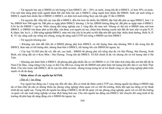 - Tài nguyên hải sản ở ĐBSH có trữ lượng ít hơn ĐBSCL chỉ = 20% cả nước, trong khi đó ở ĐBSCL có hơn 50% cả nước.
Cho nên khả năng phát triển ngành đánh bắt chế biến hải sản ở ĐBSCL cũng mạnh hơn nhiều lần ĐBSH. Sinh vật nuôi trồng ở
ĐBSCL mạnh hơn nhiều lần ở ĐBSH vì ĐBSCL có diện tích nuôi trồng thuỷ sản lớn gấp 35 lần ở ĐBSH.
- Tài nguyên đất: Hầu hết các loại đất ở ĐBSCL đều lớn hơn rất nhiều lần ĐBSH, đặc biệt đất phù sa ngọt ĐBSCL hơn 1 tr
ha, ĐBSH hơn 500 ngàn ha. Đất phù sa ngập phèn ĐBSCL khoảng 1,5tr ha, ĐBSH không đáng kể, đất phù sa ngập mặn ở ĐBSCL
0,5tr ha thì ĐBSH 1 vạn ha. Nhìn chung đất nông nghiệp của 2 vùng đều rất màu mỡ. Nhưng có thể nói ở ĐBSH màu mỡ hơn
ĐBSCL vì ĐBSH vừa được phù sa bồi đắp, vừa được con người cải tao, chăm bón thường xuyên nên đất rất tươi xốp và giàu N, P,
K (đạm, lân, ka li...). Đất nông nghiệp ĐBSCL màu mỡ chủ yếu là do phù xa bồi đắp nên đất quá chặt, thiếu dinh dưỡng, thiếu N, P,
K. Vì vậy năng suất cây trồng nói chung, trong đó năng suất LTTP nói riêng ở ĐBSH cao hơn ĐBSCl.
- Tài nguyên khoáng sản:
+ Khoáng sản trên đất liền thì ở ĐBSH phong phú hơn ĐBSCL có trữ lượng than nâu khoảng 980 tr tấn trong khi đó
ĐBSCL than nâu có trữ lượng nhỏ, nhưng than bùn ở ĐBSCL trữ lượng lớn còn ĐBSH thì ngược lại.
+ Các loại VLXD như đá vôi, đất sét, cao lanh... ĐBSH rất phong phú nổi tiếng như đa vôi Hải Phòng, Hải Dương, Ninh
Bình, nổi tiếng đất sét ở Kim Môn - Hải Dương. Trong khi dó ĐBSCL VLXD chính là đá vôi nhưng chỉ có trữ lượng nhỏ ở Hà
Tiên.
+ Khoáng sản dưới biển ở ĐBSCL rất phong phú gấp nhiều lần so với ĐBSH vì có 3 bể trầm tích chứa dầu mỏ khí đốt đó là
Nam Côn Đảo, vùng trũng Cửu Long và thổ Chu Mã Lai, trong khi đó ĐBSH mới phát hiện trữ lượng khí đốt nhỏ ở ven biển Thái
Bình. Cho nên trước mắt ĐBSCL đã là vựa lớn nhất cả nước nhưng trong tương lai sẽ trở thành vùng cơ cấu công nghiệp phát triển
mạnh và rất đa dạng.
* Khác nhau về các nguồn lực KTXH.
- Dân số + lao động:
. Tuy người lao động của 2 vùng này đều dồi dào, đểu có trình độ thâm canh LTTP cao, nhưng nguồn lao động ở ĐBSH mặc
dù có bản chất rất cần cù nhưng thiếu tác phong công nghiệp chưa quan với cơ chế thị trường, thiếu đội ngũ lao động có kỹ thuật
trình độ tay nghề cao. Trong khi đó nguồn lao động ở ĐBSCL thì đã rất quen với tác phong công nghiệp, quen với cơ chế thị trường
và quen với sản xuất nông nghiệp và mục đích hàng hoá cao. Cho nên nguồn lao động của ĐBSCL khi chuyển đổi sang kinh tế thị
trường rất phù hợp rất năng động còn ở ĐBSH thì ngược lại.
164
 