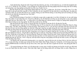 . Trước hết khí hậu Duyên hải miền Trung là khí hậu nhiệt ẩm, gió mùa, với nền nhiệt ẩm cao, với nhiệt độ trungbình năm
từ 25- 26 0
C (BTB) 28- 290
c (NTBộ), vì vậy rất thuận lợi với phát triển một nền nông nghiệp nhiệt đới đa dạng, đặc biệt là những
cây lương thực, cây công nghiệp ưa nóng như Lúa, Mía, Lạc, Cà phê, Cao su...
-Khí hậu Duyên hải miền Trung không những phân hoá theo mùa và phân hoá rất rõ theo hướng Bắc Nam. Vì có dãy
Bạch Mã là ranh giới giữa Bắc trung Bộ và Nam Trung Bộ, cho nên vùng BTB khí hậu nhiệt đới có mùa đông lạnh cho phép sản
xuất được nhiều cây ưa lạnh diển hình là rau vụ Đông. Nhưng các tỉnh NTB thì không có mùa Đông lạnh nên hệ thống cây trồng
chủ yếu là cây nhiệt đới ưa nóng như Lúa, Tiêu, Điều
+ Tài nguyên đất:
Trước hết đất đai đa dạng về loại hình vì có đất phù sa ngọt, phù sa ngập mặn ở ven biển, rất thuận lợi với sản xuất lương
thực, thực phẩm và nuôi trồng thuỷ sản. Trong đó có đất phù sa cát, rất thuận lợi với trồng các cây lương thực và cây công nghiệp
ngắn ngày như Lạc, Mía, Khoai, Sắn ... ở vùng gò đồi và rìa đồng bằng lại có đất đỏ bazan (ở Nghệ An, Quảng Bình, Quảng trị rất
thích hợp với trồng các cây công nghiệp lâu năm như cà phê cao su, chè búp.
. Đặc biệt duyên hải miền Trung có vùng gò đồi trước núi rộng lớn, là địa bàn rất tốt để chăn thả Trâu Bò.
+Tài nguyên nước: vùng này có tới 14 hệ thống sông với 54 con sông lớn, nhỏ mà điển hình là Sông Mã, Sông Cả, Sông
Gianh, Sông Thu Bồn, sông Đà Rằng với tổng trữ lượng nước khoảng 10 tỉ m3
, cho nên nếu có thể phát triển thuỷ lợi tốt thì vẫn
dảm bảo đủ nước tưới cho nông nghiệp vào mùa khô. Sông ngòi vùng này tuy ngắn nhưng dốc nên có trữ năng thuỷ điện khá lớn,
cho phép xây dựng nhiều nhà máy thuỷ điện cỡ vừa và nhỏ như thuỷ điện Bàn Thạch, sông Hinh, thuỷ điện Vĩnh Sơn.
+Tài nguyên sinh vật: duyên hải miền Trung được coi là vùng có tài nguyên rừng lớn thứ 2 cả nước sau Tây Nguyên với S
đất Lâm nghiệp là 6 triệu ha , trong đó đất có rừng hiện nay là 3 triệu ha, trong rừng có nhiều loại gỗ quí nổi tiếng như Đinh, Lim,
Sến Táu, và đặc biệt có trữ lượng Tre, Nứa nổi tiếng như Thanh Hoá. Rừng ở duyên hải miền Trung có nhiều loài thú quý như Voi,
Bò tót, Hổ, Tê tê. Các nguồn sinh vật quý hiếm này hiện nay được coi là tài nguyên rất có giá trị với phát triển nhiều nguồn công
nghiệp khai thác gỗ, lâm sản, vì thế ở vùng này xuất hiện nhiều trung tâm công nghiệp chế biến gỗ lớn nhất cả nước, nổi tiếng như
Vinh, Đà Nẵng, Quy Nhơn...
- TàI nguyên sinh vật dưới biển rất phong phú vì có vùng biển rộng bờ biển kéo dài với tổng số bãi cá, bãi tôm chiếm tới
77% cả nước nổi tiếng với nhiều ngư trường lớn như Ninh Thuận- Bình Thuận, Hoàng Sa- Trường Sa, với trữ lượng trong vùng
khoảng 600000 tấn/năm với nhiều hải sản quí như cá thu, chim, ngừ, trích, đặc biệt có nguồn hải sản tôm mực phong phú nhất cả
nước.
+ Tài nguyên khoáng sản: Được coi là rất phong phú vì trong vùng có nhiều mỏ khoáng sản lớn tầm cỡ quốc gia, điển hình
là mỏ sắt Thạch Khê lớn nhất cả nước; Thiếc Quỳ Hợp, Nghệ An trữ lượng chiếm 60% trữ lượng Thiếc cả nước, Măng Gan có
167
 