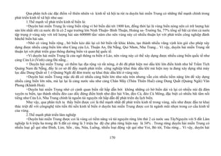 Qua phân tích các đặc điểm về thiên nhiên và kinh tế xã hội ta rút ra duyên hải miền Trung có những thế mạnh chính trong
phát triển kinh tế xã hội như sau:
1.Thế mạnh về phát triển kinh tế biển là:
+Duyên hải miền Trung là vùng biển rộng vì bờ biển dài tới 1800 km, đồng thời lại là vùng biển nóng nên có trữ lượng hải
sản lớn nhất nhì cả nước đó là có 2 ngư trường lớn Ninh Thuận- Bình Thuận, Hoàng sa- Trường Sa, 77% tổng số bãi cá tôm cả nước
tập trung ở vùng này với trữ lượng hải sản 600000 tấn/ năm cho nên vùng này có nhiều thuận lợi với phát triển công nghiệp đánh
bắtchế biến hải sản.
+Nhờ có vùng biển rộng , bờ biển kéo dài lại có bờ biển rất khúc khửu, tạo thành nhiều vũng vịnh kín gió cho phép xây
dựng được nhiều cảng biển lớn như Cảng cửa Lò, Thuận An, Đà Nẵng, Qui Nhơn, Nha Trang... Vì vậy, duyên hải miền Trung rất
thuận lợi với phát triển giao thông đường biển và quan hệ quốc tế.
+Vì duyên hải miền Trung là cửa ngõ thông ra biển ở Lào, nên vùng này có thể xây dựng được nhiều cảng biển quốc tế như
cảng Cửa Lò (Vinh) cảng Đà nẵng...
+ Duyên hải miền Trung có thềm lục địa rộng và rất nông, ở đó đã phát hiện mỏ dầu khí lớn điển hình như bể Trầm Tích
Quảng Nam đà Nẵng, đấy là cơ sở để đẩy mạnh phát triển công nghiệp khai thác dầu khí mà hiện nay ta đang xây dựng nhà máy
lọc dầu Dung Quất số 1 ở Quảng Ngãi để đón trước sự khai thác dầu khí ở vùng này.
+Duyên hải miền Trung mặc dù đã có nhiều cảng biển lớn như nêu trên nhưng vẫn còn nhiều tiềm năng lớn để xây dựng
nhiều cảng biển lớn nữa, mà lại lại là cảng nước sâu như cảng Chân Mây (Thừa Thiên Huế) cảng Dung Quất (Quảng Ngãi) Văn
Phong (Khánh Hoà).
+Duyên hải miền Trung nhờ có cảnh quan biển rất hấp dẫn bởi không những có bờ biển dài và lại có nhiều núi đá đâm
xuyên ra biển, tạo thành nhiều đèo cao dốc đứng điển hình như đèo hải Vân, đèo Cả, đèo Cù Mông, đặc biệt có nhiều bãi tắm nổi
tiếng như Cửa Lò, Nha Trang chính là nguồn tài nguyên rất hấp dẫn để phát triển du lịch biển.
Như vậy, qua phân tích ta thấy biển được coi là thế mạnh nhất để phát triển kinh tế trong vùng, nếu như được đầu tư khai
thác triệt để với côngnghệ tiên tiến thì nền kinh tế biển ở duyên hải miền Trung được coi là ngành mũi nhọn trong cơ cấu kinh tế
của vùng.
2.Thế mạnh phát triển lâm nghiệp
+Duyên hải miền Trung được coi là vùng có tiềm năng và tài nguyên rừng lớn thứ 2 cả nước sau TâyNguyên với S đất Lâm
nghiệp là 6 triệu ha trong đó S đất có rừng là 3 triệu ha độ che phủ rừng hiện nay là 34% . Trong rừng duyên hải miền Trung có
nhiều loại gỗ quí như Đinh, Lim, Sến , táu, Nứa, Luồng, nhiều loại động vật quí như Voi, Bò tót, Trâu rừng... Vì vậy, duyên hải
170
 