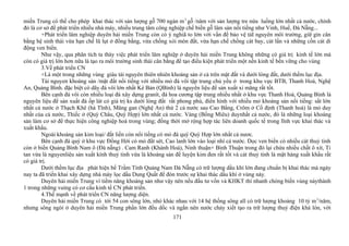 miền Trung có thể cho phép khai thác với sản lượng gỗ 700 ngàn m3
gỗ /năm với sản lượng tre nứa luồng lớn nhất cả nước, chính
đó là cơ sở để phát triển nhiều nhà máy, nhiều trung tâm công nghiệp chế biến gỗ lâm sản nổi tiếng như Vinh, Huế, Đà Nẵng...
+Phát triển lâm nghiệp duyên hải miền Trung còn có ý nghiã to lớn với vấn đề bảo vệ tàI nguyên môi trường, giữ gìn cân
bằng hệ sinh thái vừa hạn chế lũ lụt ở đồng bằng, vừa chống xói mòn đất, vừa hạn chế chống cát bay, cát lấn và những cồn cát di
động ven biển.
Như vậy, qua phân tích ta tháy việc phát triển lâm nghiệp ở duyên hải miền Trung không những có giá trị kinh tế lớn mà
còn có giá trị lớn hơn nữa là tạo ra môi trường sinh thái cân bằng để tạo điều kiện phát triển một nền kinh tế bền vững cho vùng
3.Về phát triển CN
+Là một trong những vùng giàu tài nguyên thiên nhiên khoáng sản ở cả trên mặt đất và dưới lòng đất, dưới thềm lục địa.
Tài nguyen khoáng sản /mặt đất nổi tiếng với nhiều mỏ đá vôi tập trung chủ yếu ở trong khu vực BTB, Thanh Hoá, Nghệ
An, Quảng Bình. đặc biệt có dãy đá vôi lớn nhất Kè Bản (QBình) là nguyên liệu để sản xuất xi măng rất tốt.
Bên cạnh đá vôi còn nhiều loại đá xây dựng granít, đá hoa cương tập trung nhiều nhất ở khu vực Thanh Hoá, Quảng Bình là
nguyên liệu để sản xuất đá ốp lát có giá trị ks dưới lòng đất rất phong phú, điển hình với nhiều mỏ khoáng sản nổi tiếng: sắt lớn
nhất cả nước ở Thạch Khê (hà Tĩnh), Măng gan (Nghệ An) thứ 2 cả nước sau Cao Bằng, Crôm ở Cổ định (Thanh hoá) là mỏ duy
nhất của cả nước, Thiếc ở (Quỳ Châu, Quỳ Hợp) lớn nhất cả nước. Vàng (Bồng Miêu) duynhất cả nước, đó là những loại khoáng
sản làm cơ sở để thực hiện công nghiệp hoá trong vùng; đồng thời mở rộng hợp tác liên doanh quốc tế trong lĩnh vực khai thác và
xuất khẩu.
Ngoài khoáng sản kim loại/ đất liền còn nổi tiếng có mỏ đá quý Quỳ Hợp lớn nhất cả nươc.
Bên cạnh đá quý ở khu vực Đồng Hới có mỏ đất sét, Cao lanh lớn vào loại nhì cả nước. Dọc ven biển có nhiều cát thuỷ tinh
còn ở biển Quảng Bình Nam ô (Đà nẵng) . Cam Ranh (Khánh Hoà), Ninh thuận+ Bình Thuận trong đó lại chứa nhiều chất ô xít, Ti
tan vừa là nguyenliệu sản xuất kính thuỷ tinh vừa là khoáng sản để luyện kim đen rất tốt và cát thuỷ tinh là mặt hàng xuất khẩu rất
có giá trị.
Dưới thềm lục địa phát hiện bể Trầm Tính Quảng Nam Đà Nẵng có trữ lượng dầu khí lớn đang chuẩn bị khai thác mà ngày
nay ta đã triển khai xây dựng nhà máy lọc dầu Dung Quất để đón trước sự khai thác dầu khí ở vùng này.
Duyên hải miền Trung vì tiềm năng khoáng sản như vậy nên nếu đầu tư vốn và KHKT thì nhanh chóng biến vùng nàythành
1 trong những vuìng có cơ cấu kinh tế CN phát triển.
4.Thế mạnh về phát triển CN năng lượng diện.
Duyên hải miền Trung có tới 54 con sông lớn, nhỏ khác nhau với 14 hệ thống sông all có trữ lượng khoảng 10 tỷ m3
/năm,
nhưng sông ngòi ở duyên hải miền Trung phần lớn đều dốc và ngắn nên nước chảy xiết tạo ra trữ lượng thuỷ điện khá lón, với
171
 