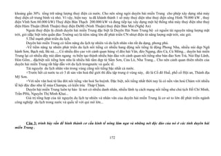 khoảng gần 30% tổng trữ năng lượng thuỷ điện cả nước. Cho nên sông ngòi duyên hải miền Trung cho phép xây dựng nhà máy
thuỷ diện cỡ trung bình và nhỏ. Vì vậy, hiện nay ta đã khánh thành 1 số máy thuỷ diện như thuỷ diện sông Hinh 70.000 kW , thuỷ
điện Vĩnh Sơn 60.000 kW) Thuỷ điện Bàn Thạch 200.000 kW và đang tiếp tục xây dựng một hệ thống nhà máy thuỷ điện như thuỷ
điện Hàm Thuận (Bình Thuận) thuỷ điện ĐaMi (Ninh Thuận) thuỷ điện Bản Mai (Nghệ An)
Ngoài thuỷ điện là chính duyên hải miền Trung đặc biệt là Duyên Hải Nam Trung bộ có nguồn tài nguyên năng lượng mặt
trời, gió (đặc biệt trên quần đảo Trường sa) là tiềm năng lớn để phát triển CN nhiẹt điện từ năng lượng mặt trời, sức gió.
5.Thế mạnh phát triển du lịch.
Duyên hải miền Trung có tiềm năng du lịch tự nhiên và du lịch nhân văn rất đa dạng, phong phú.
-Về tiềm năng tự nhiên phát triển du lịch nổi tiếng có nhiều hang động nổi tiếng là động Phong Nha, nhiều núi đẹp Ngũ
hành Sơn, Bạch mã, Bà nà...., Có nhiều đèo cao với cảnh quan hùng vĩ đèo hải Vân, đèo Ngang, đèo Cả, Cù Mông... duyên hải miền
Trung lại có nhiều dãy núi dâm ngang ra biển tạo thành nhiều bán đảo với cảnh quan nổi tiếng như bán đảo Sơn Trà, Núi Đại Lãnh,
Hòn Gốm... đặcbiệt nổi tiếng hơn nữa là nhiều bãi tắm đẹp từ Sầm Sơn, Cửa Lò, Nha Trang... Cho nên cảnh quan thiên nhiên của
duyên hải miền Trung rất hấp dẫn với du lịch trongnước và quốc tế.
Tài nguyên du lịch nhân văn trong vùng cũng nổi tiếng bậc nhất cả nước.
+Trước hết cả nước ta có 3 di sản văn hoá thế giới thì đều tập trung ở vùng này, đó là Cố đô Huế, phố cổ Hội an, Thánh địa
Mỹ Sơn.
+Với nền văn hoá từ lâu đời nổi tiếng văn hoá Sa huỳnh. Đặc biệt, nổi tiếng nhất thời nay là có nền văn hoá Chàm với nhiều
lễ hội độc đáo như lễ múa Champa, có kiến trúc Tháp Chàm.
Duyên hải miền Trung luôn tự hào là nơi có nhiều danh nhân, nhiều lãnh tụ cách mạng nổi tiếng như chủ tịch Hồ Chí Minh,
Trần PHú, Nguyền Thị Minh Khai...
Giá trị tổng hợp của tài nguyên du lịch tự nhiên và nhân văn của duyên hải miền Trung là cơ sở to lớn để phát triển ngành
công nghiệp du lịch trong nước và quốc tế với qui mô lớn...
Câu 3: trình bày vấn đề hình thành cơ cấu kinh tế nông lâm ngư và những nét độc đáo của nó ở các tỉnh duyên hải
miền Trung .
172
 