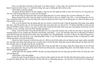 Trên cơ sở khai thác tổng hợp các thế mạnh về tự nhiên, kinh tế - xã hội, nhân văn của duyên hải miền Trung nên đã hình
thành ở duyên hải miền Trung 1 cơ cấu kinh tế nông, lâm, ngư có những đặc điểm chính sau đây
+Hình thành cơ cấu lâm nghiệp
.Tài nguyên để hình thành cơ cấu lâm nghiệp ở vùng này là S lâm ngiệp lớn nhất cả nước, hơn 6 triệu ha và S rừng hiện nay
vẫn còn 3 triệu ha đứng hàng thứ 2 cả nước sau Tây Nguyên.
.Độ che phủ rừng của duyên hải miền Trung lớn đứng hàng thứ 2 cả nước, khoảng 34% (cả nước cókhoảng 29 - 30%)
.Rừng của duyên hải miền Trung nổi tiếng với nhiều loài gỗ uý như Lim, Nghiến, Trắc, Sến... và có trữ lượng lâm sản Tre,
Nứa, Luồng lớn nhất cả nước, hiện nay, đồng thời rừng của duyên hải miền Trung còn rất phong phú với nhiều loại động vật quí
hiếm như Hổ, Voi, Bò tót...
.Trên cơ sở tài nguyên lâm sản phong phú như vậy chonên ở duyên hải miền Trung đã đang phát triển mạnh công nghiệp
khai thác, chế biến gỗ lâm sản với sản lượng gỗ khai thác trung bình năm vào thời kỳ 90 - 95 khoảng 600.000 m3
/năm (sau tây
Nguyên 700.000 m3
/năm). Chính vì vậy, dọc ven biển miền Trung đã hình thành nhiều trung tâm công nghiệp chế biến gỗ vào loại
lớn nhất cả nước, nổi tiếng như Vinh, Huế, Đà nẵng, QuyNhơn...
-Rừng ở duyên hải miền Trung hầu hết đều phân bố ở các vùng miền núi phía Tây cả tỉnh cho nên rừng ở vùng này đều là
rừng đầu nguồn của các sônglớn như sông Mã, sông Hương, sông Hồng... vì vậy, việc khai thác rừng, bảo vệ rừng hợp lý là nhân tố
quyết định tới hiệu quả của nền kinh tế nông- lâm- ngư nghiệp ở các vùng đồng bằng ven biển. Vì rừng có tác dụng chống gió Lào,
chống xói mòn đất, hạn chế lũ lụt ở các vùng đồng bằng. Chính vì vậy việc khai thác rừng kết hợp với bảo vệ rừng hợp lý ở miền
TRung luôn được coi là vấn đề cấp bách.
.Duyên hải miền Trung do có bờ biển kéo dài với 1800 km mà bờ biển nhiều cồn cát trắng lại có gió mạnh, nhiều sóng thần
nên việc phát triển trồng rừng chắn gió dọc ven biển cũng là vấn đề cấp bách, đồng thời cũng tạo điều kiện giữ cân bằng sinh thái,
hạn chế nước mặn và cát ngày càng lấn sâu vào đất liền.
.Để hoàn thiện cơ cấu lâm nghiệp duyên hải miền Trung cần phải đầu tư xây dựng nhiều lâm trường cùng với các liên hợp
lâm - công nghiệp như lâm trường Như Xuân (Thanh hoá) liên hợp lâm- công nghiệp Đông Hiếu, Tây Hiếu (Nghệ An) lâm- công
nghiệp Long Đại (Quảng bình)
.vấn đề phát triển lâm nghiệp ở DHMT cần phải xây dựng những khu bảo tồn rừng quốc gia thiên nhiên nổi tiếng như vườn
quốc gia Bạch mã.
+Hình thành cơ cấu nông nghiệp
.Duyên hải miền Trung nổi tiếng là vùng có thiên tai khắc nghiệt, khí hậu thời tiết diễn biến thất thường nhưng vùng này lại
có nguồn lao động dồi dào, dân cư đông dúc với bản chất cần cù, năng động sáng tạo... cho nên luôn2
có nhu cầu lớn về lương thực,
173
 