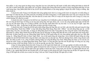 thực phẩm, vì vậy cùng người lao động trong vùng phải tìm mọi cách phát huy thế mạnh và khắc phục những khó khăn tự nhiên để
sản xuất ra nhiều lương thực, thực phẩm cho con người. Nhưng nhìn chung điều kiện tự nhiên ở trong vùng không phù hợp với sản
xuất lương thực, thực phẩm điển hình là lúa, do đó vấn đề hình thành cơ cấu nông nghiệp ở duyên hải miền Trung có những đặc
điểm chính là:
1) duyên hải miền Trung có lợi thế phát triển nông nghiệp trước tiên là có vùng gò đòi trước núi rộng lớn với nhiều đồng cỏ
thích hợp với chăn thả trâu, bò (chăn nuôI trâu, bò không cần nhiều lương thực). Vì thế ngành chăn nuôi Trâu, bò ở duyên hải miền
Trung được ưu tiên phát triển hàng đầu. Nếu như đàn bò cả nước năm 1999 có 4 triệu con thì duyên hải miền Trung có 2 triệu con
chiếm khoảng 50% đàn bò cả nước.
2) duyên hải miền Trung lại có lợi thế hơn các vùng khác là có S đất phù sa pha cát rộng lớn nằm dọc ven biển và những bãi
bồi ven sông rất thích hợp với trồng cá cây hoa màu lương thực như ngô, khoai, sắn và các cây công nghiệp ngắn ngày mà hầu hết
các cây này đều được trồng vào vụ Đông ở BTBộ. Cho nên đẩy mạnh phát triển cây hoa màu Lt và các cây CN ngắn ngày như
Ngô, Khoai, lạc, Mía... là phù hợp với đặc điểm tự nhiên sinh thái ở trong vùng.
3) duyên hải miền Trung như đã biết gồm nhiều đồng bằng nhỏ hẹp nằm sát ven biển gần như liền một giải trong đó rộng
nhất là đồng bằng Thanh Hoá 2900k2
và hẹp nhất đồng bằng Phan Rang, Phan thiết 200km2
mà mỗi đồng bằng này lại có thế
mạnh riêng. Cho nên, việc khai thác, sử dụng các đồng bằng duyên hải miền Trung phải tuỳ theo từng thế mạnh ở mỗi đồng bằng ,
điển hình là: ở đồng bằng Thanh Hoá do đất đai mãu mỡ lại tiếp giáp với đồng bằng Bắc Bộ nên có thế mạnh phát triển lương thực,
điển hình là thâm canh lúa cao sản. Đồng bằng Nghệ Tĩnh lại có thế mạnh trồng các cây công nghiệp ngắn ngày như Lạc, Mía, đậu
tương, ớt... Đồng bằng BT thiên và Nam- Ngãi- Định vừa có thế mạnh trồng cây lương thực, vừa có thêm thế mạnh trồng cây công
nghiệp cho nên đã hình thành nhiều vùng lúa thâm canh năng suất cao như đại Lộc, Phú Lộc (Quảng Nam), nhiều vùng chuyên canh
Mía lớn nhất cả nước ở ven sông Trà Khúc (Quảng Ngãi) ven sông Đà Rằng (Tuy Hoà). Đồng bằng này được coi là vựa lúa của
duyên hải miền Trung, còn đồng bằng Phan Rang, Phan Thiết vì có khí hậu khô, hạn hán nên rất phù hợp với trồng các cây công
nghiệp ưa nóng và khô như Bông, Thuốc Lá và cây ăn quả đặc sản như Nho, Thanh Long...
.Cùng với nông nghiệp duyên hải miền Trung còn có thế mạnh hình thành một cơ cấu ngư nghiệp với nhiều nét độc đáo.
1) Do thiên tai trong vùng rất khắc nghiệt mà duyên hải miền Trung lại có lợi thế bờ biển dài, vùng biển rộng với trữ lượng
hải sản lớn nhất nhì cả nước chonên phát triển ngư nghiệp ở duyên hải miền Trung trước tiên nổi bật với ngành đánh bắt hải sản.
Chính vì vậy, ngành đánh bắt hải sản rất phát triển với sản lượng cá biển duyên hải miền Trung hiện nay đã đạt 385 ngàn tấn trong
tổng số 900 ngàn tấn cá biển của cả nước mà riêng 2 tỉnh cực Nam Trung bộ đã đạt 300 ngàn tấn cá /năm.
174
 