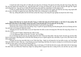 2) duyên hải miền Trung nhờ có S đầm phá cửa sông lớn với khoảng 160 ngàn ha nổi tiếng như phá Tam Giang, đầm Cầu
Hai cho nên ngành nuôi trồng thuỷ sản cũng khá phát triển với tổng sản lượng thuỷ, hải sản trong vùng đạt 400 ngàn tấn. Ngành
nuôi trồng thuỷ sản vùng này tuy có nhiều thế mạnh nhưng chưa phát huy xứng đáng với tiềm năng của nó.
3) Nhờ các ngành đánh bắt nuôi trồng thuỷ hảI sản phát triển mà đã kéo theo ngành chế biến hải sản trong vùng mạnh nhất
nhì cả nước, nổi tiếng với ngành làm nước mắm Phan Thiết, tôm cá đông lạnh và sản phẩm khô.
Như vậy, những điều phân tích trên thể hiện sự độc đáo trong cơ cấu nông lâm ngư nghiệp của duyên hải miền Trung .
Câu 4: Giải thích tại sao duyên hải miền Trung có nhiều khả năng lớn để hình thành cơ cấu kinh tế công nghiệp. Mà
muốn phát triển kinh tế công nghiệp ở duyên hải miền Trung thì phải gắn với xây dựng kết cấu hạ tầng.
Duyên hải miền Trung có nhiều lợi thế để hình thành cơ cấu kinh tế công nghiệp .
-Duyên hải miền Trung là một trong những vùng có nguồn tài nguyên khoáng sản khá phong phú, đó là các khoáng sản kim
loại, phi loại có trữ lượng lớn nhất nhì cả nước.
+Khoáng sản kim loại điển hình có mỏ sắt Thạch Khê lớn nhất cả nước trữ lượng hơn 500 triệu tấn trong tổng số hơn 1 tỷ
tấn sắt cả nước.
+ Có mỏ Crôm Cổ Định- Thanh Hoá duy nhất cả nước .
+ Có mỏ Măng gan Nghệ An lớn thứ 2 cả nước sau Cao Bằng.
Các mỏ khoáng sản kim loại này cho phép duyên hải miền Trung xây dựng nhiều nhà máy luyện kim đen quy mô lớn, điển
hình là luyện gang thép đồng thời có thể khai thác khoáng sản tạo ra nguồn nguyên liệu xuất khẩu có giá trị lớn, điển hình là xuất
khẩu quặng Crôm.
-Khoáng sản kim loại màu điển hình có mỏ Thiếc Quỳ Hợp - Nghệ An trữ lượng lớn vào loại nhất cả nước, mỏ Vàng Bồng
Miêu duy nhất ở cả nước. Hiện nay 2 loại khoáng sản này là mặt hàng xuất khảu rất có giá trị vàcũng là cơ sở để thu hút các nguồn
vốn đầu tư nước ngoài và các dự án liên doanh quốc tế.
-Duyên hải miền Trung là một trong những vùng có trữ lượng về VLXD lớn thứ nhì cả nước, điển hình là đá vôi tập trung
lớn nhất ở khu vực BTbộ như Thanh hoá, Nghệ An, Quảng Bình là nguyên liệu làm xi măng rất tốt, cho nên khu vực này có khả
175
 