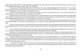 năng xây dựng nhiều nhà máy xi măng điển hình xi măng Bỉm Sơn công suất hơn 1 triệu tấn/ năm trong tương lai có thể xây dựng
và hoàn thiện thêm nhà máy xi măng Nghi Sơn- Thanh Hoá.
-Trong vùng có trữ lượng lớn nhất cả nước dó là cát thuỷ tinh trong có chứa hàm lượng ôxít Ti tan khá lớn. Vì vậy, cát thuỷ
tinh vừa là nguyên liệu sản xuất kính, pha lê có giá trị vừa là nguyên liệu để tinh lọc thành khoáng sản Titan phục vụ công nghiệp
luyện kim, đồng thời cũng là sản phẩm xuất khẩu rất có giá trị.
-Duyên hải miền Trung cũng cơ trữ lượng lớn về khoáng sản đất sét, Cao lanh điển hình như mỏ Cao lanh ở đồng Hới trữ
lượng lớn nhất cả nước là nguyên liệu sản xuất gốm sứ qui mô lớn.
-Duyên hải miền Trung cũng là vùng nổi tiếng cả nước về trữ lượng đá quý, có mỏ lớn nhất ở Quỳ Châu- Quỳ Hợp- Nghệ
An là sản phẩm xuất khẩu rất có giá trị. Bên cạnh đá quý có trữ lượng lớn về đá xây dựng nổi tiếng như đá hoa cương (Thanh Hoá,
Quảng Bình) là nguyên liệu để sản xuất đá ốp lát phục vụ cho kiến trúc và xây dựng.
-Duyên hải miền Trung còn có trữ lượng lớn thứ nhì cả nước về than đá nổi tiếng như mỏ than đá Nông Sơn- quảng Nam
(trữ lượng khoảnghơn 10 triệu tấn) là nguyên liệu phục vụ cho phát triển công nghiệp nhiệt điện như nhiệt điện Đà nẵng- Quảng
Ngãi...
-Duyên hải miền Trung lại có vùng thềm lục địa rộng, dưới thềm lụcđịa có bể trầm tích phía Đông Quảng Nam- đà Nẵng có
trữ lượng dầu khí khá lớn. Cho nên ngày nay ta đang xây dựng máy lọc dầu số 1 Dung Quất để đón trước sự khai thác dầu khí vùng
này.
Tóm lại, duyên hải miền Trung với nguồn tài nguyên, nguyên liệu khoáng sản đa dạng, trữ lượng khá lớn như nêu trên chính
là cơ sở rất quan trọng cần thiết để hình thành cơ cấu kinh tế công nghiệp với quy mô trung bình.
-Bên cạnh cơ sở cung cấp nguyen liệu khoáng chất to lớn như vậy duyên hải miền Trung còn có khả năng lớn nhất nhì cả
nưóc về khả năng cung cấp các nguyên liệu nông sản, lâm sản, hải sản... cho phát triển các ngành công nghiệp chế biến với qui mô
lớn diểnhình chế biến gỗ, hải sản, làm nước mắm...
-Duyên hải miền Trung cũng là vùng rất giàu về tiềm năng du lịch cả về tự nhiên lẫn lịch sử văn hoá nhân văn nổi tiếng với
nhiều hang động, nhiều bãi tắm đẹp (động Phong Nha, Sầm Sơn, Cửa Lò, Nha Trang) và đặc biệt trong vùng có cả 3 di sản văn hoá
lớn nhất cả nước đó là Cố đô Huế, Phố Cổ Hội An, Thánh địa Mỹ Sơn. Cho nên duyên hải miền Trung sẽ có ngành công nghiệp du
lịch phát triển mạnh nhất nhì cả nước.
→ tất cả các tiềm năng về tự nhiên, văn hoá nhân văn nêu trên khẳng định duyên hải miền Trung có nhiều thuận lợi để hình
thành cơ cấu kinh tế công nghiệp hoàn chỉnh. Nhưng muốn hình thành cơ cấu công nghiệp hoàn chỉnh thì vùng này cần phát triển
theo những hướng chính sau đây:
176
 