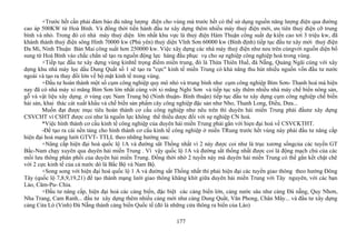 +Trước hết cần phải đảm bảo đủ năng lượng điện cho vùng mà trước hết có thể sử dụng nguồn năng lượng điện qua đường
cao áp 500KW từ Hoà Bình. Và đồng thời tiến hành đầu tư xây dựng thêm nhiều máy thuỷ điện mới, ưu tiên thuỷ điện cỡ trung
bình và nhỏ. Trong đó có nhà máy thuỷ diện lớn nhất khu vực là thuỷ điện Hàm Thuận công suất dự kiến cao tơí 3 triệu kw, đã
khánh thành thuỷ điện sông Hinh 70000 kw (Phú yên) thuỷ diện Vĩnh Sơn 60000 kw (Bình định) tiếp tục đầu tư xây mới thuỷ điện
Đa Mi, Ninh Thuận Bản Mai công suất hơn 250000 kw. Việc xây dựng các nhà máy thuỷ điện như neu trên cùngvới nguồn diện bổ
sung từ Hoà Bình vào chắc chắn sẽ tạo ra nguồn động lực hàng đầu phục vụ cho sự nghiệp công nghiệp hoá trong vùng.
+Tiếp tục đầu tư xây dựng vùng kinhtế trọng điểm miền trung, đó là Thừa Thiên Huế, đà Nẵng, Quảng Ngãi cùng với xây
dựng khu nhà máy lọc dầu Dung Quất số 1 sẽ tạo ra "cực" kinh tế miền Trung có khả năng thu hút nhiều nguồn vốn đầu tư nước
ngoài và tạo ra thay đổi lớn về bộ mặt kinh tế trong vùng.
+Đầu tư hoàn thành một số cụm công nghiệp quy mô nhỏ và trung bình như cụm công nghiệp Bỉm Sơn- Thanh hoá mà hiện
nay đã có nhà máy xi măng Bỉm Sơn lớn nhất cùng với xi măng Nghi Sơn và tiếp tục xây thêm nhiều nhà máy chế biến nông sản,
gỗ và vật liệu xây dựng. ở vùng cực Nam Trung bộ (Ninh thuận- Bình thuận) tiếp tục đầu tư xây dựng cụm công nghiệp chế biến
hải sản, khai thác cát xuất khẩu và chế biến sản phẩm cây công nghiệp đặc sản như Nho, Thanh Long, Điều, Dưa...
Muốn đạt được mục tiêu hoàn thành cơ cấu công nghiệp như nêu trên thì duyên hải miền Trung phải đầutư xây dựng
CSVCHT vì CSHT được coi như là nguồn lực không thể thiếu dược đối với sự nghiệp CN hoá.
*Việc hình thành cơ cấu kinh tế công nghiệp của duyên hải miền Trung phải gắn với hiẹn đại hoá về CSVCKTHT.
-Để tạo ra cái nền tảng cho hình thành cơ cấu kinh tế công nghiệp ở miền TRung trước hết vùng này phải đầu tư nâng cấp
hiện đại hoá mạng lưới GTVT- TTLL theo những hướng sau:
+Nâng cấp hiện đại hoá quốc lộ 1A và đường sắt Thống nhất vì 2 này được coi như là trục xương sốngcủa các tuyến GT
Bắc-Nam chạy xuyên qua duyên hải miền Trung . Vì vậy quốc lộ 1A và đường sắt thống nhất được coi là động mạch chủ của các
mối lưu thông phân phối của duyên hải miền Trung. Đồng thời nhờ 2 tuyến này mà duyên hải miền Trung có thể gắn kết chặt chẽ
với 2 cực kinh tế của cả nước dó là Bắc Bộ và Nam Bộ.
+Song song với hiện đại hoá quốc lộ 1 A và đường sắt Thống nhất thì phải hiện đại các tuyển giao thông theo hướng Đông
Tây (quốc lộ 7,8,9,19,21) để tạo thành mạng lưới giao thông khăng khít giữa duyên hải miền Trung với Tây nguyên, với các bạn
Lào, Căm-Pu- Chia.
+Đầu tư nâng cấp, hiện đại hoá các cảng biển, đặc biệt các cảng biển lớn, cảng nước sâu như cảng Đà nẵng, Quy Nhơn,
Nha Trang, Cam Ranh... đầu tư xây dựng thêm nhiều cảng mới như cảng Dung Quất, Văn Phong, Chân Mây... và đầu tư xây dựng
cảng Cửa Lò (Vinh) Đà Nẵng thành cảng biển Quốc tế (đó là những cửa thông ra biển của Lào)
177
 