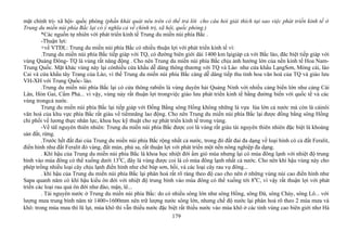 mặt chính trị- xã hội- quốc phòng (phần khái quát nêu trên có thể trả lời cho câu hỏi giải thích tại sao việc phát triển kinh tế ở
Trung du miền núi phía Bắc lại có ý nghĩa cả về chính trị, xã hội, quốc phòng.)
*Các nguồn tự nhiên với phát triển kinh tế Trung du miền núi phía Bắc .
-Thuận lợi:
+về VTĐL: Trung du miền núi phía Bắc có nhiều thuận lợi với phát triển kinh tế vì:
.Trung du miền núi phía Bắc tiếp giáp với TQ, có đường biên giới dài 1400 km lạigiáp cả với Bắc lào, đăc biệt tiếp giáp với
vùng Quảng Đông- TQ là vùng rất năng động . Cho nên Trung du miền núi phía Bắc chịu ảnh hưởng lớn của nền kinh tế Hoa Nam-
Trung Quốc. Mặt khác vùng này lại cónhiều cửa khẩu dễ dàng thông thương với TQ và Lào như cửa khẩu LạngSơn, Móng cái, lào
Cai và cửa khẩu tây Trang của Lào, vì thế Trung du miền núi phía Bắc càng dễ dàng tiếp thu tinh hoa văn hoá của TQ và giáo lưu
VH-XH với Trung Quốc- lào.
.Trung du miền núi phía Bắc lại có cửa thông rabiển là vùng duyên hải Quảng Ninh với nhiều cảng biển lớn như cảng Cái
Lân, Hòn Gai, Cẩm Phả... vì vậy, vùng này rất thuận lợi trongviệc giáo lưu phát triển kinh tế bằng đường biển với quốc tế và các
vùng trongcả nước.
Trung du miền núi phía Bắc lại tiếp giáp với Đồng Bằng sông Hồng không những là vựa lúa lớn cả nước mà còn là cáinôi
văn hoá của khu vực phía Bắc rất giàu về tiềmnăng lao động. Cho nên Trung du miền núi phía Bắc lại được đồng bằng sông Hồng
chi phối về lương thực nhân lực, khoa học kỹ thuật cho sự phát triển kinh tế trong vùng.
-Về tàI nguyên thiên nhiên: Trung du miền núi phía Bắc được coi là vùng rất giàu tài nguyên thiên nhiên đặc biệt là khoáng
sản đất, rừng.
.Trước hết đất đai của Trung du miền núi phía Bắc rộng nhất cả nước, trong đó đất đai đa dạng về loại hình có cả đất Feralit,
điển hình như đất Feralit đỏ vàng, đất mùn, phù sa, rất thuận lợi với phát triển một nền nông nghiệp đa dạng.
. Khí hậu của Trung du miền núi phía Bắc là khoa học nhiệt đới ẩm gió mùa nhưng lại có mùa đông lạnh với nhiệt độ trung
bình vào mùa đông có thể xuống dưới 130
C, đây là vùng được coi là có mùa đông lạnh nhất cả nước. Cho nên khí hậu vùng này cho
phép trồng nhiều loại cây chịu lạnh điển hình như chè búp sơn, hồi, và các loại cây rau vụ đông...
. khí hậu của Trung du miền núi phía Bắc lại phân hoá rất rõ ràng theo độ cao cho nên ở những vùng núi cao điển hình như
Sapa quanh năm có khí hậu kiểu ôn đới với nhiệt độ trung bình vào mùa đông có thể xuống tới 80
C, vì vậy rất thuận lợi với phát
triển các loại rau quả ôn đới như đào, mận, lê...
. Tài nguyên nước ở Trung du miền núi phía Bắc: do có nhiều sông lớn như sông Hồng, sông Đà, sông Chảy, sông Lô... với
lượng mưa trung bình năm từ 1400÷1600mm nên trữ lượng nước sông lớn, nhưng chế độ nước lại phân hoá rõ theo 2 mùa mưa và
khô: trong mùa mưa thì lũ lụt, mùa khô thì vẫn thiếu nước đặc biệt rất thiếu nước vào mùa khô ở các tỉnh vùng cao biên giới nhơ Hà
179
 