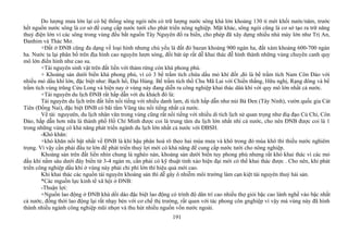 Do lượng mưa lớn lại có hệ thống sông ngòi nên có trữ lượng nước sông khá lớn khoảng 130 tỉ mét khối nước/năm, trước
hết nguồn nước sông là cơ sở để cung cấp nước tưới cho phát triển nông nghiệp. Mặt khác, sông ngòi cũng là cơ sở tạo ra trữ năng
thuỷ điện lớn vì các sông trong vùng đều bắt nguồn Tây Nguyên đổ ra biển, cho phép đã xây dựng nhiều nhà máy lớn như Trị An,
Đanhim và Thác Mơ.
+Đất ở ĐNB cũng đa dạng về loại hình nhưng chủ yếu là đất đỏ bazan khoảng 900 ngàn ha, đất xám khoảng 600-700 ngàn
ha. Nước ta lại phân bố trên địa hình cao nguyên lượn sóng, đồi bát úp rất dễ khai thác đễ hình thành những vùng chuyên canh quy
mô lớn điển hình như cao su.
+Tài nguyên sinh vật trên đất liền với thảm rừng còn khá phong phú.
+ Khoáng sản dưới biển khá phong phú, vì có 3 bể trầm tích chứa dầu mỏ khí đốt ,đó là bể trầm tích Nam Côn Đảo với
nhiều mỏ dầu khí lớn, đặc biệt như: Bạch hổ, Đại Hùng. Bể trầm tích thổ Chu Mã Lai với Chiến thắng, Hữu nghị, Rạng đông và bể
trầm tích vùng trũng Cửu Long và hiện nay ở vùng này đang diễn ra công nghiệp khai thác dâù khí với quy mô lớn nhất cả nước.
+Tài nguyên du lịch ĐNB rất hấp dẫn với du khách đó là:
Tài nguyên du lịch trên đất liền nổi tiếng với nhiều danh lam, di tích hấp dẫn như núi Bà Đen (Tây Ninh), vườn quốc gia Cát
Tiên (Đồng Nai), đặc biệt ĐNB có bãi tắm Vũng tàu nổi tiếng nhất cả nước.
Về tài nguyưên, du lịch nhân văn trong vùng cũng rất nổi tiếng với nhiều di tích lịch sử quan trọng như điạ đạo Củ Chi, Côn
Đảo, hấp dẫn hơn nữa là thành phố Hồ Chí Minh được coi là trung tâm du lịch lớn nhất nhì cả nước, cho nên ĐNB được coi là 1
trong những vùng có khả năng phát triển ngành du lịch lớn nhất cả nước với ĐBSH.
-Khó khăn:
+khó khăn nổi bật nhất về ĐNB là khí hậu phân hoá rõ theo hai mùa mưa và khô trong đó mùa khô thì thiếu nước nghiêm
trọng. Vì vậy cần phải đầu tư lớn để phát triển thuỷ lợi mới có khả năng để cung cấp nước tưới cho nông nghiệp.
Khoáng sản trên đất liền nhìn chung là nghèo nàn, khoáng sản dưới biển tuy phong phú nhưng rất khó khai thác vì các mỏ
dầu khí nằm sâu dưới đáy biển từ 3-4 ngàn m, cần phải có kỹ thuật tinh xảo hiện đại mới có thể khai thác được . Cho nên, khi phát
triển công nghiệp dầu khí ở vùng này phải chi phí lớn thì hiệu quả mới cao.
Khi khai thác các nguồn tài nguyên khoáng sản thì dễ gây ô nhiễm môi trường làm cạn kiệt tài nguyên thuỷ hải sản.
*Các mguồn lực kinh tế xã hội ở ĐNB:
-Thuận lợi:
+Nguồn lao động ở ĐNB khá dồi dào đặc biệt lao động có trình độ dân trí cao nhiều thợ giỏi bậc cao lành nghề vào bậc nhất
cả nước, đồng thời lao động lại rất nhạy bén với cơ chế thị trường, rất quen với tác phong côn gnghiệp vì vậy mà vùng này đã hình
thành nhiều ngành công nghiệp mũi nhọn và thu hút nhiều nguồn vốn nước ngoài.
191
 