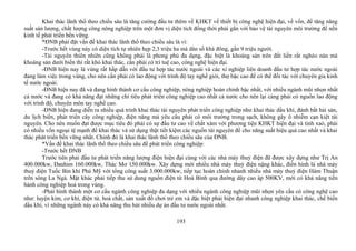Khai thác lãnh thổ theo chiều sâu là tăng cường đầu tư thêm về KHKT về thiết bị công nghệ hiện đại, về vốn, để tăng năng
suất sản lượng, chất lượng công nông nghiệp trên một đơn vị diện tích đồng thời phải gắn với bảo vệ tài nguyên môi trường để nền
kinh tế phát triển bền vững.
*ĐNB phải đặt vấn đề khai thác lãnh thổ theo chiều sâu là vì:
-Trước hết vùng này có diện tích tự nhiên hẹp 2,3 triệu ha mà dân số khá đông, gần 9 triệu người.
-Tài nguyên thiên nhiên cũng không phải là phong phú đa dạng, đặc biệt là khoáng sản trên đất liền rất nghèo nàn mà
khoáng sản dưới biển thì rất khó khai thác, cần phải có trí tuệ cao, công nghệ hiện đại.
-ĐNB hiện nay là vùng rất hấp dẫn với đầu tư hợp tác nước ngoài và các xí nghiệp liên doanh đầu tư hợp tác nước ngoài
đang làm việc trong vùng, cho nên cần phải có lao động với trình độ tay nghề giỏi, thợ bậc cao để có thể đối tác với chuyên gia kinh
tế nước ngoài.
-ĐNB hiện nay đã và đang hình thành cơ cấu công nghiệp, nông nghiệp hoàn chỉnh bậc nhất, với nhiều ngành mũi nhọn nhất
cả nước và đang có khả năng đạt những chỉ tiêu phát triển công nghiệp cao nhất cả nước cho nên lại càng phải có nguồn lao động
với trình độ, chuyên môn tay nghề cao.
-ĐNB hiện đang diễn ra nhiều quá trình khai thác tài nguyên phát triển công nghiệp như khai thác dầu khí, đánh bắt hải sản,
du lịch biển, phát triển cây công nghiệp, điện năng mà yêu cầu phải có môi trường trong sạch, không gây ô nhiễm cạn kiệt tài
nguyên. Cho nên muốn đạt được mục tiêu đó phải có sự đầu tư cao về chất xám với phương tiện KHKT hiện đại và tinh xaỏ, phải
có nhiều vốn ngoại tệ mạnh để khai thác và sử dụng thật tiết kiệm các nguồn tài nguyên để cho năng suất hiệu quả cao nhất và khai
thác phát triển bền vững nhất. Chính đó là khai thác lãnh thổ theo chiều sâu của ĐNB.
*Vấn đề khai thác lãnh thổ theo chiều sâu để phát triển công nghiệp:
-Trước hết ĐNB
Trước tiên phải đầu tư phát triển năng lượng điện hiện đại cùng với các nhà máy thuỷ điện đã được xây dựng như Trị An
400.000kw, Đanhim 160.000kw, Thác Mơ 150.000kw. Xây dựng mới nhiều nhà máy thuỷ điện nặng khác, điển hình là nhà máy
thuỷ điện Tuốc Bin khí Phú Mỹ với tổng công suất 3.000.000kw, tiếp tục hoàn chỉnh nhanh nhiều nhà máy thuỷ điện Hàm Thuận
trên sông La Ngà. Mặt khác phải tiếp thu sử dung nguồn điện từ Hoà Bình qua đường dây cao áp 500KV, mới có khả năng tiến
hành công nghiệp hoá trong vùng.
-Phải hình thành một cơ cấu ngành công nghiệp đa dạng với nhiều ngành công nghiệp mũi nhọn yêu cầu có công nghệ cao
như: luyện kim, cơ khí, điện tử, hoá chất, sản xuất đồ chơi trẻ em và đặc biệt phải hiện đại nhanh công nghiệp khai thác, chế biến
dầu khí, vì những ngành này có khả năng thu hút nhiều dự án đầu tư nước ngoài nhất.
193
 