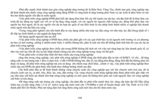 -Phải đấy mạnh, hình thành tam giác công nghiệp tăng trưởng đó là Biên Hoà, Vũng Tàu, chính tam giác công nghiệp này
đã hình thành nên nhiều vùng công nghiệp năng động ĐNB và vùng kinh tế tăng trưởng phía Nam và cực kinh tế phía Nam có sức
thu hút nhiều nguồn vốn đầu tư nước ngoài.
-Việc phát triển công nghiệp ĐNB phải biết tận dụng khai thác hết các thế mạnh của nội lực, mà đặc biệt đó là khai thác các
trình độ lao động tay nghề cao với cơ sở hạ tầng vững mạnh, với các nguồn tài nguyên chất lượng cao, đồng thời phải dựa vào
nguồn lực bên ngoài, đó là các nguồn vốn dự án hợp tác quốc tế mà điển hình là cho phép hình thành nhiều xí nghiệp liên doanh
nước ngoài trên địa bàn của vùng.
-Trong vùng phải nghiên cứu tiến hành đầu tư xây dựng nhiều nhà máy lọc dầu cùng với nhà máy lọc dầu Dung Quất số 1
để tiếp tục hình thành cơ cấu ngành đa dạng hơn.
-Sử dụng nguồn nguyên liệu tại chỗ.
-Việc phát triển công nghiệp ở ĐNB theo chiều sâu phải gắn với các quá trình bảo vệ tài nguyên môi trường và coi phương
án bảo vệ môi trường ,chống ô nhiễm nước biển, ô nhiễm không khí, phải là một chỉ tiêu để khẳng định tính khả thi của các dự án
phát triển công nghiệp.
-Việc phát triển công nghiệp theo chiều sâu trong ĐNB không thể tách rời với việc mở rộng hợp tác liên doanh quốc tế, có
như vậy mới tạo tiền đề cho sự hội nhập nhanh chóng của nền công nghiệp trong vùng với thế giới.
*Việc phát triển và khai thác lãnh thổ theo chiều sâu trong nông nghiệp:
cũng như trong công nghiệp, việc phát riển nông nghiệp ở ĐNB cũng cần thiết phải đầu tư lớn về KHKT, về vốn... để tăng
năng suất và sản lượng trên 1 đơn vị diện tích, vì đất ở ĐNB không lớn, dân số, lao động khá đông, đồng thời đất đai không phải chỉ
được sử dụng để phát triển nông nghiệp mà còn sử dung cho nhiều mục đích khác...chính vì vậy, việc phát triển nông nghiệp theo
chiều sâu của ĐNB cần phải được tiến hành theo những hướng chính sau đây:
Cần thiết phải đầu tư để hình thành những vùng chuyên canh cây công nghiệp quy mô lớn chuyên môn hoá sâu, đó là
chuyên canh cao su, cà phê, tiêu, điều, lạc, mía, đậu tương. Các vùng chuyên canh nông nghiệp phải được phát triển gắn chặt với
các nhà máy chế biến tạo thành liên hợp nông-công nghiệp có mối quan hệ khăng khít giữa sản xuất nguyên liệu với công nghiệp
chế biến và tiêu dùng.
-Để tăng năng suất sản lượng cây công nghiệp, cần phải đầu tư phát triển mạnh thủy lợi, nâng cấp hiện đại Hồ Dầu tiếng
(hiện nay có khả năng chứa 1,5 tỷ m3
nước) cung cấp nước tưới cho 170.000ha ở một số huyện thuộc tỉnh Tây Ninh và Củ Chi-
thành phố Hồ Chí Minh). Phải mở rộng diện tích tăng thêm công suất tưới tiêu cho hồ chứa nước này.
194
 