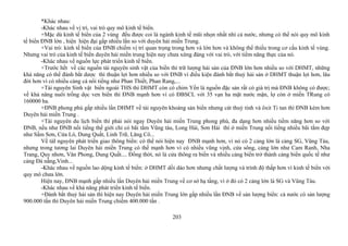 *Khác nhau:
-Khác nhau về vị trí, vai trò quy mô kinh tế biển.
+Mặc dù kinh tế biển của 2 vùng đều được coi là ngành kinh tế mũi nhọn nhất nhì cả nước, nhưng có thể nói quy mô kinh
tế biển ĐNB lớn , hiện hiện đại gấp nhiều lần so với duyên hải miền Trung.
+Vai trò: kinh tế biển của ĐNB chiếm vị trí quan trọng trong hơn và lớn hơn và không thể thiếu trong cơ cấu kinh tế vùng.
Nhưng vai trò của kinh tế biển duyên hải miền trung hiện nay chưa xứng đáng với vai trò, với tiềm năng thực của nó.
-Khác nhau về nguồn lực phát triển kinh tế biển.
+Trước hết về các nguồn tài nguyên sinh vật của biển thì trữ lượng hải sản của ĐNB lớn hơn nhiều so với DHMT, những
khả năng có thể đánh bắt dược thì thuận lợi hơn nhiều so với ĐNB vì điều kiện đánh bắt thuỷ hải sản ở DHMT thuận lợi hơn, lâu
đời hơn vì có nhiều cảng cá nổi tiếng như Phan Thiết, Phan Rang,...
+Tài nguyên Sinh vật biển ngoài THS thì DHMT còn có chim Yến là nguồn đặc sản rất có giá trị mà ĐNB không có được;
về khả năng nuôi trồng dọc ven biển thì ĐNB mạnh hơn vì có ĐBSCL với 35 vạn ha mặt nước mặn, lợ còn ở miền TRung có
160000 ha.
+ĐNB phong phú gấp nhiều lần DHMT về tài nguyên khoáng sản biển nhưng cát thuỷ tinh và ôxit Ti tan thì ĐNB kém hơn
Duyên hải miền Trung .
+Tài nguyên du lịch biển thì phải nói ngay Duyên hải miền Trung phong phú, đa dạng hơn nhiều tiềm năng hơn so với
ĐNB, nếu như ĐNB nổi tiếng thế giới chỉ có bãi tắm Vũng tàu, Long Hải, Sơn Hải thì ở miền Trung nổi tiếng nhiều bãi tắm đẹp
như Sầm Sơn, Cửa Lò, Dung Quất, Linh Trữ, Lăng Cô...
Về tàI nguyên phát triển giao thông biển: có thể nói hiện nay ĐNB mạnh hơn, vì nó có 2 cảng lớn là cảng SG, Vũng Tàu,
nhưng trong tương lai Duyên hải miền Trung có thế mạnh hơn vì có nhiều vũng vịnh, cửa sông, cảng lớn như Cam Ranh, Nha
Trang, Quy nhơn, Văn Phong, Dung Quất.... Đồng thời, nó là cửa thông ra biển và nhiều cảng biển trở thành cảng biển quốc tế như
cảng Đà nẵng,Vinh...
-Khác nhau về nguồn lao dộng kinh tế biển: ở DHMT dồi dào hơn nhưng chất lượng và trình độ thấp hơn vì kinh tế biển với
quy mô chưa lớn.
Hiện nay, ĐNB mạnh gấp nhiều lần Duyên hải miền Trung về cơ sở hạ tầng, vì ở đó có 2 cảng lớn là SG và Vũng Tàu.
-Khác nhau về khả năng phát triển kinh tế biển.
+Đánh bắt thuỷ hải sản thì hiện nay Duyên hải miền Trung lớn gấp nhiều lần ĐNB về sản lượng biển: cả nước có sản lượng
900.000 tấn thì Duyên hải miền Trung chiếm 400.000 tấn .
203
 