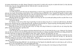 sắc nhưng trình độ dân trí còn thấp. Nhưng TNguyên là vùng kinh tế có nhiều triển vọng lớn với phát triển kinh tế, xã hội, đặc biệt
là triển vọng vùng cây nông nghiệp lâu năm lớn nhất nhì nước và cây đặc sản là cafe .
*các nguồn lực tự nhiên:
-Thuận lợi:
+VTĐL (vị trí địa lý)
Có VTĐL thuận lợi trước hết vùng này lãnh thổ được coi như là vùng có tính chất cầu nối liền giữa Đông Bộ và Nam Bộ ở
phía tây của tổ quốc, là cửa thông ra biển củaLao, CPC, là chỗ dựa lưng của DHNTB vì vậy, vùng đất Tây Nguyên có nhiều ý nghĩa
lớn với giao lưu kinh tế xã hội giữa miền bắc nam, giữa Tây Nguyên-nam trung bộ và có ý nghĩa rất quan trọng trong việc giữ cân
bằng hệ sinh tháI tự nhiên cho Duyên HảI Nam Trung Bộ và đông Nam bộ.
Mặt khác lãnh thổ Tây Nguyên cũng có ý nghĩa to lớn trong việc bảo vệ an ninh quốc phòng của khu vực phía Nam và của
vùng biên giới phía tây của Tổ quốc.
+TàI nguyên đất đai:
Tây Nguyên có diện tích tự nhiên rộng tới gần bằng 5,6 triệu ha nhưng trong đó có ≈2 triệu ha là đất đỏ bazan. Mà đất đỏ
bazan trong vùng đất màu mỡ, có tầng phong hoá dầy, lạI phân bố trên địa hình cao nguyên xếp tầng, khá bằng phẳng, dễ khai thác,
dễ áp dụng cơ giớ hoá, dễ hình thành vùng cây công nghiệp quy mô lớn.
NgoàI đất đỏ bazan còn có đất xám, phù sa dọc ven sông, suối cũng rất thuận lợi với phát triển các cây lương thực thực
phẩm: lúa, hoa màu lương thực: ngô khoai sắn.
+TàI nguyên khí hậu:
Trước hết khí hậu của Tây Nguyên là khí hậu nhiệt đới ẩm gió mùa với nền nhiệt ẩm bức xạ cao. Nhưng do Tây Nguyên
nằm trên độ cao từ 400 m trở lên nên khí hậu phân hoá sâu sắc theo độ cao: ở những vùng thấp từ 400-500 m trở xuống, khí hậu vẫn
còn nóng thích hợp với trồng cây công nghiệp ưa nóng. Như: cà phê , dâu tằm, cây lương thực: lúa, ngô…
ở vùng cao trên 500m khí hậu mát dần, lên cao trên 1000m như Đà Lạt thì khí hậu lạI lạnh, trung bình có nhiệt độ vào mùa
đông:17độ C, mùa hè 20 độ C nên thích hợp trồng các cây công nghiệp ưa mát, chịu lạnh: cà phê chè, chè búp. Và, đặc biệt còn
trồng được những cây rau ôn đới: xu hào, cảI bắp, súp lơ…(Đà Lạt).
Vì là khí hậu nhiệt đới ẩm gió mùa nên có lượng mưa lớn, nhiệt độ trung bình năm 25 đến 26 độ C, lượng mưa trung bình từ
1400 đến 1800mm.
Tổng nhiệt độ hoạt động 9000 độ C cho nên khí hậu của Tây Nguyên cho phép đẩy mạnh xen canh, tăng vụ, gối vụ liên tục
quanh năm và còn có thể phát triển 1 nền nông nghiệp nhiều tầng.
Khí hậu của Tây Nguyên khá ôn hoà, ít bão không sương muối, nên năng suất và sản lượng cây trồng rất ổn định.
205
 